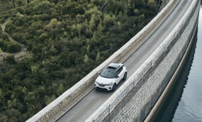 Το All-new Renault CAPTUR, η νέα γενιά του 1ου σε πωλήσεις compact crossover στην Ευρώπη, γράφει ήδη τα πρώτα της χιλιόμετρα στους δρόμους της Αττικής, στα πλαίσια της Παγκόσμιας Δημοσιογραφικής του Παρουσίασης που διοργανώνεται στην χώρα μας. Τo Groupe Renault επέλεξε την Ελλάδα για την Παγκόσμια Δημοσιογραφική Παρουσίαση ενός από τα πιο σημαντικά του νέα μοντέλα. Το Renault CAPTUR είναι το best seller στην κατηγορία του στην Ευρώπη, από το 2013 που παρουσιάστηκε η πρώτη γενιά του, έχοντας πουλήσει συνολικά πάνω από 1,5 εκατομμύριο αυτοκίνητα σε όλες τις αγορές που διατίθεται παγκοσμίως. Τον προηγούμενο χρόνο, το μοντέλο διατήρησε την ηγετική του θέση έχοντας πουλήσει πάνω από 215.000 αυτοκίνητα στην Ευρώπη. Αυτές τις μέρες, παρουσιάζεται η νέα γενιά του μοντέλου στους δημοσιογράφους του Διεθνούς Τύπου και το Groupe Renault επέλεξε την Ελλάδα για το σκοπό αυτό. Πρόκειται για μια διοργάνωση διεθνούς βεληνεκούς που φιλοξενεί συνολικά πάνω από 550 δημοσιογράφους από όλο τον κόσμο, την ώρα που δεκάδες στελέχη της Renault έχουν έρθει στην Ελλάδα για την υποστήριξη της διοργάνωσης. Οι δημοσιογράφοι εκκινούν την διαδρομή τους στην Αττική από το Μαρκόπουλο Μεσογαίας, ενώ, περνώντας μέσα από εμβληματικές αττικές διαδρομές, όπως ο Μαραθώνας και η Πεντέλη, καταλήγουν στην Αθηναϊκή Ριβιέρα, στην περιοχή της Αναβύσσου, όπου λαμβάνει χώρα η δημοσιογραφική παρουσίαση του νέου μοντέλου. Πρόκειται για μία πρώτης τάξεως ευκαιρία προβολής της χώρας μας σε όλο τον κόσμο, καθώς ήδη οι φωτογραφίες και τα βίντεο του νέου Renault CAPTUR κάνουν τον γύρο του κόσμου στα διεθνή μέσα ενημέρωσης, προβάλλοντας τα όμορφα ελληνικά τοπία. Παράλληλα, η χώρα μας διαφημίζεται τόσο για τις υποδομές της, όσο και για τις υπηρεσίες της. H TEOREN MOTORS A.E., αποκλειστικός εισαγωγέας των μαρκών Renault και Dacia στην Ελλάδα παρέχει την αμέριστη υποστήριξή της, πριν και κατά τη διάρκεια της διοργάνωσης η οποία θα διαρκέσει μέχρι τα μέσα Νοεμβρίου. Το νέο Renault CAPTUR είναι ένα μοντέλο – σταθμός για τη Renault, καθώς είναι ο ηγέτης στην κατηγορία με τη μεγαλύτερη αύξηση μεριδίου τα τελευταία χρόνια στις διεθνείς αγορές. Μεγαλύτερο σε διαστάσεις και πιο εντυπωσιακό σε σχεδίαση από τον προκάτοχό του, το νέο μοντέλο ξεφεύγει από τα στενά όρια της κατηγορίας των compact crossover και μπορεί να προκαλέσει ακόμα και μοντέλα μεγαλύτερων κατηγοριών. Βασίζεται σε μία τελείως καινούρια πλατφόρμα (CMF-B) που του δίνει τη δυνατότητα να είναι απόλυτα δικτυωμένο, να κάνει χρήση τεχνολογιών ασφαλείας που του επιτρέπουν επίπεδο 2 αυτόνομης οδήγησης, ενώ αποτελεί και το πρώτο plug-in υβριδικό μοντέλο της Renault. Παράλληλα, παραμένει απόλυτα λειτουργικό, με συρόμενο πίσω κάθισμα και χώρο αποσκευών 536 λίτρων, αλλά και απόλυτα προσαρμόσιμο στο στυλ του κάθε οδηγού, με δυνατότητα 90 συνδυασμών χρωματικής εξατομίκευσης στο εξωτερικό και το εσωτερικό του. Η διάθεση του all-new Renault Captur στην ευρωπαϊκή αγορά θα ξεκινήσει στις αρχές του 2020.