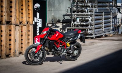 • Ολοκληρώθηκε με επιτυχία το EKO DUCATI TOUR, το δώρο για τους νικητές του διαγωνισμού “ekoracing100” • Road-trip 850 χιλιομέτρων απολαυστικής οδήγησης με μοτοσυκλέτες Ducati, σε αυτοκινητόδρομους και στριφτερές διαδρομές στην Πελοπόννησο • Ducati Multistrada 950 & 1260, Diavel, Hypermotard, Monster & Scrambler, με καύσιμο τη βενζίνη ekoracing100, πρόσφεραν αξέχαστες στιγμές στους τυχερούς αναβάτες Με μεγάλη επιτυχία ολοκληρώθηκε το EKO DUCATI TOUR, ένα απολαυστικό τριήμερο road-trip 850 χιλιομέτρων για 6 τυχερούς νικητές του διαγωνισμού “ekoracing100”. Στη μαγευτική Πελοπόννησο, σε μια μοναδική εμπειρία οδήγησης μέσα από γραφικά χωριά, ιστορικά κάστρα, σε ορεινές αλλά και παραθαλάσσιες στριφτερές διαδρομές, τους τυχερούς ταξίδεψαν εντυπωσιακές Ducati Multistrada 950 & 1260, Diavel, Hypermotard, Monster & Scrambler. Το επίπεδο οδήγησης όλων των νικητών ήταν υψηλό, αφού λίγες ημέρες πριν είχαν παρακολουθήσει με επιτυχία την ημερίδα ασφαλούς οδήγησης του DUCATI RIDERS ACADEMY. Η αναχώρηση έγινε την Παρασκευή 27 Σεπτεμβρίου από το Ducati Athens, το επίσημο Ducati store της ΚOSMOCAR στην οδό Καλλιρόης 9, στην Αθήνα. Μετά από σύντομο briefing με περιγραφή της διαδρομής και του ταξιδιού καθώς και τις απαραίτητες οδηγίες για τους κανόνες ασφάλειας, δόθηκε στους συμμετέχοντες ο εξοπλισμός προστασίας DUCATI. Η διαδρομή ήταν προσεκτικά επιλεγμένη ώστε να αναδείξει τόσο τις αρετές της κάθε μοτοσυκλέτας όσο και την ποιότητα της ekoracing100, μίας βενζίνης που προσφέρει αυξημένες επιδόσεις με μεγάλη οικονομία. Για το λόγο αυτό υπήρχε το απαραίτητο rotation ώστε όλοι να γνωρίσουν την κάθε μοτοσυκλέτα και να την οδηγήσουν για ικανό διάστημα και απόσταση ενώ φυσικά ο ανεφοδιασμός έγινε σε πρατήρια καυσίμων της ΕΚΟ. Μετά την Αθήνα η διαδρομή πέρασε από τη Στυμφαλία, με επίσκεψη στο εκεί Μουσείο Περιβάλλοντος, τη Βυτίνα, για να καταλήξει στο τέλος της ημέρας στο μαγευτικό Ναύπλιο, αφού πρώτα οι αναβάτες είχαν την ευκαιρία να χαρούν τις στροφές του Αχλαδόκαμπου. Την επόμενη μέρα Παράλιο Άστρος και Λεωνίδιο υποδέχθηκαν τους αναβάτες με τις απαστράπτουσες Ducati τους, πριν αυτοί καταλήξουν στον Παραδοσιακό Οικισμό Κοσμάς, σε υψόμετρο 1.150 μ., στις πλαγιές του νοτιοανατολικού Πάρνωνα. Η συγκεκριμένη ανάβαση ήταν ακόμα μία απολαυστική διαδρομή σε έναν ιδιαίτερα στενό δρόμο, με απανωτές κλειστές στροφές και απόκρημνα βράχια να καραδοκούν. Όμως η ακρίβεια στο χειρισμό και η αμεσότητα στην οδήγηση των Ducati ενέπνεε την απαραίτητη σιγουριά. Επόμενος προορισμός ο γραφικός Μυστράς με το διάσημο κάστρο. Δεύτερη και τελευταία διανυκτέρευση και ξενάγηση στην Καστροπολιτεία το επόμενο πρωί. Αναχώρηση και έναρξη της επιστροφής μέσω του επαρχιακού δρόμου Τρίπολης–Σπάρτης μέσα από καστανιές, ψηλά πεύκα και έλατα που μπλέκουν μαγικά τα κλαδιά τους, δημιουργώντας ένα φυσικό υπόστεγο στον δρόμο, μια μαγευτική εικόνα και ένα μοναδικό τοπίο που καταλήγει στην κεντρική πλατεία με την εκκλησία της, στο χωριό Κολλίνες. Στη συνέχεια Νεμέα, με επίσκεψη και ξενάγηση στους αμπελώνες και στο Οινοποιείο Λαφαζάνη. Κάπου εκεί ξεκίνησε η επιστροφή, με εξίσου δυναμική και ασφαλή οδήγηση στην εθνική, με τελικό προορισμό το Ducati Athens.