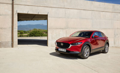 MAZDA CX-30 PRESS KIT   ΠΕΡΙΕΧΟΜΕΝΑ 1| ΠΑΡΟΥΣΙΑΣΗ ΤΟΥ MAZDA CX-30 3 2| ΟΜΟΡΦΟ ΚΑΙ ΤΟΛΜΗΡΟ: ΜΙΑ ΠΙΟ ΕΚΛΕΠΤΥΣΜΕΝΗ ΕΚΦΡΑΣΗ ΤΟΥ KODO DESIGN 5 3| ΣΥΜΠΑΓΕΣ ΕΞΩΤΕΡΙΚΑ – ΕΥΡΥΧΩΡΟ ΚΑΙ ΕΥΕΛΙΚΤΟ ΕΣΩΤΕΡΙΚΟ 10 4| JINBA ITTAI: ΞΕΚΟΥΡΑΣΤΗ, ΣΥΜΜΕΤΟΧΙΚΗ ΟΔΗΓΗΣΗ 17 5| SKYACTIV-VEHICLE DYNAMICS: ΤΕΧΝΟΛΟΓΙΕΣ ΕΛΕΓΧΟΥ ΝΕΑΣ ΓΕΝΙΑΣ 23 6| ΑΡΧΙΤΕΚΤΟΝΙΚΗ SKYACTIV-VEHICLE : ΤΕΧΝΟΛΟΓΙΕΣ ΔΟΜΙΚΗΣ ΚΑΤΑΣΚΕΥΗΣ ΝΕΑΣ ΓΕΝΙΑΣ 26 7| ΠΡΟΗΓΜΕΝΕΣ ΤΕΧΝΟΛΟΓΙΕΣ ΑΣΦΑΛΕΙΑΣ 31 8| ΕΠΙΚΟΙΝΩΝΙΑ ΜΕ ΤΗ MAZDA MOTOR EUROPE 37 1| ΠΑΡΟΥΣΙΑΣΗ ΤΟΥ MAZDA CX-30 Μετά την παρουσίαση του νέου Mazda3, σειρά έχει το Mazda CX-30, το δεύτερο στη σειρά των μοντέλων επόμενης γενιάς της Mazda. Το μικρομεσαίο SUV εγκαινιάζει μία νέα κατηγορία για τη Mazda. Με 4.395χλστ. μήκος, 1.795χλστ. πλάτος, 1.540χλστ. ύψος και 2.655χλστ. μεταξόνιο, το νέο μοντέλο τοποθετείται ανάμεσα στο Mazda CX-3 και το ήδη καταξιωμένο και δημοφιλές Mazda CX-5, ικανοποιώντας τις απαιτήσεις των πελατών που επιθυμούν να συνδυάσουν τις συμπαγείς και φιλικές για αστικό περιβάλλον διαστάσεις του πρώτου, με την ευρυχωρία και την πρακτικότητα του δεύτερου. Το νέο Mazda CX-30 αναδεικνύει τις πιο πρόσφατες εξελίξεις στην πρωτοποριακή σχεδιαστική φιλοσοφία που η μάρκα ονομάζει Kodo design. Διατηρώντας όλη τη ζωντάνια του αυθεντικού Kodo 'Soul of Motion', αυτή η πιο ώριμη πρόταση στοχεύει πλέον στο μεγαλύτερο κύρος του styling μέσα από την κομψότητα και την αυστηρότητα μιας μινιμαλιστικής, (“less is more”) αισθητικής, εμπνευσμένης από τις πιο αγνές παραδόσεις της ιαπωνικής τέχνης. Το ανθρωποκεντρικό εσωτερικό παρουσιάζει μία καθαρή, φωτεινή και ευρύχωρη για τους επιβάτες καμπίνα, και μία άνετη και προσανατολισμένη στον οδηγό, θέση οδήγησης. Το cockpit και η καμπίνα εστιάζουν στην εργονομική τελειότητα σε συνδυασμό με την κορυφαία σχεδιαστική τεχνολογία που περιλαμβάνει τη θέση οδήγησης, το οπτικό πεδίο προς τα χειριστήρια HMI (Human-Machine Interface), το ποιοτικό ηχοσύστημα. Οι πρόσφατα εξελιγμένες τεχνολογίες όπως το ηχοσύστημα Mazda Harmonic Acoustics των 8 ηχείων ή το κορυφαίο ηχοσύστημα των 12 ηχείων της Bose, έχουν ιδανικά ενσωματωθεί με τα ποιοτικά υλικά και το αψεγάδιαστο φινίρισμα, δημιουργώντας ένα εσωτερικό περιβάλλον υψηλής ποιότητας και απόλυτης κομψότητας. Το νέο μικρομεσαίο SUV ενσωματώνει όλες τις τελευταίες εξελίξεις της φιλοσοφίας των μοντέλων νέας γενιάς Skyactiv-Vehicle της Mazda, η οποία όχι μόνο αξιοποιεί την εγγενή ισορροπία του ανθρώπου για πιο φυσικό και διαισθητικό έλεγχο του οχήματος, αλλά μειώνει και ελέγχει παράλληλα το επίπεδο NVH (Θόρυβος, κραδασμοί, τραχύτητα) εξασφαλίζοντας μια μοναδική «ποιότητα ησυχίας» στην καμπίνα. Ο συνδυασμός των έξυπνων τεχνολογιών όπως είναι το σύστημα 4κίνησης i-Activ (AWD) το οποίο συνεργάζεται αρμονικά με το σύστημα G-Vectoring Control (GVC) που ρυθμίζει την κατανομή της ροπής μεταξύ των εμπρός και των πίσω τροχών, και του συστήματος GVC Plus της μπροστινής κίνησης, καθιστά ακόμα πιο εμφατικά τα χαρακτηριστικά της εμπειρίας οδήγησης με την ονομασία Jinba Ittai. Η κινητήρια μονάδα αντιπροσωπεύει την τελευταία εξέλιξη του συστήματος Skyactiv-X των κινητήρων Skyactiv βενζίνης και diesel, και διαθέτει την επαναστατική τεχνολογία της μάρκας με την ονομασία SPCCI (Spark Plug Controlled Compression Ignition), η οποία υιοθετεί μία μοναδική μέθοδο καύσης που συνδυάζει την άνεση ανεβάσματος των στροφών ενός βενζινοκινητήρα με την εκπληκτική απόκριση ενός diesel. Τέλος, το υπερπλήρες πακέτο ενεργητικής ασφάλειας i-Activsense του Mazda CX-30 περιλαμβάνει σύστημα παρακολούθησης του οδηγού (Driver Monitoring) και εξασφαλίζει στο μικρομεσαίο SUV μία ακόμα πιο εξελιγμένη ικανότητα να παρέχει σε όλους τους επιβάτες αυξημένο επίπεδο ασφάλειας και απολαυστικές εμπειρίες οδήγησης. 2| ΟΜΟΡΦΟ ΚΑΙ ΤΟΛΜΗΡΟ: ΜΙΑ ΠΙΟ ΕΚΛΕΠΤΥΣΜΕΝΗ ΕΚΦΡΑΣΗ ΤΟΥ KODO DESIGN Το νέο Mazda CX-30 είναι το δεύτερο μοντέλο παραγωγής που υιοθετεί την τελευταία εξέλιξη της σχεδιαστικής φιλοσοφίας ‘Kodo’ – καλλιτεχνικό design με βαθιές ρίζες στην παραδοσιακή Γιαπωνέζικη αισθητική. Η κατεργασία κάθε επιμέρους τμήματος σύμφωνα με την αρχή του «less is more» έχει σαν αποτέλεσμα τη δημιουργία καθαρών, και όμορφων επιφανειών δίνοντας ένα εντελώς πρωτότυπο σχήμα στην κατηγορία των μικρομεσαίων crossover SUV. Το πρωτότυπο Mazda Vision Coupe που παρουσιάστηκε το 2017 ενσωμάτωνε αυτή τη σοφιστικέ σχεδιαστική προσέγγιση μέσα από το καλοδουλεμένο μινιμαλιστικό του styling: η κομψή του σιλουέτα δημιούργησε ένα παιχνίδισμα αντανακλάσεων που μεταβάλλονται διαρκώς, και του χάρισε μία φυσική και δυναμική ταυτόχρονα αίσθηση. Το Mazda CX-30 εξελίχθηκε για να δημιουργήσει ένα εντελώς νέο design στην κατηγορία των μικρομεσαίων crossover SUV. Στηριγμένη στη φιλοσοφία σχεδιασμού ‘όμορφο & τολμηρό’, η εξωτερική του εμφάνιση αντανακλά την ανόθευτη κομψότητα αλλά και το δυναμισμό ενός SUV. Κάτω από τις απαλές γραμμές του αμαξώματος με το σχήμα που παραπέμπει σε κουπέ, οι μαύρες επιφάνειες του κάτω μέρους δημιουργούν την εικόνα στιβαρότητας και σταθερότητας που εισπράττει κανείς από ένα μοντέλο SUV. Στο εσωτερικό, ξεχωρίζει το κομψό cockpit και η ευρύχωρη και φωτεινή ατμόσφαιρα στην καμπίνα που δίνει σε όλους τους επιβάτες την αίσθηση διαβίωσης σε ένα ήρεμο και άνετο περιβάλλον. Σε κάθε λεπτομέρεια έχει δοθεί μεγάλη προσοχή, από την επιλογή των υλικών έως το αναβαθμισμένο επίπεδο συναρμογής, ώστε να δημιουργηθεί ένα εσωτερικό περιβάλλον κορυφαίας ποιότητας. ΕΞΩΤΕΡΙΚΟΣ ΣΧΕΔΙΑΣΜΟΣ: CHARGE AND RELEASE (Σε ελεύθερη μετάφραση : «Απελευθέρωση από τα βάρη») Το στυλ κυριαρχείται από μία νέα σχεδιαστική έκφραση : 'Charge and Release'. Η έκφραση αυτή προέρχεται από τα ιδεογράμματα της Γιαπωνέζικης καλλιγραφίας και εξελίχθηκε για να περικλείει τους τρείς βασικούς πυλώνες της σχεδιαστικής φιλοσοφίας του Kodo : Yohaku, η ομορφιά του κενού. Sori, οι απόλυτα ισορροπημένες καμπύλες και Utsuroi, το παιχνίδισμα του φωτός με τη σκιά. Ειδικότερα, το Sori φαίνεται ξεκάθαρα στην αψίδα των ώμων που ξεκινά από τον εμπρός προφυλακτήρα και καταλήγει στον πίσω τροχό και δίνει έναν αέρα ζωντάνιας. Το Utsuroi γίνεται ορατό στις επιφάνειες του αμαξώματος με τη μορφή ενός “S” κάτω από τη γραμμή των ώμων, που δημιουργείται αντανάκλαση του περιβάλλοντος καθώς το αυτοκίνητο κινείται. Η έκφραση αυτή των γραμμών του αμαξώματος καταλήγει τελικά σε ένα σβήσιμο μέσω ενός απλού κυματισμού στο πίσω μέρος. Αποφεύγοντας τις έντονες ακμές για χάρη της εικόνας της κίνησης, το Mazda CX-30 επιτυγχάνει να αντικατοπτρίζει το στυλ και την καλαισθησία ενός έργου τέχνης και την έντονη εικόνα του δυναμισμού. Σχεδιασμός εμπρός μέρους Το στυλ του εμπρός μέρους αντανακλά μία εκλεπτυσμένη και ταυτόχρονα δυνατή προσωπικότητα. Η χαρακτηριστική ταυτότητα της πτέρυγας της Mazda παίρνει μια εντονότερη και βαθύτερη μορφή που συνδυάζεται με το συμπαγές περίγραμμα του μπροστινού προφυλακτήρα ώστε να επιτευχθεί μια σύνθεση που υποδηλώνει έντονα την κίνηση προς τα εμπρός. Το μέγεθος και το σχέδιο της τριγωνικής μάσκας αντανακλά τις διαφοροποιήσεις στην αισθητική των επιφανειών ανάλογα με τη γωνία του φωτός. Σχεδιασμός πίσω πλευράς Τα πίσω φτερά τονίζουν ακόμα περισσότερο το πλάτος του αμαξώματος και η πίσω πόρτα έχει σχήμα στενής αψίδας. Ο συνδυασμός αυτός δημιουργεί ένα δυναμικό πίσω μέρος με πλάτος που παραπέμπει αισθητικά σε σπορ μοντέλο.   Σχεδιασμός φωτιστικών σωμάτων Οι εμπρός προβολείς και ο συνδυασμός των πίσω φώτων συνθέτουν μία εικόνα κομψότητας και λειτουργικότητας. Αποτελούνται από μονάδες LED που δίνουν έμφαση στο κυλινδρικό σχήμα των φωτιστικών σωμάτων. Τα φλας με LED έχουν μία νέα ξεχωριστή ταυτότητα που ξεκινά λειτουργώντας σε μέγιστη ένταση και σβήνει σταδιακά σε διαδοχικούς παλμούς. Σχεδιασμός τροχών Το Mazda CX-30 διατίθεται με επιλογές ζαντών αλουμινίου 16 ή 18 ιντσών. Σε Σκούρο Γυαλιστερό Ασημί ή Ασημί Μεταλλικό φινίρισμα, οι ζάντες των 18 ιντσών διακρίνονται για τις όμορφες ακτίνες και το εξαιρετικό φινίρισμα γύρω από τα μπουλόνια. Οι ζάντες των 16 ιντσών είναι και αυτές ακτινωτές με αποτέλεσμα να δείχνουν μεγαλύτερες σε διάμετρο, ενώ το σκούρο χρώμα τους δίνει την εντύπωση της πλήρους ενσωμάτωσης με τα ελαστικά. Χρώματα αμαξώματος Διατίθενται 9 επιλογές χρωμάτων για το αμάξωμα. Μεταξύ αυτών το Soul Red Crystal, το Machine Grey και το νέο Polymetal Grey, αλλά και τα White Pearl Mica, Titanium Flash Mica, Jet Black Mica, Deep Crystal Blue Mica, Arctic White και Sonic Silver Metallic. ΣΕΧΔΙΑΣΜΟΣ ΕΣΩΤΕΡΙΚΟΥ Το design της καμπίνας του Mazda CX-30 βασίζεται στη σχεδιαστική ανθρωποκεντρική φιλοσοφία της Mazda, και την παραδοσιακή Ιαπωνική αρχιτεκτονική του Ma, ή αλλιώς του άδειου χώρου. Η βασική διαμόρφωση συνδυάζει το άνετο και συμπυκνωμένο cockpit του οδηγού, και την καθαρή και ευρύχωρη περιοχή γύρω από το συνεπιβάτη. Ο πίνακας οργάνων έχει επίκεντρο τον οδηγό και περιλαμβάνει τα τρία όργανα και την κεντρική οθόνη, έχει ελαφριά κλίση προς τον οδηγό, προσφέροντας ιδανική ορατότητα και ευκολία χρήσης, ελαχιστοποιώντας την περίπτωση απόσπασης της προσοχής του από το δρόμο. Το πάνω τμήμα του ταμπλό περιλαμβάνει μία δευτερεύουσα οθόνη. Ακριβώς μπροστά από αυτή την οθόνη την πάνω επιφάνεια του ταμπλό διατρέχει ένα οριζόντιο νεύρο που καταλήγει στην πόρτα του συνοδηγού και συνεχίζει στο ίδιο στυλ και στο δεξιό πάνελ. Εκεί διακρίνει κανείς το άψογο φινίρισμα με τις ταπετσαρίες και τις υψηλής ποιότητας ραφές με τα μεταλλικά διακοσμητικά, που δίνουν στο εμπρός μέρος της καμπίνας μία ιδιαίτερα όψη. Μία φαρδιά κονσόλα στο πάτωμα φιλοξενεί το λεβιέ των ταχυτήτων, τις ποτηροθήκες και πιο πίσω στην ‘περιοχή ελέγχου,’ τον περιστροφικό διακόπτη που είναι τοποθετημένος πιο κοντά στον οδηγό για μεγαλύτερη ευκολία στους χειρισμούς και εργονομικά τέλεια λειτουργία. Τα πλευρικά τμήματα της κονσόλας ξεχωρίζουν χάρη στα κυρτό τους σχήμα που χρησιμεύει για ξεκούραση των γονάτων οδηγού και συνοδηγού, και το φαρδύ υποβραχιόνιο ανάμεσα στα εμπρός καθίσματα που δημιουργούν τις ιδανικές συνθήκες ξεκούρασης για κάθε διαδρομή ή ταξίδι. Η βάση του μοχλού των ταχυτήτων διαθέτει μια εξελιγμένη έκδοση της τεχνολογίας «διπλής επίστρωσης» της Mazda. Το φως που χτυπά το γκρίζο πλαίσιο της άνω επιφάνειας αποκαλύπτει ένα μεταλλικό μοτίβο χαραγμένο στο κάτω στρώμα της βάσης. Η εμφάνισή του αλλάζει ανάλογα με το παιχνίδισμα του φωτός , και ολόκληρη η επιφάνεια της κεντρικής κονσόλας φανερώνει τη σχολαστική προσοχή που έχει δοθεί και στην παραμικρή λεπτομέρεια αλλά και την πολύ προχωρημένη αισθητική του εσωτερικού του Mazda CX-30. Αποχρώσεις εσωτερικού περιβάλλοντος Στο εσωτερικό διατίθενται δύο επιλογές ξεχωριστών χρωματικών αποχρώσεων που έχουν εξελιχθεί για να ταιριάζουν απόλυτα σε κάθε προτίμηση και σε κάθε lifestyle. Οι επιλογές αυτές περιλαμβάνουν ειδικά διακοσμητικά σε απόχρωση Ανοιχτού Καφέ (Rich Brown) για πιο chic και πιο ώριμα γούστα, ή σε τόνους του Μπλε (Navy Blue) για εκείνους που επιλέγουν με πιο μοντέρνα κριτήρια. Η επιλογή σε χρώμα Rich Brown διατίθεται με Μαύρο ή Λευκό γνήσιο δέρμα. Οι διατρήσεις της μαύρης δερμάτινης ταπετσαρίας αποκαλύπτουν μια καφέ εσωτερική επένδυση για μεγαλύτερη τόνωση του εκλεπτυσμένου σχεδιασμού υψηλής ποιότητας. Η επιλογή σε χρώμα Navy Blue περιλαμβάνει υφασμάτινες επενδύσεις σε επιλογή γκρι-μπεζ ή μαύρο. 3| ΣΥΜΠΑΓΕΣ ΕΞΩΤΕΡΙΚΑ – ΕΥΡΥΧΩΡΟ ΚΑΙ ΕΥΕΛΙΚΤΟ ΕΣΩΤΕΡΙΚΟ Η εξέλιξη της ανθρωποκεντρικής προσέγγισης της Mazda είχε σαν αποτέλεσμα τη δημιουργία ενός αξιοζήλευτα εξοπλισμένου και εύχρηστου εσωτερικού. Παρά τις συμπαγείς εξωτερικές του διαστάσεις, το Mazda CX-30 προσφέρει ένα εσωτερικό στο οποίο μπορούν να φιλοξενηθούν με ιδιαίτερη άνεση όλοι οι επιβάτες ακόμα και στα πιο μεγάλα ταξίδια τους, ενώ ο χώρος αποσκευών προσφέρει μεγάλη πρακτικότητα και εξίσου μεγάλη χωρητικότητα που ικανοποιούν κάθε απαίτηση. Το περιβάλλον οδήγησης ενσωματώνει όλα τα πλεονεκτήματα και την τεχνογνωσία της μάρκας στον τομέα της εξέλιξης της θέσης οδήγησης και της φιλοσοφίας για τη σχέση Οδηγού-Αυτοκινήτου (HMI/Human-Machine Interface). ΕΞΩΤΕΡΙΚΕΣ ΚΑΙ ΕΣΩΤΕΡΙΚΕΣ ΔΙΑΣΤΑΣΕΙΣ Το μικρομεσαίο αυτό SUV αντιπροσωπεύει μία νέα κατηγορία μοντέλων για τη Mazda. Με το στόχο κατά το σχεδιασμό του το συνολικό του μήκος να είναι στα 4,4μ η λιγότερο, το νέο Mazda CX-30 τοποθετείται ανάμεσα στο Mazda CX-3 και το ήδη καταξιωμένο και δημοφιλές Mazda CX-5. Ικανοποιεί τις απαιτήσεις των πελατών εκείνων που επιθυμούν να συνδυάσουν τις διαστάσεις του μικρομεσαίου και ευχάριστου στις αστικές μετακινήσεις CX-3, με την ευρυχωρία και την πρακτικότητα του CX-5. MAZDA CX-30 Συνολικό μήκος 4,395 mm Συνολικό πλάτος 1,795 mm Συνολικό ύψος μέχρι την οροφή 1,540 mm Μεταξόνιο 2,655 mm Εμπρός πρόβολος 915 mm Πίσω πρόβολος 825 mm Αν και αρκετά συμπαγές για να προσφέρει εξαιρετική ευελιξία σε συνθήκες αστικής κυκλοφορίας, το Mazda CX-30 συνδυάζει την ευκολία πρόσβασης στο ευρύχωρο και ευέλικτο εσωτερικό του, και τον μεγάλο χώρο αποσκευών. Τα 740χλστ. της απόστασης μεταξύ των δύο εμπρός καθισμάτων δείχνουν ότι η τιμή αυτή για το CX-30 είναι κατά 50χλστ, μεγαλύτερη από την αντίστοιχη του Mazda CX-3, και ίδια με εκείνη του Mazda CX-5. Η μεγάλη απόσταση των δύο εμπρός καθισμάτων δίνει τη δυνατότητα για τοποθέτηση μίας φαρδιάς κεντρικής κονσόλας με αναβαθμισμένη διάταξη και ενός μεγάλου κεντρικού υποβραχιόνιου. Εξίσου μεγάλη είναι και η απόσταση που χωρίζει τα πίσω καθίσματα με αποτέλεσμα την τοποθέτηση ενός μεγάλου κεντρικού υποβραχιόνιου αλλά και μεγαλύτερων μπράτσων στις πίσω πόρτες, γεγονός που εξασφαλίζει στους πίσω επιβάτες μία εξαιρετικά άνετη και χαλαρωτική θέση. Η μεγάλη απόσταση στο ύψος της λεκάνης μεταξύ του μπροστινού και του πίσω καθίσματος και το χαμηλό ύψος της έδρας του πίσω καθίσματος, δημιουργούν άφθονο χώρο για τα γόνατα και μεγάλο εσωτερικό ύψος, επιτρέποντας ακόμα και στους πιο υψηλόσωμους επιβάτες να κάθονται πολύ άνετα στα πίσω καθίσματα. Επιπλέον, η μεγάλη απόσταση μεταξύ των μπροστινών και των πίσω καθισμάτων, διευκολύνει τους μπροστά επιβάτες να γυρίσουν και να μιλήσουν με τους επιβάτες που κάθονται στο πίσω κάθισμα. Ταυτόχρονα, οι πίσω επιβάτες μπορούν να δουν με ελάχιστη προσπάθεια το προφίλ των προσώπων των εμπρός επιβατών. Το αποτέλεσμα είναι ένας εσωτερικός χώρος που προβάλλει την επικοινωνία μεταξύ όλων των επιβατών της καμπίνας. Είσοδος και έξοδος Παρά την απαραίτητη για SUV, απόσταση από το έδαφος, η χαμηλά τοποθετημένη έδρα των καθισμάτων (601mm για τα μπροστινά και 619mm για τα πίσω) σε συνδυασμό με το μεγάλο ύψος του ανοίγματος των θυρών επιτρέπουν την απροβλημάτιστη είσοδο και έξοδο όλων των επιβατών του Mazda CX-30. Εκτός από τη μεγάλη απόσταση μεταξύ των εμπρός και των πίσω καθισμάτων και το μικρό ύψος του πίσω πατώματος, το σχήμα των μαξιλαριών των καθισμάτων και οι μεσαίες κολώνες έχουν ειδικά μελετηθεί ώστε να διευκολύνουν την είσοδο και έξοδο των επιβατών στο αυτοκίνητο. Με αυτό τον τρόπο ακόμα και οι ευτραφείς επιβάτες μπορούν με άνεση να μπουν και να βολευτούν στο πίσω κάθισμα. Επιπλέον, στο κάτω μέρος των πίσω θυρών έχουν προστεθεί πλευρικά προστατευτικά που προστατεύουν τους επιβάτες από το να λερώσουν τα ρούχα τους βγαίνοντας από ένα λασπωμένο αυτοκίνητο. Χώρος αποσκευών Τα 430λίτρα (VDA) του πορτμπαγκάζ είναι αρκετή χωρητικότητα ώστε να μπορείτε να μεταφέρετε ένα μεγάλο παιδικό καρότσι και μία μεγάλη τσάντα. Το άνοιγμα της πίσω πόρτας έχει πλάτος 1,030χλστ, και η απόσταση του κατωφλίου φόρτωσης είναι μόλις 731χλστ, για εύκολο φόρτωμα και ξεφόρτωμα μεγάλων και βαριών αντικειμένων. Με την τοποθέτηση ανθεκτικής μοκέτας στα πλευρικά τοιχώματα και το τετραγωνισμένο του σχήμα, το πορτμπαγκάζ παρουσιάζει μία καθαρή εμφάνιση. Ο διακόπτης ανοίγματος της πόρτας του χώρου αποσκευών βρίσκεται κεντρικά τοποθετημένος για εύκολη χρήση. Στον προαιρετικές επιλογές διατίθεται και ηλεκτροκίνητη πόρτα του χώρου αποσκευών με λειτουργία ‘με ένα πάτημα’. Τα στηρίγματα και το περίβλημα του αμορτισέρ της πίσω πόρτας είναι κατασκευασμένα από ρητίνη για πιο αθόρυβη λειτουργία. Θέση οδήγησης Ο σχεδιασμός του cockpit συνδυάζει την κορυφαία εργονομία και το Kansei Engineering (που βασίζεται στις ανθρώπινες αισθήσεις) και προσφέρει την ιδανική θέση οδήγησης για οδηγούς κάθε σωματότυπου. Το τιμόνι ρυθμίζεται σε ύψος (45mm) και απόσταση (70mm) δίνοντας έτσι στον κάθε οδηγό τη δυνατότητα να βρει την ιδανική θέση οδήγησης. Επιπλέον, η έδρα του καθίσματος διαθέτει στάνταρ ρύθμιση της κλίσης αποτρέποντας έτσι το κρέμασμα των μηρών (μεγάλη κλίση προς τα πάνω) ή την αύξηση της πίεσης στους μηρούς (μεγάλη κλίση προς τα κάτω). Ο ψηλά και μπροστά τοποθετημένος μοχλός των ταχυτήτων τόσο του χειροκίνητου όσο και του αυτόματου κιβωτίου, βοηθά τον οδηγό να μετακινήσει πιο ξεκούραστα το χέρι του από το τιμόνι κάνοντας έτσι τις αλλαγές πιο εύκολες και πιο γρήγορες. Η θέση του περιστροφικού επιλογέα ‘Commander’, οι ποτηροθήκες καθώς και το μεγάλο κεντρικό υποβραχιόνιο αυξάνουν το επίπεδο άνεσης και ευκολίας των χειρισμών. Επικοινωνία ανθρώπου-Μηχανής (Human Machine Interface / HMI) Η οθόνη του συστήματος Active Driving Display, τα όργανα και η κεντρική οθόνη έχουν σχεδιαστεί με στόχο να εμφανίζουν τις πληροφορίες με ξεκάθαρο και απλό τρόπο, ενώ οι γραμματοσειρές που χρησιμοποιούνται είναι παντού ίδιες ώστε να δημιουργήσουν μια ευχάριστη και ενιαία εμφάνιση. Το Mazda CX-30 διαθέτει μία μεγάλη κεντρική οθόνη 8.8ιντσών, η οποία προσφέρει ευκολία στη χρήση και στη λειτουργία της μέσω του χειριστηρίου Commander. Η εφαρμογή των αποτελεσμάτων της έρευνας στην ανθρώπινης συμπεριφοράς από τη Mazda επεκτείνεται και στον τομέα της μηχανικής Kansei, με τη βοήθεια της οποίας σχεδιάστηκαν όλα τα χειριστήρια με στόχο να παρέχουν μια κοινή αίσθηση, ανεξάρτητα από το αν είναι με πάτημα, με τράβηγμα, ή με περιστροφή, παρέχοντας στον οδηγό μια ευχάριστη αίσθηση που μπορεί να γίνει αντιληπτή ακόμη και στη φυσική λειτουργία των διακοπτών και των χειριστηρίων. Το τιμόνι του Mazda CX-30 περιλαμβάνει δύο τύπους χειριστηρίων που λειτουργούν με πίεση ή με τράβηγμα. Τα χειριστήρια αυτά αναγνωρίζονται από τον οδηγό και με την αφή και ο τρόπος λειτουργίας τους καθιστά τη χρήση τους εξαιρετικά απλή και διαισθητική. Η Mazda σχεδιάζει τα προειδοποιητικά της ώστε να μεταφέρουν απλά και με ακρίβεια σημαντικές πληροφορίες σχετικά με οποιαδήποτε δεδομένη κατάσταση. Αυτό επιτυγχάνεται εν μέρει διαχωρίζοντας τον ρόλο των ηχητικών από τις οπτικές προειδοποιήσεις. Οι ηχητικές χρησιμοποιούνται για να τραβήξουν την προσοχή του οδηγού ή να τον ενημερώσουν για μία επείγουσα ανάγκη, ενώ οι οπτικές μέσω των οθονών περιγράφουν μία κατάσταση και τον τρόπο επίλυσης του προβλήματος. Για παράδειγμα, οι ηχητικές προειδοποιήσεις εκπέμπονται από τα μπροστινά ή τα πίσω ηχεία και οι οπτικές είναι προσεκτικά διατυπωμένες ώστε να γίνουν εύκολα κατανοητές από όλους τους οδηγούς. Ο στόχος είναι να δοθεί στον οδηγό μια σαφής αίσθηση ασφάλειας και προστασίας. Ορατότητα και οπτικό πεδίο Το Mazda CX-30 υιοθετεί το σχεδιασμό του cockpit με γνώμονα την υποσυνείδητη αντίληψη του ανθρώπου για το χώρο και την ικανότητά του να καθορίζει την απόσταση και την ταχύτητα όταν μετακινείται μέσα σε ένα συγκεκριμένο περιβάλλον. Για παράδειγμα, η γραμμή κατά μήκος του πάνω τμήματος της επένδυσης της πόρτας και οι γραμμές της κεντρικής κονσόλας ορίζουν τα νοητά όρια της λωρίδας κυκλοφορίας που βλέπει κανείς από το παρμπρίζ. Επίσης, οι γραμμές στο καπό εκτείνονται προς τα εμπρός προς το σημείο στο οποίο συγκλίνουν οι γραμμές των ορίων της λωρίδας κυκλοφορίας, βελτιώνοντας έτσι την ευαισθητοποίηση του οδηγού. Ο συνολικός σχεδιασμός καθιστά το Mazda CX-30 εύκολο στην οδήγηση βοηθώντας τον οδηγό να αντιληφθεί καλύτερα τη σχετική απόσταση και την ταχύτητα. Η θέση οδήγησης βρίσκεται σχετικά ψηλά ώστε να παρέχει μια καθαρή και ανεμπόδιστη θέα που επιτρέπει στον οδηγό να εστιάσει με σιγουριά στο δρόμο μπροστά του, ακόμα και όταν το αυτοκίνητο κινείται σε πολυσύχναστους δρόμους της πόλης. Το πάχος και το σχήμα των εμπρός κολόνων έχει βελτιστοποιηθεί σύμφωνα με μελέτες των ανθρώπινων χαρακτηριστικών που υποδεικνύουν ότι ο οδηγός μπορεί να διατηρήσει μια συνεχή εικόνα ενός αντικειμένου αν αυτός είναι σε θέση να το εντοπίσει είτε με το αριστερό είτε με το δεξιό μάτι, ακόμα και αν το οπτικό πεδίο εμποδίζεται στιγμιαία. Ο σχεδιασμός της εμπρός κολώνας (Α-pillar) περιορίζει τις τυφλές γωνίες αριστερά και δεξιά και βοηθά τον οδηγό να βλέπει πιο εύκολα τους πεζούς ή τα πιθανά εμπόδια, διατηρώντας ταυτόχρονα μια φυσική στάση οδήγησης. Οι πίσω κολώνες (C-pillars) έχουν τέτοιο σχήμα ώστε να παρέχουν τη βέλτιστη ορατότητα από το πίσω παράθυρο. Η πίσω πόρτα και τα τετράγωνα πίσω παράθυρα επιτρέπουν στον οδηγό να εντοπίζει εύκολα τα αυτοκίνητα που κινούνται πίσω και διαγώνια κοιτώντας πάνω από τον ώμο του, παρέχοντας ασφάλεια στην αλλαγή λωρίδας ή στις μανούβρες μέσα σε γκαράζ. Το σύστημα ελέγχου της ταχύτητας λειτουργίας των υαλοκαθαριστήρων έχει σχεδιαστεί προσεκτικά για να μεγιστοποιήσει την απόδοση καθαρισμού του παρμπρίζ. Μία μονάδα ελέγχου ρυθμίζει συνεχώς τη γωνία λειτουργίας τους κάνοντας συνέχεια μικροδιορθώσεις, δίνοντάς τους τη δυνατότητα να καθαρίσουν μέχρι την αριστερή κολόνα και να εξασφαλίσουν ιδανική ορατότητα στην πλευρά του οδηγού. Οι υαλοκαθαριστήρες κρύβονται κάτω από το χείλος του καπό έτσι ώστε να εξασφαλίσουν ανεμπόδιστη ορατότητα από το παρμπρίζ. Επιπλέον, τα ακροφύσια πλύσης είναι στερεωμένα στα μπράτσα των υαλοκαθαριστήρων έτσι ώστε ο ψεκασμός τους να μπορεί να σκουπιστεί αμέσως από το πέρασμα του καθαριστήρα και να μην καθυστερήσει να επανέρθει η ορατότητα. Αυτά τα συστήματα συνδυάζονται για να δώσουν στον οδηγό μια σαφέστερη εικόνα και να διατηρήσουν καλύτερη ορατότητα κατά την οδήγηση με βροχή. Mazda Connect Το Mazda CX-30 υιοθετεί το πρόσφατα βελτιωμένο σύστημα Mazda Connect, το οποίο διαθέτει σημαντικά βελτιωμένη ασφάλεια και φιλικότητα προς το χρήστη. Για παράδειγμα, η μεγαλύτερη ικανότητα του hardware στην επεξεργασία των δεδομένων και το βελτιστοποιημένο λογισμικό μειώνουν κατά το ήμισυ τον χρόνο εκκίνησης για την οθόνη του infotainment. Συστήματα όπως αυτό της πλοήγησης είναι έτοιμα για χρήση σχεδόν αμέσως μετά την εκκίνηση του κινητήρα. Η ποιότητα εικόνας και ήχου έχει επίσης βελτιωθεί σημαντικά με την ψηφιοποίηση της μετάδοσης από την κάμερα και το σύστημα ήχου. Επιπλέον, τα βίντεο που είναι αποθηκευμένα σε μια κάρτα μνήμης USB, μπορούν να αναπαραχθούν στην κεντρική οθόνη. Το σύστημα Mazda Connect ενσωματώνει στο στάνταρ εξοπλισμό του, το λογισμικό Apple CarPlay® και Android Auto™, μέσω σύνδεσης με USB. Το εξελιγμένο HMI περιλαμβάνει τη βασική λειτουργία όλων των μενού. Οι οθόνες του μενού υιοθετούν μια διάταξη κάθετης λίστας και ο χρήστης περιστρέφει τον επιλογέα Commander για να μετακινηθεί στα μενού και πιέζει για να επιλέξει. Οι λειτουργίες πλοήγησης υιοθετούν προηγμένες τεχνολογίες, όπως έναν γυροσκοπικό αισθητήρα 3D και μια λειτουργία One Box Search που δίνει τη δυνατότητα στον οδηγό να αναζητήσει έναν προορισμό εισάγοντας απλά λέξεις-κλειδιά, όπως κατά την αναζήτηση στο Google. Ψηφιακό βιβλίο χρήσης Το Mazda Connect περιλαμβάνει ένα Ψηφιακό βιβλίο χρήσης για εύκολη πρόσβαση σε πολύτιμες πληροφορίες. Ο χρήστης μπορεί να ελέγξει και να αναζητήσει διάφορες λειτουργίες του Mazda CX-30 ή να καταλάβει γρήγορα όλα τα μηνύματα που εμφανίζονται στην κεντρική οθόνη του αυτοκινήτου. Η λειτουργικότητα της εφαρμογής συνδέεται άμεσα με την κατάσταση λειτουργίας του αυτοκινήτου, συμπεριλαμβανομένων και των προειδοποιητικών λυχνιών στον πίνακα οργάνων. Η σοβαρότητα της κατάστασης και άλλες σχετικές πληροφορίες, εμφανίζονται στην κεντρική οθόνη μόλις ανάψει μια προειδοποιητική λυχνία. Δίνεται μια ένδειξη για το βαθμό προτεραιότητας μαζί με ένα σύνδεσμο στο Ψηφιακό βιβλίο χρήσης, με εξηγήσεις, βίντεο και οδηγίες για τον καλύτερο τρόπο αντιμετώπισης της κατάστασης. ΣΥΣΤΗΜΑΤΑ ΗΧΟΥ Το Mazda CX-30 διατίθεται με δύο επιλογές ηχοσυστημάτων: το στάνταρ 3 δρόμων, 8ηχείων, Mazda Harmonic Acoustics, και το σύστημα των 12 ηχείων της Bose®, που είναι ειδικά ρυθμισμένο για να παρέχει πιο δυνατά μπάσα και την αναγνωρισμένη κορυφαία ποιότητα ήχου της Bose®. Ηχοσύστημα Mazda Harmonic Acoustics Η Mazda πραγματοποίησε διεξοδικές μελέτες σχετικά με τη μετάδοση του ήχου μέσα στην καμπίνα ενός αυτοκινήτου. Αυτό οδήγησε στην κατασκευή των 3δρομων ηχείων χαμηλών συχνοτήτων στις μπροστινές πλευρές των πάνελ των θυρών, όπου τα μπάσα αναπαράγονται καλύτερα, οδηγώντας σε ένα πιο ξεκάθαρο ακουστικό αποτέλεσμα. Τo tweeter των 2,5cm και το midrange των 8cm είναι τοποθετημένα αριστερά και δεξιά στο πάνελ και στο επάνω μέρος της εμπρός και της πίσω πόρτας αντίστοιχα, όπου ο ήχος μεταδίδεται κατευθείαν προς τα αυτιά των επιβατών και δεν παραμορφώνεται λόγω ανάκλασης. Αυτό έχει σαν αποτέλεσμα την πιο δυναμική και φυσική αναπαραγωγή του ήχου, βελτιώνοντας τόσο το βάθος όσο και την καθαρότητα. Κορυφαίο ηχοσύστημα της Bose με BassMatch Το κορυφαίο ηχοσύστημα των 12 ηχείων της Bose ξεχωρίζει χάρη στη βαθύτερη και πιο άμεση αναπαραγωγή των χαμηλών συχνοτήτων, και ταυτόχρονα την καλύτερη διασπορά του ήχου σε ολόκληρη την καμπίνα. Το ηχοσύστημα της Bose βασίζεται σε μια πρόσφατη εξέλιξη στη φιλοσοφία σχεδίασης ηχείων από τη Mazda, η οποία τοποθετεί τις μονάδες αναπαραγωγής σε μη συμβατικές θέσεις μέσα στην καμπίνα. Χάρη στη συνεργασία με τους μηχανικούς της Mazda, η Bose κατάφερε να πετύχει υψηλότερο επίπεδο ηχητικής απόδοσης μέσω της διάταξης του συστήματος BassMatch. Η διαμόρφωση BassMatch συνδυάζει δύο υψηλής απόδοσης woofers διαμέτρου 115mm, το καθένα τοποθετημένο σε μία 3λιτρη θήκη χαμηλών συχνοτήτων στο κοίλωμα της καμπίνας χαμηλά στα πόδια των εμπρός επιβατών, και ένα τρίτο woofer 130mm Richbass σε ένα 8λιτρο κουτί ειδικά σχεδιασμένο στο κοίλωμα αποθήκευσης της ρεζέρβας στο πορτμπαγκάζ του αυτοκινήτου. Η τοποθέτηση των εμπρόσθιων ηχείων χαμηλά κοντά στα πόδια των επιβατών αντί της τυπικής ενσωμάτωσης στις πόρτες, ελαχιστοποιεί τις παραμορφώσεις - ακόμα και σε πολύ υψηλές εντάσεις. Επιπλέον, αυτή η διαμόρφωση δημιουργεί περισσότερη ακουστική ενέργεια, καθώς τα κουτιά BassMatch τοποθετούνται κοντά στις γωνίες της καμπίνας, δημιουργώντας ένα αποτέλεσμα παρόμοιο με την τοποθέτηση των οικιακών ηχείων στις γωνίες ενός δωματίου, ώστε να δημιουργηθεί μια πιο έντονη αίσθηση του μπάσου μέσω της ανάκλασης του ήχου από τους πίσω τοίχους. Τα εμπρός woofers καθώς και το πίσω στη θέση της ρεζέρβας, είναι καλά συντονισμένα μεταξύ τους για να παρέχουν ισορροπημένη και συγχρονισμένη απόδοση του μπάσου με ένταση και βάθος σε ολόκληρη την καμπίνα και για κάθε θέση. Το σύστημα Bose περιλαμβάνει επιπλέον δύο tweeters 25mm νεοδυμίου, ένα στην εσωτερική πλευρά κάθε πλευρικού καθρέφτη. Ένα ηχείο Bose Twiddler 80mm στο κέντρο του πίνακα οργάνων, τέσσερα midrange νεοδυμίου 80mm - ένα σε κάθε πόρτα. και δύο ηχεία surround 65mm τοποθετημένα στις πίσω κολώνες (C-pillars). Σε συνδυασμό με τις μονάδες BassMatch, αυτά τα ηχεία παρέχουν έναν καθαρό, ομαλό και ισορροπημένο ήχο σε όλους τους επιβάτες στην καμπίνα. Η ισχύς του συστήματος παρέχεται από ψηφιακό ενισχυτή της Bose τοποθετημένο κάτω από το κάθισμα του συνοδηγού. Διαθέτει 9 κανάλια με ειδική ρύθμιση equalizer, επεξεργασία σήματος Bose Centerpoint και τεχνολογία αντιστάθμισης θορύβου Bose AudioPilot. Και τέλος, για την επίτευξη της τέλειας ακουστικής εμπειρίας, το σύστημα προσφέρει αρκετές νέες λειτουργίες και προγράμματα ακρόασης. 4| Jinba Ittai: ΞΕΚΟΥΡΑΣΤΗ, ΣΥΜΜΕΤΟΧΙΚΗ ΟΔΗΓΗΣΗ Το απόλυτο ‘Jinba Ittai’ - η αίσθηση ότι το αυτοκίνητο αποτελεί προέκταση του σώματος του οδηγού και ελέγχεται με απόλυτη ακρίβεια, σχεδόν ‘με τη σκέψη’- παραμένει ο στόχος της Mazda στην εξέλιξη κάθε νέου μοντέλου. Και το Mazda CX-30 μετουσιώνει την εξέλιξη του ‘Jinba Ittai’, προσφέροντας ακόμα μεγαλύτερη και πιο εύκολη οδηγική απόλαυση. Για να επιτευχθεί αυτό, η Mazda υιοθέτησε την αρχιτεκτονική Skyactiv-Vehicle, μια νέα γενιά ανθρωποκεντρικής τεχνολογίας κατασκευής που εκμεταλλεύεται την έμφυτη ανθρώπινη αίσθηση της ισορροπίας, προσφέροντας μεγαλύτερη άνεση στο εσωτερικό και περισσότερο συμμετοχική εμπειρία οδήγησης. Η τελευταία γενιά της γκάμας των κινητήρων Skyactiv συνδυάζει εκπληκτική απόδοση με βελτιωμένη οικονομία, και φιλικότητα προς το περιβάλλον, ενώ ο τέλειος συντονισμός των i-Activ AWD και G-Vectoring Control (GVC), ή της μπροστινής κίνησης και του συστήματος G-Vectoring Control Plus (GVC Plus), παρέχει ακόμα πιο ευχάριστη, άνετη και απόλυτα εξασφαλισμένη οδήγηση. Επιπλέον, η ποιότητα της ηχομόνωσης της καμπίνας έχει βελτιωθεί χάρη στη βελτιωμένη τιμή του NVH (θόρυβος, κραδασμοί, τραχύτητα) χάρη στις διεξοδικές μελέτες των χαρακτηριστικών των αισθήσεων του ανθρώπου. ΓΚΑΜΑ ΚΙΝΗΤΗΡΩΝ Η γκάμα περιλαμβάνει τις πιο πρόσφατες εκδόσεις των Mazda Euro 6d-TEMP Skyactiv-D κινητήρων diesel και των Euro 6d Skyactiv-G κινητήρων βενζίνης, συμπεριλαμβανομένου και του επαναστατικού βενζινοκινητήρα Skyactiv-X. Οι καθαροί και οικονομικοί κινητήρες Skyactiv-G, Skyactiv-D και Skyactiv-X, διατίθενται με επιλογή κίνησης στους εμπρός ή και στους τέσσερεις τροχούς, και με τα κιβώτια ταχυτήτων : χειροκίνητο Skyactiv-MT ή αυτόματο Skyactiv-Drive με 6 σχέσεις. MAZDA CX-30 Κινητήρας Skyactiv-G Skyactiv-D Skyactiv-X Κιβώτιο 6MT / 6AT 6MT / 6AT 6MT / 6AT Κίνηση FWD / AWD FWD / AWD FWD / AWD Mazda M Hybrid Στάνταρ - Στάνταρ i-Stop Στάνταρ Στάνταρ Στάνταρ Απενεργοποίηση κυλίνδρων Στάνταρ - - Προδιαγραφές εκπομπών Euro 6d Euro 6d-TEMP Euro 6d ΚΙΝΗΤΗΡΑΣ DIESEL SKYACTIV-D 1.8 Ο καθαρός κινητήρας diesel που κινεί το Mazda CX-30 προσφέρει εξαιρετικές επιδόσεις κατανάλωσης όντας εξαιρετικά φιλικός με το περιβάλλον, επιτυγχάνοντας ταυτόχρονα και εκπληκτικές επιδόσεις. Ο κινητήρας αυτός αποδίδει 116ίππους στις 4.000σ.α.λ. και μέγιστη ροπή 270Nm στις 1.600-2.600σ.α.λ. Επιτυγχάνει μέση κατανάλωση που δεν ξεπερνά τα 6.6-5.1 λι/100χλμ. (WLTP) με εκπομπές CO2 173-135 γρ/χλμ. (WLTP) . Ο diesel κινητήρας Skyactiv-D 1.8 διαθέτει υπερ-υψηλής απόκρισης πιεζοηλεκτρικά μπέκ ψεκασμού πολλαπλών οπών που εξασφαλίζουν ταχεία καύση πολλαπλών σταδίων. Ο συνδυασμός οικονομίας, ηρεμίας και καθαρότερων καυσαερίων που προκύπτει, προσφέρει ομαλή απόδοση και κορυφαίες τιμές κατανάλωσης σε πραγματικές συνθήκες οδήγησης. Η ταχεία multistage καύση πραγματοποιεί πολλαπλές εγχύσεις καυσίμου υψηλής πίεσης σε γρήγορη διαδοχή, ενώ το έμβολο βρίσκεται στο άνω νεκρό σημείο ή κοντά στο άνω νεκρό σημείο ώστε να επιτυγχάνεται συνεχής καύση σε συντομότερό χρόνο. Το γνωστό ‘χτύπημα’ (knock noise) του κινητήρα μειώνεται με τον ακριβή έλεγχο της ποσότητας καυσίμου σε κάθε ψεκασμό με αποτέλεσμα να αποτρέπονται οι ταχείες μεταβολές στον ρυθμό απελευθέρωσης θερμότητας κατά την αρχική καύση. ΚΙΝΗΤΗΡΑΣ ΒΕΝΖΙΝΗΣ SKYACTIV-G 2.0 Ο σύγχρονος κινητήρας βενζίνης Skyactiv-G 2.0 που κινεί το Mazda CX-30 αποδίδει ισχύ 122ίππων στις 6.000σ.α.λ. και μέγιστη ροπή 213Nm στις 4.000σ.α.λ.. Επιτυγχάνει μέση κατανάλωση 7.3-6.2 λ/100χλμ. (WLTP) και εκπομπές CO2 165-141 γρ/χλμ. (WLTP) . Διαθέτει βελτιστοποιημένη εισαγωγή και σχήμα εμβόλων, χωριστό ψεκασμό καυσίμου, βαλβίδα ελέγχου ψυκτικού υγρού και απενεργοποίηση κυλίνδρου, για την επίτευξη υψηλότερου επιπέδου δυναμικής απόδοσης, οικονομίας και φιλικότητας προς το περιβάλλον. Ο 2λιτρος Skyactiv-G 2.0 υιοθετεί επίσης το έξυπνο σύστημα Mazda M Hybrid της εταιρείας, που εξασφαλίζει ακόμα μεγαλύτερη οικονομία καυσίμου και περισσότερη οδηγική απόλαυση. Το σύστημα απενεργοποίησης κυλίνδρων, απενεργοποιεί δύο από τους τέσσερις κυλίνδρους του κινητήρα σε συνθήκες χαμηλού φορτίου, όπως όταν ταξιδεύετε με σταθερή ταχύτητα. Η απενεργοποίηση των δύο εξωτερικών κυλίνδρων αυξάνει το φορτίο στους άλλους δύο, προκαλώντας τους έτσι να λειτουργούν με μεγαλύτερη αποτελεσματικότητα. Ο όγκος του αέρα εισαγωγής, ο χρόνος ψεκασμού και ο χρονισμός της ανάφλεξης ελέγχονται με ακρίβεια ώστε να επιτρέπουν στον κινητήρα να περνάει ομαλά από τη λειτουργία δύο κυλίνδρων σε τέσσερεις μειώνοντας την κατανάλωση όταν το αυτοκίνητο ταξιδεύει με σταθερή ταχύτητα. ΕΠΑΝΑΣΤΑΤΙΚΟΣ ΚΙΝΗΤΗΡΑΣ SKYACTIV-X Εισαγωγή Ένα από θεμελιώδη συστατικά της μακροχρόνιας στρατηγικής της Mazda στον τομέα της τεχνολογίας, με την ονομασία Sustainable Zoom-Zoom 2030, είναι η ανάγκη δραστικού περιορισμού των εκπομπών του CO2. Και η εταιρεία δεσμεύεται να μειώσει έως το 2030 τις παγκόσμιες μέσες εκπομπές CO2 «από την πηγή ως τον τροχό» ('Well-to-Wheel') στο 50% των επιπέδων του 2010, και στο 90% μέχρι το 2050. Στη Mazda, πιστεύουμε ότι απαιτούνται πολλαπλές λύσεις για την αποτελεσματική μείωση των εκπομπών CO2 από τις οδικές μεταφορές. Με τα δύο τρίτα της παγκόσμιας παραγωγής ηλεκτρικής ενέργειας που βασίζονται προς το παρόν, στη χρήση ορυκτών καυσίμων, η Mazda πιστεύει ότι οι κανονισμοί που θέτουν τις εκπομπές ενός ηλεκτρικού οχήματος (EV) στο μηδέν είναι παράλογοι. Πράγματι, όταν μετατραπούν σε τιμές 'Well-to-Wheel', οι μέσες εκπομπές CO2 ενός ηλεκτρικού αυτοκινήτου, σε ορισμένες περιοχές ίσως και να πλησιάζουν εκείνες ενός συμβατικού οχήματος, ανάλογα με το ενεργειακό μείγμα από το οποίο παράγεται ο ηλεκτρισμός. Καθώς η πλειοψηφία των αυτοκινήτων θα κινείται αποκλειστικά ή εν μέρει από κινητήρες εσωτερικής καύσης για πολλά ακόμη χρόνια, οι βελτιώσεις που επιτεύχθηκαν σε αυτούς τους κινητήρες θα έχουν μεγαλύτερη επίδραση στη μείωση των συνολικών εκπομπών, απλώς και μόνο λόγω του αριθμού των οχημάτων που θα έχουν υιοθετήσει αυτές τις βελτιώσεις. Ως εκ τούτου, η Mazda προσπαθεί να μειώσει σημαντικά τις εκπομπές του CO2 των βενζινοκινητήρων με τη βοήθεια της ανάλυσης των παραγόντων ελέγχου που προκύπτουν από τη χημεία της καύσης και τη φυσική. Με τη μέθοδο ελεγχόμενης αυτανάφλεξης με συμπίεση του μείγματος, και με μπουζί (Spark Controlled Ignition Compression - SPCCI), μια μοναδική μέθοδος καύσης της Mazda, ο κινητήρας Skyactiv-X αποτελεί το δεύτερο βήμα στην προσπάθεια της Mazda να αναπτύξει έναν βενζινοκινητήρα με το ιδανικό σύστημα εσωτερικής καύσης (επίτευξη της «τέλειας καύσης»). Η ανάπτυξη ελεγχόμενης αυτανάφλεξης με συμπίεση για τους βενζινοκινητήρες, ήταν από καιρό στόχος των μηχανικών. Το Skyactiv-X είναι ένας πρωτοποριακός νέος κινητήρας, αποκλειστικότητα της Mazda, στον οποίο χρησιμοποιείται ανάφλεξη με μπουζί και ελεγχόμενη ανάφλεξη λόγω συμπίεσης, με αποτέλεσμα τις δραστικές βελτιώσεις σε μια σειρά σημαντικών τομέων. Τα πλεονεκτήματα ενός κινητήρα βενζίνης με ανάφλεξη στις υψηλές στροφές και καθαρότερες εκπομπές καυσαερίων - συνδυάστηκαν με τα οφέλη ενός κινητήρα ντίζελ αυτανάφλεξης με συμπίεση – πολύ άμεση απόκριση και οικονομία καυσίμου - για την παραγωγή ενός κινητήρα σε ένα crossover που προσφέρει τα καλύτερα και των δύο τεχνολογιών. Στη Mazda, πιστεύουμε ότι υπάρχει ακόμη αρκετό περιθώριο για περαιτέρω εξέλιξη του κινητήρα εσωτερικής καύσης και ότι αυτή η τεχνολογία έχει τη δυνατότητα να συμβάλει καθοριστικά στη προστασία του παγκόσμιου περιβάλλοντός μας. Με βάση το εταιρικό όραμα της Mazda να προστατεύει τον όμορφο πλανήτη μας, εμπλουτίζοντας τη ζωή των ανθρώπων με τη «χαρά της οδήγησης», σκοπεύουμε να συνεχίσουμε στην αδιάκοπη προσπάθειά μας με στόχο τη εξέλιξη του ιδανικού κινητήρα εσωτερικής καύσης. Τεχνολογία ελεγχόμενης αυτανάφλεξης με συμπίεση του μείγματος και μπουζί (Spark Controlled Compression Ignition (SPCCI) • Ο νέος κινητήρας 2 λίτρων Skyactiv-X της Mazda είναι πρώτος βενζινοκινητήρας παραγωγής στον κόσμο που ενσωματώνει τα πλεονεκτήματα της λειτουργίας ενός diesel με ανάφλεξη μέσω συμπίεσης • Το κλειδί για τη λειτουργία του είναι η χρήση ενός εξαιρετικά φτωχού, αλλά αποτελεσματικού σε κατανάλωση και εκπομπές, μείγματος αέρα - καυσίμου: 2-3 φορές πιο φτωχό από ό,τι στους σημερινούς συμβατικούς βενζινοκινητήρες. Αυτό το μείγμα περιέχει τόσο λίγο καύσιμο ώστε ένας κανονικός κινητήρας με μπουζί δεν μπορεί να προκαλέσει ανάφλεξη. • Για να μειώσει την κατανάλωση, η Mazda χρησιμοποιεί ήδη εξαιρετικά υψηλή σχέση συμπίεσης στους σημερινούς βενζινοκινητήρες Skyactiv. Αυτό οδήγησε στην ιδέα να αυξηθεί ακόμη περισσότερο η σχέση συμπίεσης και η ανάφλεξη να γίνει απλά με τη συμπίεση, όπως συμβαίνει στις σύγχρονους κινητήρες diesel. • Η ιδέα αυτή δοκιμάστηκε προηγουμένως από διάφορους κατασκευαστές με σύστημα ελεγχόμενης αυτανάφλεξης (Homogeneous Charge Compression Ignition - HCCI) χωρίς μπουζί, αλλά κανένας δεν κατάφερε να διευρύνει την περιοχή της αυτανάφλεξης με συμπίεση σε ένα ευρύ φάσμα λειτουργίας του κινητήρα. • Η μοναδική λύση της Mazda για αυτή την πρόκληση είναι η τεχνολογία Spark Controlled Ignition Compression (SPCCI), η οποία επιτρέπει στον κινητήρα να αλλάζει ιδανικά μεταξύ της συμβατικής καύσης και της αυτανάφλεξης με συμπίεση χρησιμοποιώντας ένα σπινθήρα για να ενεργοποιήσει και τους δύο τύπους καύσης με διαφορετικό τρόπο. • Έτσι δουλεύει. Σε λειτουργία SPCCI, μια διαδικασία ξεχωριστών ψεκασμών δημιουργεί ξεχωριστές ζώνες μείγματος καυσίμου-αέρα μέσα στο θάλαμο καύσης. • Αρχικά, ένα πολύ φτωχό μείγμα καυσίμου-αέρα εισέρχεται στο θάλαμο καύσης στη φάση εισαγωγής, στη συνέχεια ένα στρώμα ατμοποιημένου καυσίμου ψεκάζεται ακριβώς γύρω από το μπουζί στη φάση της συμπίεσης. • Λόγω της πολύ μεγάλης σχέσης συμπίεσης 16,3: 1 της τεχνολογίας του βενζινοκινητήρα Skyactiv, ο πρώτος ψεκασμός καυσίμου γίνεται ούτως ή άλλως λίγο πριν την ανάφλεξη. Για να αναφλεγεί το μείγμα την κατάλληλη στιγμή, η μικρή έγχυση καυσίμου/αέρα απευθείας γύρω από το μπουζί δημιουργεί ένα πλουσιότερο μίγμα. Όταν το μπουζί παράγει το σπινθήρα, αναφλέγεται η τοπική ζώνη καυσίμου και αέρα. Αυτό αυξάνει την πίεση και τη θερμοκρασία στο θάλαμο καύσης μέχρι το σημείο όπου ο κύριος όγκος του φτωχού μείγματος καίγεται γρήγορα. • Βελτιώνοντας την κατανάλωση, το SPCCI λειτουργεί σε όλες σχεδόν τις φάσεις λειτουργίας του κινητήρα, εκτός από τις κρύες εκκινήσεις, τις αρχικές φάσεις προθέρμανσης και το πολύ υψηλό φορτίο. Κάτω από αυτές τις συνθήκες, ο κινητήρας περνάει ομαλά σε κανονική λειτουργία, αναφλέγοντας ένα συμβατικό 'στοιχειομετρικό' μείγμα καυσίμου-αέρα με σχέση συμπίεσης 14,7: 1 • Επειδή το SPCCI είναι πολύ πιο σταθερό από το HCCI, μπορεί να χρησιμοποιηθεί συχνότερα σε μεγαλύτερο εύρος λειτουργίας του κινητήρα, πράγμα που σημαίνει ότι ο κινητήρας μπορεί να λειτουργεί για μεγαλύτερο ποσοστό του χρόνου με πολύ πιο αποδοτικό τρόπο. • Σαν αποτέλεσμα, η ροπή να είναι κατά 5% υψηλότερη από αυτή του Skyactiv-G και η περιοχή οικονομίας να διευρύνεται θεαματικά σε σχέση με εκείνη του συγκεκριμένου κινητήρα. • Συνδυάζοντας τα πλεονεκτήματα τόσο των βενζινοκινητήρων όσο και των πετρελαιοκινητήρων, το σύστημα SPCCI προσφέρει απίστευτη ισχύ, επιτάχυνση και σεβασμό στο περιβάλλον, κάνοντας το σύστημα Skyactiv-X μια εξαιρετική εναλλακτική για όσους προτιμούν βενζινοκινητήρες, με τα πλεονεκτήματα του diesel. Στο Μazda CX-30 ο βενζινοκινητήρας Skyactiv-X 2.0 διατίθεται με μηχανικό κιβώτιο 6 ταχυτήτων Skyactiv-MT ή με αυτόματο κιβώτιο 6 ταχυτήτων Skyactiv-Drive, και μπορεί να συνδυαστεί με σύστημα κίνησης στους εμπρός ή και στους 4 τροχούς. Με την ενσωμάτωση της τεχνολογίας Mazda M Hybrid, ο κινητήρας αποδίδει 180hp στις 6.000σ.α.α.λ. και μέγιστη ροπή 224Nm στις 3.000σ.α.λ. Επιτυγχάνει μέση κατανάλωση 5,9-7.0 λ/100χλμ. (WLTP) και εκπομπές CO2 133-160 γρ/χλμ (WLTP) . ΣΥΣΤΗΜΑ MAZDA M HYBRID Οι βενζινοκινητήρες του Mazda CX-30 διαθέτουν στο στάνταρ εξοπλισμό τους, το έξυπνο σύστημα Mazda M Hybrid. Συμπαγές και αποτελεσματικό, το ήπιο υβριδικό σύστημα διαθέτει ενσωματωμένη γεννήτρια εκκίνησης με ιμάντα (ISG) και μπαταρία ιόντων λιθίου 24V. Το σύστημα συμβάλλει στην εξοικονόμηση καυσίμου με την ανακύκλωση της ενέργειας που ανακτάται κατά την επιβράδυνση και χρησιμοποιείται για την τροφοδοσία του ISG, που λειτουργεί ως ηλεκτροκινητήρας, υποβοηθητικά στον κινητήρα εσωτερικής καύσης. Το ISG μετατρέπει την κινητική ενέργεια σε ηλεκτρική και την αποθηκεύει στη μπαταρία ιόντων λιθίου. Το σύστημα στη συνέχεια χρησιμοποιεί ένα μετατροπέα συνεχούς ρεύματος (DC-DC) που μετατρέπει την τάση στο κατάλληλο επίπεδο ώστε να τροφοδοτήσει τα διάφορα ηλεκτρικά συστήματα του αυτοκινήτου. Η υιοθέτηση του συστήματος ISG με ιμάντα προσφέρει επίσης μια πιο χαλαρή αίσθηση οδήγησης, επιτρέποντας στο σύστημα να λειτουργεί υποβοηθητικά στον κινητήρα, βοηθώντας την ταχύτατη και αθόρυβη επανεκκίνηση του κινητήρα μετά το σβήσιμο σε κάθε στάση. Η μπαταρία ιόντων λιθίου τοποθετείται μεταξύ των τροχών, χωρίς να ‘κλέβει’ από τον εσωτερικό χώρου του αυτοκινήτου, συμβάλλοντας και στη βελτιστοποίηση της κατανομής βάρους αλλά και στην ασφάλεια σε περίπτωση ατυχήματος. Η τεχνολογία brake-by-wire του συστήματος Mazda M Hybrid συνδυάζει αρμονικά την ηλεκτρική ενέργεια και τη θερμική που αναπτύσσεται από την τριβή στα φρένα, ώστε να μεγιστοποιήσει τόσο τη δύναμη ακινητοποίησης όσο και την αποτελεσματικότητα της ανάκτησης ενέργειας. Όχι μόνο προσφέρει μικρές αποστάσεις φρεναρίσματος με υψηλά επίπεδα σταθερότητας, αλλά και - με τη μετατροπή της δύναμης πέδησης σε χρηστική ενέργεια – ακόμα περισσότερη μείωση των εκπομπών του CO2. Το ηλεκτρονικά ελεγχόμενο σύστημα φρένων ‘brake-by-wire’ σχεδιάστηκε επίσης για να επαναφέρει τη πλήρη μηχανική λειτουργία των φρένων, σε περίπτωση βλάβης του ηλεκτρικού συστήματος. 5| SKYACTIV-VEHICLE DYNAMICS: ΤΕΧΝΟΛΟΓΙΕΣ ΕΛΕΓΧΟΥ ΝΕΑΣ ΓΕΝΙΑΣ ΑΕΡΟΔΥΝΑΜΙΚΗ Ο συντελεστής της αεροδυναμικής ενός αυτοκινήτου έχει σημαντική επίδραση τόσο στη σταθερότητά του όσο και στην εξοικονόμηση καυσίμου κατά την οδήγηση σε υψηλές ταχύτητες. Οι σχεδιαστές και οι μηχανικοί του Mazda CX-30 συνεργάστηκαν για να εξασφαλίσουν ότι το νέο compact SUV προσφέρει εξαιρετική αεροδυναμική χωρίς να επηρεάζεται η ομορφιά και ο δυναμισμός της επόμενης γενιάς εξωτερικής σχεδίασης Kodo - Soul of Motion. Η διαμόρφωση της χαρακτηριστικής πτέρυγας που ξεχωρίζει στη μάσκα, συμβάλλει στην αποτελεσματικότητα της ισορροπίας. Το μπροστινό άκρο της πτέρυγας έχει χαμηλώσει ελαφρά ώστε να κατευθύνει τον εισερχόμενο αέρα κατά μήκος της επιφάνειας του καπό, ελαχιστοποιώντας έτσι τους στροβιλισμούς. Το Mazda CX-30 διαθέτει μικρές αεροτομές σε σχήμα πτερυγίου στο κάτω άκρο του μπροστινού προφυλακτήρα, τις πλευρές και τον πίσω προφυλακτήρα. Αυτές κατευθύνουν τη ροή αέρα γύρω από τα ελαστικά και το πίσω μέρος του αυτοκινήτου - περιοχές ιδιαίτερα επιρρεπείς σε αναταράξεις - χωρίς να καταστρέφουν την εκπληκτική αισθητική της εμφάνισης του νέου SUV. Το νέο CX-30 της Mazda είναι επίσης το πρώτο όχημα που διαθέτει δύο αερο-φράκτες σε κάθε πλευρά του αμαξώματός του. Διαθέτει εισαγωγές αέρα τόσο στο κάτω άκρο των προφυλακτήρων όσο και στους εκτροπείς των εμπρός ελαστικών. Αυτοί κατευθύνουν τον αέρα εξωτερικά των ελαστικών, περιορίζοντας το φαινόμενο του στροβιλισμού, γεγονός που επιτυγχάνει θεαματική βελτίωση της αεροδυναμικής. ΕΞΕΛΙΓΜΕΝΟ ΣΥΣΤΗΜΑ 4ΚΙΝΗΣΗΣ i-ACTIV AWD Χάρη στο νέο σύστημα ελέγχου και τις νέες τεχνολογίες ελαχιστοποίησης των τριβών, το σύστημα 4κίνησης i-Activ AWD της Mazda προσφέρει μια εκλεπτυσμένη και σταθερή οδήγηση σε οποιαδήποτε κατάσταση, ενώ παράλληλα επιτυγχάνει εντυπωσιακά χαμηλές τιμές κατανάλωσης, σχεδόν ισοδύναμες με ενός αντίστοιχου μοντέλου με κίνηση στους δύο τροχούς. Το εξελιγμένο σύστημα i-Activ AWD της Mazda διαθέτει λειτουργία ανίχνευσης «κατακόρυφου φορτίου τροχών» και συνεργάζεται αρμονικά με το GVC για τον έλεγχο της κατανομής ροπής μεταξύ των εμπρός και πίσω τροχών, ενισχύοντας την πρόσφυση, ανεξάρτητα από τις συνθήκες κίνησης. Μειώνει επίσης σημαντικά τις μηχανικές απώλειες και συμβάλλει στη βελτίωση της κατανάλωσης. Οι πρόσφατα εφαρμοσμένες τεχνολογίες ελαχιστοποίησης των απωλειών λόγω τριβής, περιλαμβάνουν ένα ελαστικό παρέμβυσμα μέσα στο διαφορικό που μειώνει σημαντικά τις διακυμάνσεις της ροπής εισόδου που αποστέλλεται στο πίσω διαφορικό. Με την ταχύτατη προσαρμογή της κατανομής της ροπής μόνο όταν αυτό είναι απαραίτητο, το σύστημα εμφανίζει εξαιρετικά θετική ανταπόκριση και πραγματική οικονομία στην κατανάλωση. Το πίσω διαφορικό εμφανίζει περιορισμένες μηχανικές απώλειες υιοθετώντας ρουλεμάν με λιπαντικό χαμηλού ιξώδους, μαζί με μία διάταξη που αποθηκεύει λάδι στο πάνω μέρος του, και παρέχει μόνο την απαραίτητη ποσότητα όπου και όταν χρειάζεται. Ενεργώντας συνδυαστικά, οι μηχανισμοί αυτοί αυξάνουν την ακρίβεια της μονάδας ελέγχου AWD μειώνοντας σημαντικά τις συνολικές μηχανικές απώλειες. Στην αρχή μιας στροφής, το σύστημα AWD θα διατηρήσει την υπάρχουσα κατανομή ροπής εμπρός/πίσω για να δώσει προτεραιότητα στην καλύτερη απόκριση του τιμονιού μέσω της μονάδας GVC του ελέγχου της ροπής του κινητήρα. Μετά την αρχική κίνηση, το σύστημα AWD αυξάνει σταδιακά το ποσοστό της ροπής που στέλνεται στους πίσω τροχούς ώστε να επιτύχει ουδέτερη συμπεριφορά και πιο σταθερή κίνηση του αυτοκινήτου. Η εναρμόνιση με το GVC βελτιώνει επίσης σημαντικά την απόκριση των πίσω τροχών και τη γραμμικότητα σε σχέση με τις εντολές του οδηγού στο γκάζι. Στην επιτάχυνση, μοιράζεται περισσότερη ροπή στους πίσω τροχούς όπου αυξάνεται το κατακόρυφο φορτίο. Κατά την επιβράδυνση, μοιράζεται περισσότερη ροπή στους εμπρός τροχούς για να μεγιστοποιηθεί ο βαθμός πρόσφυσης και των τεσσάρων τροχών. Βελτιώνει επίσης το επίπεδο ελέγχου, έτσι ώστε το αυτοκίνητο να ανταποκρίνεται στις εντολές του οδηγού στο τιμόνι.   ΣΥΣΤΗΜΑ G-VECTORING CONTROL PLUS (GVC PLUS) Σύστημα που τοποθετείται στις εκδόσεις του Mazda CX-30 με μπροστινή κίνηση, το GVC Plus ενσωματώνει τεχνολογία που βελτιώνει ακόμα περισσότερο τη σταθερότητα και το κράτημα χρησιμοποιώντας και τα φρένα και επιτυγχάνει καλύτερο έλεγχο και σταθερότητα του αυτοκινήτου στην πορεία του, σε σύγκριση με το απλό GVC που επεμβαίνει μόνο στον κινητήρα. Καθώς ο οδηγός βρίσκεται σε φάση εξόδου από μία στροφή φέρνοντας το τιμόνι στην ευθεία, το GVC Plus φρενάρει ελαφρά τους εξωτερικούς τροχούς, παρέχοντας μια στιγμιαία ισορροπία που βοηθά στην επαναφορά του αυτοκινήτου στην ευθεία. Το σύστημα ελέγχει τις μεταβολές στην πορεία, τις αποκλίσεις στον οριζόντιο και κάθετο άξονα ακόμη και τις δυνάμεις που αναπτύσσονται σε απότομες στροφές, βελτιώνοντας την ικανότητα του αυτοκινήτου να αντιδρά με ακρίβεια στις ξαφνικές αλλαγές πορείας, με αποτέλεσμα να μπορεί να βγαίνει με ασφάλεια στην έξοδο της κάθε στροφής. Πέρα από τη βελτίωση της οδικής συμπεριφοράς σε απότομους ελιγμούς αποφυγής έκτακτης ανάγκης, το GVC Plus προσφέρει ένα καθησυχαστικό συναίσθημα ελέγχου σε περιπτώσεις αλλαγής λωρίδας με μεγάλη ταχύτητα στον αυτοκινητόδρομο και σε περιπτώσεις οδήγησης σε χιόνι ή ολισθηρό οδόστρωμα. 6| ΑΡΧΙΤΕΚΤΟΝΙΚΗ SKYACTIV-VEHICLE : ΤΕΧΝΟΛΟΓΙΕΣ ΔΟΜΙΚΗΣ ΚΑΤΑΣΚΕΥΗΣ ΝΕΑΣ ΓΕΝΙΑΣ Με τη νέας γενιάς αρχιτεκτονική Skyactiv-Vehicle, η Mazda επικέντρωσε τις έρευνές της στον άνθρωπο και στο πως λειτουργεί η φυσική ικανότητα να διατηρούν ισορροπία ενώ κινούνται. Εκτός από την ανάπτυξη μεμονωμένων εξαρτημάτων όπως καθίσματα, αμάξωμα, πλαίσιο, και ελαστικά, η Mazda επικεντρώθηκε στο συντονισμό ενός συνόλου, πραγματοποιώντας αναδιάταξη των λειτουργιών ώστε να δημιουργήσει μια αρχιτεκτονική ενός συνόλου συνεργαζόμενων τμημάτων. ΑΝΘΩΠΟΚΕΝΤΡΙΚΗ ΕΞΕΛΙΞΗ Όταν περπατά, ο άνθρωπος εκμεταλλεύεται την ευελιξία της σπονδυλικής στήλης για να μετακινήσει τη λεκάνη και το πάνω μέρος του κορμού του, σε αντίθετες κατευθύνσεις γύρω από έναν «άξονα προόδου» - την κατεύθυνση της διαδρομής του. Με αυτόν τον τρόπο, χρησιμοποιεί ελάχιστη αλλαγή στάσης ή μυϊκή δύναμη για να διατηρήσει αποτελεσματικά και ασυνείδητα μια δυναμική κατάσταση ισορροπίας, με αμελητέα κίνηση του κεφαλιού, ακόμη και όταν αλλάζει κατεύθυνση ή αντιμετωπίζει μια αλλαγή επιπέδου. Για να χρησιμοποιήσει αυτή την ικανότητα ενστικτώδους ισορροπίας, το σώμα πρέπει να διατηρήσει μια στάση στην οποία η λεκάνη να είναι όρθια και η σπονδυλική στήλη να σχηματίζει ένα «S», ενώ η δύναμη αντίδρασης από το έδαφος μεταφέρεται στη λεκάνη μέσω των κάτω άκρων, επιτρέποντας στη λεκάνη να κινείται ομαλά με ένα συστηματικό και συνεχές μοτίβο, και επομένως, το βάδισμα να γίνεται με άνεση και με ελάχιστη κόπωση. Η Mazda έχει μεταφέρει αυτήν την αρχή στη θέση οδήγησης, επιτρέποντας στους επιβάτες να κάθονται με τη λεκάνη που στηρίζει την σπονδυλική στήλη σε σχήμα S, ενώ η δύναμη αντίδρασης από το έδαφος μεταφέρεται ομαλά μέσω του πλαισίου και όχι μέσω των ποδιών, για ομαλή, συνεχή κίνηση της λεκάνης. Η ομαλή μετακίνηση του αναρτώμενου βάρους είναι θεμελιώδης για να εξασφαλιστεί ότι οι επιβάτες μπορούν να χρησιμοποιήσουν πλήρως τη φυσική τους ισορροπία όταν βρίσκονται σε ένα αυτοκίνητο. Και τα καθίσματα, τα οποία βρίσκονται μεταξύ του κινούμενου βάρους και της λεκάνης του επιβάτη, πρέπει να κινούνται σε συνδυασμό με την κίνηση του οχήματος χωρίς καθυστέρηση, έτσι ώστε η κινητική ενέργεια να μεταδίδεται ομαλά στη λεκάνη του επιβάτη. Για να αναπτύξει ένα σύστημα αναρτώμενου βάρους ικανού να εκτελέσει μια τέτοια ομαλή και διαρκή κίνηση, η Mazda έχει επικεντρωθεί στα εξής τρία σημεία: να εξασφαλίσει τη μεταφορά ενέργειας από το μη αναρτώμενο στο κινούμενο βάρος σε ομαλές κυματομορφές, να συντονίσει τα ανύσματα των δυνάμεων, και να περιορίσει τις μεταβολές της ακαμψίας μεταξύ των διαγώνια αντίθετων άκρων του αμαξώματος. Η επίτευξη αυτών των τριών στόχων εξασφαλίζει ότι τα διαγωνίως αντίθετα άκρα κινούνται ταυτόχρονα και χωρίς χρονική υστέρηση καθώς στέλνουν και δέχονται ενέργεια. ΚΑΘΙΣΜΑΤΑ: ΤΑΥΤΟΧΡΟΝΗ ΚΙΝΗΣΗ ΜΕ ΤΟ ΑΝΑΡΤΩΜΕΝΟ ΒΑΡΟΣ Η νέας γενιάς αρχιτεκτονική Skyact-Vehicle της Mazda ενσωματώνει τα τελευταία ευρήματα της έρευνας της ανθρώπινης βιολογίας, που χρησιμοποιήθηκαν στο σχεδιασμό των καθισμάτων. Εξασφαλίζοντας ότι η λεκάνη του επιβάτη υποστηρίζεται έτσι ώστε να διατηρείται η καμπύλη της μορφής ‘S’ της σπονδυλικής στήλης, επιτρέπει με αυτό τον τρόπο να εκμεταλλευθούν πλήρως την αίσθηση της εσωτερικής ισορροπίας. Ο σχεδιασμός του καθίσματος στηρίζει το πάνω μέρος της λεκάνης για να εξασφαλίσει ότι η ολόκληρη η λεκάνη βρίσκεται στη σωστή θέση. Επιπλέον, το σχήμα και η σκληρότητα του καθίσματος περιβάλλουν το κέντρο βάρους του σώματος - που βρίσκεται στο άνω τμήμα της καμπύλης σχήματος S της σπονδυλικής στήλης, βοηθώντας έτσι να διατηρηθεί και η σπονδυλική στήλη σε σωστή στάση. Επιπλέον, το σχήμα και η ακαμψία της έδρας του καθίσματος παρέχουν καλή στήριξη στα οστά των μηρών, δημιουργώντας μια δομή που επιτρέπει στο χρήστη να ρυθμίζει ανεξάρτητα τη γωνία του κάθε μηρού, εξασφαλίζοντας ότι το κάθισμα μπορεί να προσαρμοστεί στον κάθε σωματότυπο. Ταυτόχρονα, η Mazda έχει αυξήσει την ακαμψία των μεμονωμένων εξαρτημάτων στα καθίσματα και στα σημεία σύνδεσης που μεταφέρουν τις δυνάμεις από το αμάξωμα. Αυτό εξαλείφει τυχόν χρονική υστέρηση μεταξύ των κινήσεων του αμαξώματος και εκείνων των καθισμάτων, εξασφαλίζοντας ότι η κινητική ενέργεια μεταφέρεται ομαλά στη λεκάνη του επιβάτη. Η ακαμψία της εσωτερικής δομής των καθισμάτων έχει επίσης αυξηθεί για να διασφαλιστεί ότι οι δυνάμεις μεταδίδονται πιο άμεσα από το αμάξωμα στο σώμα του επιβάτη. Αυτές οι αλλαγές ελαχιστοποιούν την κίνηση του καθίσματος σε σχέση με το αμάξωμα. το κάθισμα κινείται μαζί με το αμάξωμα χωρίς καθυστέρηση και οι δυνάμεις μεταφέρονται ομαλά στη λεκάνη. ΑΜΑΞΩΜΑ: ΜΕΤΑΦΟΡΑ ΤΩΝ ΔΥΝΑΜΕΩΝ ΧΩΡΙΣ ΚΑΘΥΣΤΕΡΗΣΗ Στοχεύοντας στην εύρεση της ιδανικής μεθόδου μετάδοσης της κινητικής ενέργειας από το έδαφος στο αμάξωμα, η Mazda υιοθέτησε το βασικό μοντέλο Skyactiv-Body, βασισμένο στην έννοια του «καθαρού & συνεχόμενου» ('straight and continuous') πλαισίου - και οι τελειοποιήσεις συνεχίζονται. Στην αρχιτεκτονική σύνδεσης με δακτυλιοειδείς συνδέσμους που ενώνουν το πλαίσιο κάθετα και πλευρικά σε προηγούμενες κατασκευές του αμαξώματος, η Mazda έχει πλέον προσθέσει και συνδέσμους από εμπρός προς τα πίσω, δημιουργώντας δομές δακτυλίων πολλαπλών κατευθύνσεων που βελτιώνουν τη διαγώνια ακαμψία. Η τοποθέτηση των πλευρικών πάνελ, των συνδέσμων των εμπρός και πίσω αμορτισέρ, και του πλαισίου της πόρτας του πορτμπαγκάζ έχει γίνει με βάση την ανάλυση των μαθηματικών μοντέλων κατανομής ενέργειας Ως αποτέλεσμα αυτής της νέας δομής δακτυλιοειδών συνδέσμων πολλαπλών κατευθύνσεων, η υστέρηση στη μετάδοση της κινητικής ενέργειας διαγώνια από εμπρός προς τα πίσω, έχει μειωθεί κατά 30% σε σύγκριση με προηγούμενες κατασκευές πλαισίων, με τις δυνάμεις που μεταδίδονται διαγωνίως μεταξύ των τεσσάρων άκρων του πλαισίου, να μεταδίδονται τώρα σχεδόν αμέσως. Αυτό βοηθά στη μεγιστοποίηση της λειτουργίας των αμορτισέρ και των ελαστικών. Με τη συγκέντρωση της κινητικής ενέργειας από την επιφάνεια του δρόμου σε συγκεκριμένα σημεία και τη χρήση της δομής απόσβεσης που χρησιμεύει ως απορροφητικό υλικό, το αμάξωμα περιορίζει αποτελεσματικά τους κραδασμούς που διαφορετικά θα προκαλούσαν θόρυβο, χωρίς όμως να αυξάνεται το βάρος του αυτοκινήτου. ΣΑΣΙ: ΕΞΟΜΑΛΥΝΣΗ ΤΩΝ ΕΙΣΕΡΧΟΜΕΝΩΝ ΔΥΝΑΜΕΩΝ ΤΗΣ ΜΗ ΑΝΑΡΤΩΜΕΝΗΣ ΜΑΖΑΣ Το σύστημα ανάρτησης Mazda CX-30 χρησιμοποιεί ανάρτηση McPherson μπροστά και αντιστρεπτική ράβδο στο πίσω μέρος. Η κινητική ενέργεια από το έδαφος μεταδίδεται στο αμάξωμα μέσω της ανάρτησης. Παραδοσιακά, η αρχιτεκτονική των αυτοκινήτων σχεδιάζεται για να περιορίζει το μέγεθος των δυνάμεων που μεταφέρονται στην αναρτώμενη μάζα. Με την αρχιτεκτονική Skyactic-Vehicle, όμως, η Mazda έχει προσθέσει μια νέα ιδέα - την απομάκρυνση των δυνάμεων που μεταφέρονται στην αναρτώμενη μάζα στη μονάδα του χρόνου - και, με βάση αυτό, έχει επανασχεδιάσει πλήρως την κατανομή λειτουργιών μεταξύ των διαφόρων εξαρτημάτων. Πιο αποδοτική είναι επίσης και η δομή των ελαστικών. Σε μια εντελώς διαφορετική προσέγγιση, η Mazda επικεντρώθηκε στην μείωση της σκληρότητας στα πλαϊνά των ελαστικών. Αυτό επέτρεψε στη Mazda να σχεδιάσει την ενσωμάτωση της μοναδικής τεχνολογίας ελέγχου της δυναμικής συμπεριφοράς του αυτοκινήτου, του G-Vectoring Control, από τα αρχικό στάδιο της εξέλιξης της πλατφόρμας, με αποτέλεσμα την καλύτερη κατανομή λειτουργιών. Το G-Vectoring Control ρυθμίζει τη ροπή του κινητήρα σε συνάρτηση με τις κινήσεις του συστήματος διεύθυνσης, προκειμένου να ελέγξει τις δυνάμεις πλευρικής και διαμήκους επιτάχυνσης (G-forces) και να βελτιστοποιήσει την κάθετη δύναμη κάθε ελαστικού κατά τη διάρκεια μίας στροφής. ΕΠΙΔΟΣΕΙΣ ΠΕΔΗΣΗΣ Το ιδανικό για την Mazda στον τομέα της πέδησης, είναι να εξελίξει ένα σύστημα που να έχει προοδευτική δύναμη από τη στιγμή που ο οδηγός αγγίζει το πεντάλ του φρένου και στη συνέχεια να διατηρεί σταθερό επίπεδο αντοχής. Η δύναμη πέδησης πρέπει επίσης να μειώνεται ομαλά όταν ο οδηγός ανασηκώνει το πόδι του από το πεντάλ. Το Mazda CX-30 υιοθετεί ένα νέο σχεδιασμό δαγκάνας που εξασφαλίζει πάντα μία σταθερή απόσταση ανάμεσα στα τακάκια και τα έμβολα, ακόμα και μετά από παρατεταμένη χρήση. Αυτό μειώνει την αντίσταση κύλισης ενώ αυξάνει τον έλεγχο. Σαν αποτέλεσμα της παραπάνω λύσης είναι η συμπεριφορά του αυτοκινήτου να επιτρέπει στους επιβάτες να απολαμβάνουν στο μέγιστο βαθμό την ισορροπία, και να απολαμβάνουν μια άνετη εμπειρία οδήγησης. ΕΠΙΔΟΣΕΙΣ ΣΤΟΝ ΤΟΜΕΑ ΘΟΡΥΒΟΥ-ΚΡΑΔΑΣΜΩΝ-ΤΡΑΧΥΤΗΤΑΣ (NVH) Η Mazda θεωρεί τις επιδόσεις NVH ως σημαντικό παράγοντα στην οδήγηση την ασφάλεια και την άνεση, και προσπαθεί να μεγιστοποιήσει τις επιδόσεις σε αυτό το πεδίο, σε κάθε όχημα που κατασκευάζει. Ως αποτέλεσμα των ερευνών της ανθρώπινης συμπεριφοράς της Mazda, η ανάπτυξη του NVH επικεντρώθηκε σε τρία ακουστικά χαρακτηριστικά που επηρεάζουν άμεσα τους επιβάτες στο εσωτερικό: όγκος, αλλαγές στη χροιά του ήχου με την πάροδο του χρόνου και πηγή από την οποία προέρχονται οι ήχοι. Εκτός από τα κλασσικά μέτρα που αποσκοπούν στη μείωση των θορύβων, καταστέλλοντάς τον στην πηγή, ο στόχος του Mazda CX-30 ήταν να ελέγχει τις αλλαγές στην ποιότητα και την κατεύθυνση των ήχων μετά την είσοδό τους στην καμπίνα ώστε να προσφέρει ένα «υψηλής ποιότητας» αθόρυβο περιβάλλον που να ικανοποιεί όλους τους επιβάτες στην καμπίνα. Η Mazda βελτίωσε το επίπεδο ηχομόνωσης χωρίς αύξηση του βάρους, υιοθετώντας τη δομή «διπλού τοιχώματος» που αφήνει χώρο ανάμεσα στην επένδυση του δαπέδου και το πλαίσιο του αμαξώματος κάτω από αυτό, καθώς και ανάμεσα στην επένδυση της πόρτας και το εσωτερικό πάνελ. Επιπλέον, η χρήση υλικού από fiber στην κάτω πλευρά της επένδυσης του πατώματος προσαρμόστηκε ώστε να ταιριάζει σε συγκεκριμένες θέσεις, για να επιτυγχάνεται η βέλτιστη πυκνότητα σε ολόκληρη την επιφάνεια του πατώματος. Ο αριθμός των οπών στην επένδυση μειώθηκε επίσης όπου ήταν δυνατόν, για να βελτιωθεί ακόμα περισσότερο το επίπεδο της ηχομόνωσης. Ειδικά ηχοαπορροφητικά υλικά έχουν προστεθεί στις εσωτερικές επενδύσεις και το κάλυμμα του πατώματος ώστε να αντισταθμίζονται αποτελεσματικά οι υψίσυχνοι θόρυβοι. Τα ελαστικά έχουν βελτιωθεί στον τομέα της απορρόφησης των θορύβων που προέρχονται από την αλλαγή της επιφάνειας του δρόμου. Επιπλέον, η αυξημένη δομική ακαμψία στα πιθανά σημεία εισόδου βοηθά στην αποφυγή εισχώρησης του θορύβου και των κραδασμών στην καμπίνα. Τα πλευρικά τοιχώματα και η μοκέτα του χώρου φόρτωσης έχουν ηχομονωθεί και οι τρύπες στη μοκέτα απουσιάζουν. Το μικρό κενό στην είσοδο του πορτμπαγκάζ είναι και αυτό γεμισμένο με ηχοαπορροφητικό υλικό που αυξάνει το επίπεδο ηχομόνωσης χωρίς όμως να ‘κλέβει’ από τον χώρο φόρτωσης. Η τοποθέτηση τσιμούχας στη μέσα πλευρά της πόρτας του πορτμπαγκάζ, περιορίζει σημαντικά τους αεροδυναμικούς θορύβους. Η βελτιστοποίηση του συστήματος ελέγχου και των βάσεων του κινητήρα ελαχιστοποιεί τις δυσάρεστες δονήσεις κατά την επανεκκίνηση του κινητήρα, η οποία είναι ήρεμη αλλά γίνεται πάντα αντιληπτή από τους επιβάτες. Ιδιαίτερη προσοχή έχει δοθεί και στο ISG που λειτουργεί με ιμάντα, στα μοντέλα που διαθέτουν το σύστημα Mazda M Hybrid. Όταν ο κινητήρας βρίσκεται σε φάση standby (στο φανάρι), το ISG μετακινεί τα πιστόνια σε μια θέση όπου θα ξεκινήσει και πάλι ομαλά ανεξάρτητα από τις συνθήκες λειτουργίας. Τέλος, η μετάδοση χωρίς κενά βοηθάει στη δημιουργία ενός πιο καθησυχαστικού και άνετου περιβάλλοντος στο εσωτερικό. 7| ΠΡΟΗΓΜΕΝΕΣ ΤΕΧΝΟΛΟΓΙΕΣ ΑΣΦΑΛΕΙΑΣ Η φιλοσοφία προληπτικής ασφάλειας της Mazda αποτελεί οδηγό του τμήματος έρευνας και εξέλιξης της εταιρείας στην προσπάθειά του για την προσφορά του καλύτερου επιπέδου ασφάλειας. Οδηγεί την πρόοδο σε κάθε τομέα από τα θεμελιώδη συστατικά ασφαλείας, όπως η θέση οδήγησης, έως τα χαρακτηριστικά της παθητικής ασφάλειας και τις προχωρημένες καινοτομίες του συστήματος i-Activsense. Το Mazda CX-30 εξοπλίζεται με πληθώρα τεχνολογιών ασφαλείας που προέρχονται από αυτές τις ερευνητικές προσπάθειες. Στον τομέα της ενεργητικής ασφάλειας, στα χαρακτηριστικά του i-Activsense του Mazda CX-30 περιλαμβάνεται και το σύστημα παρακολούθησης της επαγρύπνησης του οδηγού. Επιπλέον, οι εξελίξεις στην τεχνολογία αυτόματου φρεναρίσματος συμβάλλουν στην ενίσχυση της αντίληψης του περιβάλλοντος που κινείται το αυτοκίνητο. Η προσπάθεια ενίσχυσης του επιπέδου παθητικής ασφάλειας επικεντρώθηκε σε μελέτες σχετικά με τα ανθρώπινα χαρακτηριστικά και τις λεπτομέρειες απο πραγματικά ατυχήματα, συμβάλλοντας έτσι στη βελτίωση της ασφάλειας των συγκρούσεων και της προστασίας των πεζών. Σαν αποτέλεσμα, το Mazda CX-30 προσφέρει μια μοναδική ικανότητα να παρέχει σε όλους τους επιβάτες μια ασφαλή και ευχάριστη οδηγική εμπειρία, βοηθώντας στην υλοποίηση του δόγματος της «αυτοκίνησης χωρίς ατυχήματα». ACTIVE SAFETY: I-ACTIVSENSE Η πλατφόρμα i-Activsense της Mazda ενσωματώνει προηγμένες τεχνολογίες ασφάλειας και βοηθά τον οδηγό στην αντίληψη και αποφυγή των πιθανών κινδύνων. Μεταξύ άλλων, το Mazda CX-30 είναι εξοπλισμένο με τρία νέα χαρακτηριστικά ενεργητικής ασφάλειας: το σύστημα παρακολούθησης του οδηγού, το σύστημα προειδοποίησης διασταυρούμενου από εμπρός αυτοκινήτου (Front Cross Traffic Alert - FCTA) και το σύστημα υποστήριξης οδήγησης σε αυτοκινητόδρομο και πυκνή κυκλοφορία (Cruising & Traffic Support - CTS). MAZDA CX-30 Πρόληψη ατυχήματος και περιορισμός ζημιών Υποστήριξη φρεναρίσματος (Smart Brake Support - SBS) Στάνταρ Υποστήριξη φρεναρίσματος [Οπίσθια] (SBS-R) Προαιρετικά Υποστήριξη φρεναρίσματος [Πίσω διασταυρούμενη κυκλοφορία] (SBS-RC) Προαιρετικά Υποβοήθηση με προειδοποίηση ενδεχόμενων κινδύνων Προσαρμοζόμενοι προβολείς LED (Adaptive Led Headlights - ALH) Προαιρετικά Έλεγχος μεγάλης σκάλας φώτων (High Beam Control - HBC) Στάνταρ Απεικόνιση περιβάλλοντος 360° Προαιρετικά Προειδοποίηση διασταυρούμενης κυκλοφορίας εμπρός Front Cross Traffic Alert -FCTA) Προαιρετικά Έλεγχος τυφλών γωνιών (Blind Spot Monitoring - BSM) Στάνταρ Προειδοποίηση διασταυρούμενης κυκλοφορίας πίσω (Rear Cross Traffic Alert - RCTA) Στάνταρ Προειδοποίηση ακούσιας αλλαγής λωρίδας (Lane Departure Warning System - LDWS) Στάνταρ Σύστημα υποβοήθησης διατήρησης πορείας στη λωρίδα (Lane-keep Assist System (LAS) Στάνταρ Υποστήριξη οδηγού Αναγνώριση πινακίδων οδικής σήμανσης (Traffic Sign Recognition system - TSR) Στάνταρ Έξυπνο σύστημα υποβοήθησης ταχύτητας (Intelligent Speed Assistance - ISA) Στάνταρ Προειδοποίηση απόσπασης προσοχής του οδηγού (Driver Attention Alert - DAA) Στάνταρ Παρακολούθηση επαγρύπνησης του οδηγού (Driver Monitoring Προαιρετικά Mazda Radar Cruise Control (MRCC) Στάνταρ Υποβοήθηση κίνησης σε αυτοκινητόδρομο και μποτιλιάρισμα ( Cruising & Traffic Support (CTS) Προαιρετικά Παρακολούθηση οδηγού (Driver Monitoring) Το σύστημα χρησιμοποιεί μια υπέρυθρη κάμερα και μια υπέρυθρη λυχνία LED που παρακολουθούν την κατάσταση του οδηγού κατά την οδήγηση. Συγκεκριμένα, παρακολουθεί πόσο ανοιχτά είναι τα μάτια του οδηγού σε οποιαδήποτε στιγμή, τις φορές που τα ανοιγοκλείνει, καθώς και τη γωνία του στόματος και του κεφαλιού για να αναγνωρίσει τα σημάδια υπνηλίας ή κούρασης. Επίσης, παρακολουθεί το οπτικό πεδίο των ματιών του οδηγού και αναγνωρίζει τα σημάδια απόσπασης της προσοχής του. Μόλις το σύστημα αντιληφθεί ότι η κατάσταση γίνεται επικίνδυνη εκπέμπει έναν προειδοποιητικό ήχο ενημερώνοντας τον οδηγό. Η κάμερα υπερύθρων και το υπέρυθρο LED βρίσκονται στο κέντρο του πίνακα οργάνων, ώστε να είναι εφικτή η παρακολούθηση της κατάστασης του οδηγού μέρα και νύχτα, χωρίς να εμποδίζεται το οπτικό πεδίο προς αυτά από τις κινήσεις των χεριών του οδηγού πάνω στο τιμόνι. Το σύστημα είναι μελετημένο ώστε να εκπέμπει τον προειδοποιητικό ήχο μόνο όταν υπάρχει πραγματική ανάγκη χωρίς να ενοχλεί κατά τη διάρκεια της νορμάλ οδήγησης. Προειδοποίηση εμπρός διασταυρούμενης κυκλοφορίας (Front Cross Traffic Alert - FCTA) Όταν το αυτοκίνητο βγαίνει από μία θέση παρκινγκ, το σύστημα FCTA αναγνωρίζει αν υπάρχουν άλλα οχήματα που πλησιάζουν από τυφλά σημεία από μπροστά δεξιά ή αριστερά του και ειδοποιεί τον οδηγό για την παρουσία τους. Χρησιμοποιεί ένα ραντάρ τοποθετημένο στην εμπρός πλευρά το οποίο παρακολουθεί την κίνηση στην περιοχή διαγώνια αριστερά και δεξιά μπροστά από το αυτοκίνητο, όπου ο οδηγός δεν μπορεί εύκολα να έχει οπτική επαφή. Αυτό βοηθά στην πρόληψη μιας συνηθισμένης αιτίας ατυχημάτων, όπως όταν το αυτοκίνητο φτάνει μια διασταύρωση «Τ» με χαμηλή ορατότητα. Υποστήριξη κίνησης σε αυτοκινητόδρομο και μποτιλιάρισμα (Cruising and Traffic Support - CTS) Το σύστημα υποβοήθησης κίνησης σε αυτοκινητόδρομο και μποτιλιάρισμα (Cruising and Traffic Support - CTS) βοηθά στην αποφυγή των συμπτωμάτων κόπωσης του οδηγού. Αναλαμβάνει το χειρισμό του γκαζιού, των φρένων, και επεμβαίνει στο χειρισμό του τιμονιού όταν το αυτοκίνητο κινείται σε δρόμο όπου υπάρχει μποτιλιάρισμα. Με την ενεργοποίησή του, το CTS ρυθμίζει αυτόματα την ταχύτητα του αυτοκινήτου φροντίζοντας να διατηρείται μία απόσταση ασφαλείας από το προπορευόμενο όχημα. Αναλαμβάνει επίσης και την κίνηση του τιμονιού ώστε να κάνει ευκολότερη τη διατήρηση της σωστής θέσης του αυτοκινήτου μέσα στα όρια της επιλεγμένης λωρίδας κυκλοφορίας όταν εκείνο στρίβει. Τα οφέλη του CTS είναι ιδιαίτερα αποτελεσματικά και βοηθούν στην υποστήριξη μιας ασφαλέστερης, πιο χαλαρής και πιο άνετης οδηγικής εμπειρίας, επιτρέποντας στον οδηγό να πραγματοποιήσει πολλές σημαντικές ρυθμίσεις κατά την οδήγηση σε συνθήκες έντονου κυκλοφοριακού φόρτου. Το σύστημα λειτουργεί σε ταχύτητες μεταξύ 0-60χλμ/ώ για μοντέλα που είναι εφοδιασμένα με αυτόματο κιβώτιο και μεταξύ 30-60χλμ/ώ για μοντέλα με χειροκίνητο κιβώτιο ταχυτήτων. ΠΑΘΗΤΙΚΗ ΑΣΦΑΛΕΙΑ Αμάξωμα ελαφρύ με υψηλό βαθμό στρεπτικής ακαμψίας Το Mazda CX-30 διαθέτει ελαφρύ αμάξωμα με εξαιρετικό βαθμό στρεπτικής ακαμψίας λόγω της χρήσης σε ποσοστό περίπου 30% χάλυβα υπερ-υπερ-υψηλής αντοχής 980 MPa ή ανώτερο, που περιλαμβάνει και τη στρατηγική εφαρμογή της χρήσης χάλυβα 1,310 MPa. Αυτό συνδυάζεται με τις νέες δοκούς μεγαλύτερης διατομής, τις νέες μεσαίες κολώνες (Β-pillars), οι οποίες είναι ελαφρύτερες και πιο ανθεκτικές, και τα πίσω πλευρικά τμήματα που παραμορφώνονται προοδευτικά (σαν ακορντεόν), με αποτέλεσμα ένα ιδιαίτερα ισχυρό αμάξωμα που μπορεί να αντέξει τη δύναμη μίας σύγκρουσης με δομή που απορροφά αποτελεσματικά την ενέργεια . Συστήματα αντιμετώπισης εμπρόσθιας σύγκρουσης Τα αυτοκίνητο είναι κατασκευασμένο σε σασί υψηλής στρεπτικής ακαμψίας πολλαπλών δοκών της Mazda. Διαθέτει επίσης περιμετρικές δοκούς που περιορίζουν την δύναμη που διοχετεύεται από τα δομικά στοιχεία ενός άλλου αυτοκινήτου όταν αυτό συγκρούεται πλαγιομετωπικά με το Mazda CX-30. Σε μια τέτοια σύγκρουση, όπου παρουσιάζεται το φαινόμενο αλληλεπικάλυψης με το αντίθετο όχημα ή εμπόδιο, η δομή που χρησιμοποιείται στο δεξιό και αριστερό άκρο της περιμετρικής δοκού να διοχετεύει αποτελεσματικά την ενέργεια προς συγκεκριμένη κατεύθυνση πάνω και κάτω από την καμπίνα. Αυτό συνδυάζεται και με την εύκαμπτη μπροστινή δομή του πλαισίου που απορροφά τη δύναμη της σύγκρουσης και την διοχετεύει προς συγκεκριμένη κατεύθυνση.   Μέτρα προστασίας από πλευρικές συγκρούσεις Το αμάξωμα είναι κατασκευασμένο με τέτοιο τρόπο ώστε να παίρνει το κύριο βάρος της σύγκρουσης από διάφορες κατευθύνσεις και θέσεις και να ελαχιστοποιεί την παραμόρφωση της καμπίνας διοχετεύοντας αυτή την ενέργεια στο μπροστινό και πίσω μέρος του οχήματος. Το Mazda CX-30 είναι το πρώτο όχημα της Mazda για το οποίο τα θερμοκολημένα μεταξύ τους τμήματα έχουν αρχικά ενωθεί με ένα ειδικό ενισχυτικό υλικό προτού μορφοποιηθούν και πάρουν τη μορφή της μεσαίας κολώνας. Η αυξημένη αποτελεσματικότητα αυτής της ενισχυμένης δομής επιτυγχάνει μεγαλύτερη αντοχή ενώ ταυτόχρονα μειώνει το βάρος. Μέτρα προστασίας από οπίσθιες συγκρούσεις Τα πλευρικά τμήματα είναι σχεδιασμένα έτσι ώστε σε περίπτωση σύγκρουσης να παραμορφώνονται σε μορφή ακορντεόν. Αυτό καθιστά εφικτή την ικανότητα απορρόφησης διπλάσιας ποσότητας ενέργειας σε σχέση με τη δομή που υπήρχε μέχρι σήμερα, χωρίς αύξηση όμως του βάρους, επιτυγχάνοντας ταυτόχρονα υψηλά επίπεδα ασφάλειας σε συγκρούσεις, βελτίωση των δυναμικών χαρακτηριστικών και οικονομία καυσίμου. Σύστημα αερόσακων SRS Εκτός από τους στάνταρ εμπρόσθιους, τους αερόσακους τύπου κουρτίνας και τους εμπρόσθιους πλευρικούς αερόσακους, στον εξοπλισμό του Mazda CX-30 περιλαμβάνεται και αερόσακος γονάτων οδηγού επίσης στο στάνταρ εξοπλισμό για όλες τις αγορές. Με την αποτροπή της κίνησης προς τα εμπρός του σώματος του οδηγού, σε περίπτωση σύγκρουσης, ο αερόσακος γονάτων συμβάλλει στον περιορισμό των τραυματισμών στα πόδια, το στήθος και την κοιλιά του οδηγού. Εμπρός καθίσματα σχεδιασμένα να αποτρέπουν τους τραυματισμούς του κεφαλιού και του αυχένα Όταν τα μπροστινά καθίσματα επιστρέφουν στην αρχική τους θέση μετά από σύγκρουση η απομάκρυνση από την οριοθετημένη τους θέση είναι πολύ μικρή λόγω της δομής του άκαμπτου σκελετού τους και των πλευρικών τμημάτων που έχουν την ικανότητα να απορροφούν μεγάλο φορτίο. Αυτό μειώνει τις πιθανότητες και τη σοβαρότητα του τραυματισμού του αυχένα, ελαχιστοποιώντας τη διαδρομή του κεφαλιού, του θώρακα και της λεκάνης, τη στιγμή μίας σύγκρουσης. Ζώνες ασφαλείας Ο οδηγός, ο συνοδηγός και τα εξωτερικά πίσω καθίσματα είναι όλα εξοπλισμένα, με στάνταρ προεντατήρες και περιοριστή φορτίου, που σφίγγουν τη ζώνη ασφαλείας τη στιγμή που ανιχνεύεται σύγκρουση, και στη συνέχεια της επιτρέπουν να χαλαρώσει με ελεγχόμενο τρόπο. Επιπλέον, οι κάτω βάσεις για τις ζώνες ασφαλείας των μπροστινών καθισμάτων συνδέονται απευθείας στο κάθισμα. Αυτό διατηρεί μια σταθερή απόσταση χαλάρωσης ανεξάρτητα από την τοποθέτηση των καθισμάτων και επιτρέπει στις ζώνες ασφαλείας να συγκρατούν πιο γρήγορα τους επιβάτες σε περίπτωση σύγκρουσης. ΠΡΟΣΤΑΣΙΑ ΠΕΖΩΝ Ένας χώρος απορρόφησης ενέργειας μεταξύ του καπό και του κινητήρα, έχει σχεδιαστεί για να μετριάζει τον τραυματισμό του κεφαλιού ενός πεζού, αν αυτό έρθει σε επαφή με τον καπό σε περίπτωση ατυχήματος. Η εσωτερική πλευρά του καπό διαθέτει επίσης ειδική δομή για την απορρόφηση της ενέργειας καθώς ενσωματώνει έναν αριθμό παράλληλων νεύρων τοποθετημένων πιο κοντά στην εξωτερική του επιφάνεια. Η ενέργεια πρόσκρουσης απορροφάται πιο άμεσα τη στιγμή της επαφής και στη συνέχεια διαχέεται σταδιακά, επιτρέποντας την πιο γρήγορη απορρόφησή της. Για να μειωθεί η πιθανότητα τραυματισμού στα πόδια των πεζών, ο προφυλακτήρας διαθέτει πλαστική επιφάνεια με μικρές νευρώσεις στο πάνω μέρος του μαζί με ένα ακόμα ενισχυμένο πλαστικό τμήμα που βρίσκεται μπροστά από την περιμετρική δοκό. Η διάταξη αυτή έρχεται πρώτη σε επαφή με τους μηρούς και τις κνήμες και με τον τρόπο αυτό μετριάζει τις επιπτώσεις του χτυπήματος και περιορίζει τις πιθανότητες σοβαρού τραυματισμού των γονάτων ή των αρθρώσεων που προκαλείται από το απότομο λύγισμα των ποδιών. #DriveTogether #Mazda #CX30 #SkyactivX Για περισσότερες πληροφορίες, επισκεφθείτε το portal Mazda Press www.mazda-press.com