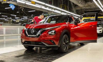 Η Nissan σηματοδοτεί την έναρξη παραγωγής του νέου Juke στο εργοστάσιο της στο Sunderland, με μια επένδυση ύψους 100 εκατομμυρίων λιρών. Σχεδιασμένο και κατασκευασμένο στο Ηνωμένο Βασίλειο, το νέο Juke έχει σχεδιαστεί ειδικά για τις Ευρωπαϊκές αγορές, με το Sunderland να είναι το μοναδικό εργοστάσιο παραγωγής για αυτό το δεύτερης γενιάς compact crossover. To λανσάρισμά του, έρχεται σχεδόν 10 χρόνια μετά το ντεμπούτο της πρώτης γενιάς του μοντέλου με το τολμηρό στυλ, που τάραξε τα νερά στην κατηγορία του. Με το νέο μοντέλο, η Nissan έθεσε και πάλι τον πήχη ψηλά, προσφέροντας νέα επίπεδα τεχνολογίας και συνδεσιμότητας στην κατηγορία των compact crossovers. Σχεδιασμένο από τις Ευρωπαϊκές ομάδες σχεδιασμού, έρευνας και ανάπτυξης της Nissan στο Paddington, στο Λονδίνο, στο Cranfield και στο Bedfordshire, το 70% της παραγωγής του Juke προορίζεται για τις αγορές της ΕΕ, με τα δύο τρίτα των προμηθευτών της γραμμής παραγωγής να εδρεύουν στην ΕΕ. Επισκεπτόμενος το εργοστάσιο του Sunderland για να επιβλέψει τα τελικά στάδια προετοιμασίας για την έναρξη της παραγωγής, ο πρόεδρος της Nissan Europe, Gianluca de Ficchy, δήλωσε: "Το νέο Juke αντιπροσωπεύει μια επιπλέον επένδυση ύψους 100 εκατομμυρίων λιρών στο εργοστάσιο μας στο Sunderland του Ηνωμένου Βασιλείου, όπου σχεδιάστηκε και θα κατασκευάζεται για τους Ευρωπαίους αγοραστές. "Πριν από τριάντα πέντε χρόνια, η Nissan αποφάσισε να δημιουργήσει ένα εργοστάσιο στο Ηνωμένο Βασίλειο για να εξυπηρετήσει τις Ευρωπαϊκές αγορές μας. Μετά από δέκα εκατομμύρια αυτοκίνητα , το Sunderland είναι το μεγαλύτερο εργοστάσιο αυτοκινήτων στην ιστορία του Ηνωμένου Βασιλείου και το ολοκαίνουργιο Juke είναι το πιο συνδεδεμένο αυτοκίνητο της Nissan. Με περισσότερες από 35.000 θέσεις εργασίας που υποστηρίζει η Nissan στο Ηνωμένο Βασίλειο, θα ήθελα να ευχαριστήσω τις έμπειρες και εξειδικευμένες ομάδες μας στο Paddington, το Cranfield και το Sunderland, καθώς και την ευρύτερη βάση των προμηθευτών μας, για τις προσπάθειές τους να φέρουν σε πέρας αυτό το νέο μοντέλο.” Εκτός από τις περισσότερες από 5.000 ώρες εκπαίδευσης που έγινε στην ομάδα εξειδικευμένων και έμπειρων τεχνικών του εργοστασίου για να υποστηρίξουν την παραγωγή, το εργοστάσιο δέχθηκε επενδύσεις για την αναβάθμισή του προκειμένου να ανταπεξέλθει επιτυχώς στη νέα σουίτα τεχνολογιών του Juke, όπως και στα υψηλά επίπεδα εσωτερικής και εξωτερικής εξατομίκευσης του μοντέλου. Στα παραπάνω περιλαμβάνονται περισσότερα από 27 νέα σύνολα μήτρων, τα οποία κόβουν και διαμορφώνουν τον εξαιρετικά υψηλού εφελκυσμού χάλυβα του αυτοκινήτου και τα οποία έχουν εγκατασταθεί στο Press Shop, για να σχηματίσουν το νέο αθλητικό σχεδιασμό του Juke, παρέχοντας ένα εντυπωσιακό αλλά πιο ευρύχωρο δυναμικό αμάξωμα crossover, χωρίς να θυσιάζονται οι επιδόσεις. Τέσσερις νέοι θάλαμοι ψεκασμού χρωμάτων έχουν κατασκευαστεί στο Paint Shop για να φιλοξενήσουν την επιλογή των 15 διαφορετικών χρωματικών συνδυασμών, με βάση και τη διχρωμία του αμαξώματος που πλέον υφίσταται ως επιλογή για τους τυχερούς ιδιοκτήτες. Το Juke τροφοδοτείται από έναν αποδοτικό, τρικύλινδρο DIG- υπερτροφοδοτούμενο βενζινοκινητήρα του 1,0 λίτρου, που κατασκευάζεται στο Sunderland. Με 117 PS, προσφέρει στον οδηγό του βελτιωμένες επιδόσεις, οικονομία καυσίμου και πολιτισμένη λειτουργία. Ο Steve Marsh, Αντιπρόεδρος της Nissan για την Παραγωγή στη Μεγάλη Βρετανία, δήλωσε: "Είμαστε ενθουσιασμένοι που βλέπουμε το Juke στην παραγωγή. Οι εκατομμύρια θαυμαστές του Juke σε ολόκληρη την Ευρώπη θα μπορούν να το δουν σύντομα στους δρόμους. Το Juke αποτελεί ένα σημαντικό κομμάτι από την ιστορία αυτής της παραγωγικής εγκατάστασης, γι 'αυτό είναι μια υπερήφανη στιγμή να δούμε το νέο μοντέλο να κυλά από τη γραμμή παραγωγής . "Οι ομάδες σχεδιασμού και μηχανικής έχουν κάνει μια φανταστική δουλειά και η εξειδικευμένη κατασκευαστική ομάδα θα προσφέρει τώρα το αυτοκίνητο στα υψηλά επίπεδα ποιότητας που προσδοκούν οι πελάτες μας." Για να υποστηριχθεί η παραγωγή του νέου Juke, θα χρειαστεί επιπλέον προσωπικό για την γραμμή παραγωγής No2 του εργοστασίου. Στο πλαίσιο μιας αναδιάρθρωσης του χρονοδιαγράμματος παραγωγής, το προσωπικό αυτό θα μεταφερθεί από την παραγωγή της Νο1 γραμμής και οι δύο γραμμές θα λειτουργούν σε ένα μοτίβο δύο βαρδιών. Ο συνολικός αριθμός εργαζομένων στο εργοστάσιο θα παραμείνει ο ίδιος. Το Νέο Juke έρχεται τώρα με την τεχνολογία ψυχαγωγίας και οδηγικής υποστήριξης του NissanConnect. Διαθέτοντας την τεχνολογία Nissan Intelligent Mobility, το νέο μοντέλο είναι το πιο συνδεδεμένο Nissan από ποτέ, ενισχύοντας τον έλεγχο του οδηγού. Με το νέο σύστημα πληροφοριών και ψυχαγωγίας NissanConnect, οι επιβάτες του Νέου Juke, μπορούν να χρησιμοποιούν το Apple CarPlay® και το Android Auto για να “αντανακλούν” τις αγαπημένες τους εφαρμογές από το smartphone τους, στην οθόνη αφής 8 ιντσών. Παράλληλα, ο οδηγός μπορεί να αποκτήσει πρόσβαση στους χάρτες TomTom & Live Traffic ή να ενεργοποιήσει το δικό του In-Car Wi-Fi, προκειμένου να επιτρέψει στους επιβάτες να συνδέσουν τους φορητούς υπολογιστές ή τα tablet τους. Επιπλέον, το Juke προσφέρει ένα πλήρες πακέτο τεχνολογιών ασφάλειας, όπως η Έξυπνη Πέδηση Έκτακτης Ανάγκης με Αναγνώριση Πεζών και Ποδηλάτων, η Αναγνώριση Σημάτων Κυκλοφορίας, η Έξυπνη Παρέμβαση Εσφαλμένης Αλλαγής Λωρίδας, το Σύστημα Προειδοποίησης Πίσω Διασταυρούμενης Κυκλοφορίας και η Παρέμβαση Τυφλού Σημείου, ως μια μοναδική “πρεμιέρα” της για την συγκεκριμένη κατηγορία. Η Παρέμβαση Τυφλού Σημείου, προειδοποιεί τον οδηγό όταν ένα αυτοκίνητο μπαίνει στο τυφλό σημείο του (κατά την αλλαγή λωρίδας) και επαναφέρει το Juke πίσω στη λωρίδα του. Η προηγμένη τεχνολογία ProPILOT της Nissan, η οποία προσφέρει ηλεκτρονική υποβοήθηση στο τιμόνι, την επιτάχυνση και την πέδηση, θα είναι διαθέσιμη στο Juke για πρώτη φορά. Σχεδιασμένο για χρήση σε αυτοκινητόδρομους και σε μία λωρίδα κυκλοφορίας, το ProPILOT επιταχύνει και επιβραδύνει το όχημα, ούτως ώστε ο οδηγός να διατηρεί την σωστή απόσταση και ταχύτητα και με το αυτοκίνητο εντός της λωρίδας κυκλοφορίας. Οι πρώτες παραδόσεις στις Ευρωπαϊκές αγορές, συμπεριλαμβανομένης της Ελληνικής, θα πραγματοποιηθούν στα τέλη του τρέχοντος έτους. Περισσότερες πληροφορίες είναι διαθέσιμες στο https://www.nissan.gr/vehicles/new-vehicles/juke-2019.html