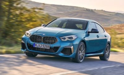 Η πρώτη BMW Σειρά 2 Gran Coupe (κατανάλωση καυσίμου στο μικτό κύκλο: 7,1 – 4,2 l/100 km, εκπομπές CO2 στο μικτό κύκλο: 162 – 110 g/km*) ενσαρκώνει την επιτυχημένη τετράθυρη coupe φιλοσοφία στις διαστάσεις μιας πολυτελούς compact BMW για πρώτη φορά. Αποτελεί μία πιο εξατομικευμένη πρόταση που θα ενθουσιάσει τους θιασώτες της υψηλής και τολμηρής αισθητικής. Υποστηρίζεται από καινοτόμες τεχνολογίες ελέγχου/λειτουργίας και συνδεσιμότητας, και υπόσχεται άριστη καθημερινή χρηστικότητα και απαράμιλλες δυναμικές επιδόσεις BMW. Η παγκόσμια πρεμιέρα πραγματοποιείται στο Σαλόνι Αυτοκινήτου του Los Angeles το Νοέμβριο του 2019, ενώ το λανσάρισμα στην αγορά αναμένεται το Μάρτιο του 2020. Οι τιμές στη Γερμανία θα ξεκινήσουν από 31.950€ για το μοντέλο BMW 218i (κατανάλωση καυσίμου στο μικτό κύκλο: 5,7 – 5,0 l/100 km, εκπομπές CO2 στο μικτό κύκλο: 131 – 114 g/km), 39.900€ για την BMW 220d (κατανάλωση καυσίμου στο μικτό κύκλο: 4,5 – 4,2 l/100 km, εκπομπές CO2 στο μικτό κύκλο: 119 – 110 g/km) και 51.900€ για το κορυφαίο μοντέλο της γκάμας BMW M235i xDrive (κατανάλωση καυσίμου στο μικτό κύκλο: 7,1 – 6,7 l/100 km, εκπομπές, CO2 στο μικτό κύκλο: 162 – 153 g/km). Ανάμεσα στα χαρακτηριστικά που ξεχωρίζουν είναι η αεροδυναμική σιλουέτα, τα τέσσερα πλαϊνά παράθυρα χωρίς πλαίσιο και τα πίσω φώτα που επεκτείνονται μέχρι το κέντρο του πίσω τμήματος, μέσω μιας γυαλιστερής μαύρης λωρίδας που πλαισιώνει το κεντρικά τοποθετημένο λογότυπο BMW. Η BMW Σειρά 2 Gran Coupe έχει μήκος 4.526 mm, πλάτος 1.800 mm και ύψος 1.420 mm. Παρά τη χαμηλωμένη σπορ σιλουέτα, η ευρυχωρία είναι αξιοσημείωτη χάρη στο μεταξόνιο των 2.670 mm. Επιπλέον, ο χώρος αποσκευών των 430L μπορεί να επεκταθεί με διάφορους τρόπους. Δυναμικό εμπρός τμήμα με αναθεώρηση των στοιχείων ταυτότητας BMW: οι ελαφρώς κεκλιμένοι προβολείς (full-LED στάνταρ) που συνθέτουν τη φυσιογνωμία BMW με τα τέσσερα ‘μάτια’ οδηγούν το βλέμμα στη μονοκόμματη χαρακτηριστική μάσκα BMW. Όπως υποδηλώνει η σπορ εμφάνισή της, η BMW Σειρά 2 Gran Coupe εγκαινιάζει ένα νέο, δυναμικό πρότυπο στην κατηγορία. Σε αυτό συντελεί η προηγμένη αρχιτεκτονική εμπρόσθιας κίνησης (FWD) της BMW, την οποία η Gran Coupe μοιράζεται με τη νέα BMW Σειρά 1 μαζί με μία σειρά άλλων τεχνολογικών εξελίξεων. Σύστημα ελέγχου ολίσθησης τροχών ARB, εγκατεστημένο στη μονάδα ελέγχου κινητήρα, γνωστό από το BMW i3s (κατανάλωση ηλεκτρικής ενέργειας στο μικτό κύκλο: 14,6 – 14 kWh/100 km, εκπομπές CO2 στο μικτό κύκλο: 0 g/km) επιτρέπει τον έλεγχο της ολίσθησης του τροχού με μεγαλύτερη ευαισθησία και ταχύτητα από πριν. Το ARB υποστηρίζεται από το στάνταρ σύστημα κατανομής ροπής BMW Performance Control, που αυξάνει την ευελιξία εφαρμόζοντας έξυπνα πίεση πέδησης στους τροχούς στην εσωτερική πλευρά της στροφής πριν το όριο ολίσθησης και διασφαλίζει μία ουδέτερη κατευθυντικότητα. Ο στάνταρ εξοπλισμός της κορυφαίας BMW M235i xDrive περιλαμβάνει BMW xDrive all-wheel drive, ένα μηχανικό μπλοκέ διαφορικό Torsen, τιμόνι M Sport και φρένα M Sport. Το οκτατάχυτο κιβώτιο Steptronic Sport φέρει Launch Control mode. Το τρισδιάστατο πλέγμα που αντικαθιστά τις μπάρες στη μάσκα νεφρών είναι εμπνευσμένο από αγωνιστικά αυτοκίνητα και προσδίδει μία πρόσθετη νότα γοητείας. Πλέον της BMW M235i xDrive, οι πελάτες μπορούν να επιλέξουν από πέντε ακόμα εκδόσεις εξοπλισμού: Basic, Advantage, Sport Line, Luxury Line και M Sport. Ένας diesel και δύο βενζινοκινητήρες διατίθενται στο λανσάρισμα: ένας τρικύλινδρος βενζινοκινητήρας 103 kW (140 hp) στην BMW 218i, ένας τετρακύλινδρος κινητήρας diesel 140 kW (190 hp) στην BMW 220d και ο ισχυρότερος τετρακύλινδρος βενζινοκινητήρας του BMW Group – που αποδίδει 225 kW (306 hp) – στην BMW M235i xDrive. Όλα τα κινητήρια σύνολα πληρούν το αυστηρό πρότυπο εκπομπών ρύπων Euro 6d‑TEMP. Η BMW 228i xDrive με δίλιτρο τετρακύλινδρο κινητήρα 170 kW (231 hp) διατίθεται μόνο στις ΗΠΑ. Η BMW Σειρά 2 Gran Coupe επωφελείται από συστήματα υποβοήθησης προερχόμενα από ανώτερες κατηγορίες. Το σύστημα Lane Departure Warning με ενεργή επιστροφή στη λωρίδα και προειδοποίηση επικείμενης σύγκρουσης και ειδοποίηση πεζού με λειτουργία φρεναρίσματος στην πόλη προσφέρονται ως στάνταρ εξοπλισμός στην Ευρώπη, ενώ το Active Cruise Control, το Driving Assistant με Lane Change Warning, η προειδοποίηση επικείμενης οπίσθιας σύγκρουσης και η προειδοποίηση πίσω διασταυρούμενης κυκλοφορίας, καθώς και το καινοτόμο σύστημα υποβοήθησης οπισθοπορείας διατίθενται προαιρετικά. Ο κάτοχος μιας BMW Σειράς 2 Gran Coupe μπορεί να την κλειδώνει / ξεκλειδώνει από ένα smartphone εάν έχει το BMW Digital Key. Ο κινητήρας μπαίνει σε λειτουργία μόλις το smartphone τοποθετηθεί στη βάση του. Ο ευφυής προσωπικός βοηθός BMW Intelligent Personal Assistant αποτελεί τμήμα της φιλοσοφίας ελέγχου/λειτουργίας. Αυτός ο ψηφιακός χαρακτήρας μπορεί να μαθαίνει ρουτίνες και συνήθειες και στη συνέχεια να τις εφαρμόζει στο κατάλληλο περιβάλλον. Επίσης, προσφέρει δυνατότητα ‘χαλαρής’ συνομιλίας, με χιούμορ ή και σχετικές ιστορίες. Οι υπηρεσίες Connected Navigation επιτρέπουν την ενσωμάτωση εσωτερικών και εξωτερικών πληροφοριών στον προγραμματισμό της διαδρομής. Οι οδηγοί της BMW Σειράς 2 Gran Coupe θα μπορούν να αποστέλλουν τους προορισμούς τους από διάφορες εφαρμογές απευθείας στο σύστημα πλοήγησης του αυτοκινήτου τους, να τους αποθηκεύουν και να τους συγχρονίζουν.