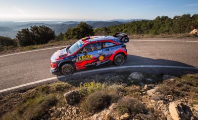 • Η Hyundai Motorsport κατέκτησε τη νίκη και την τρίτη θέση στο Rally de España, τον προτελευταίο γύρο του παγκόσμιου πρωταθλήματος ράλι (WRC) της FIA, • Ο Thierry Neuville κατέκτησε την τρίτη του νίκη στη σεζόν και ο Dani Sordo τερμάτισε στην τρίτη θέση παίρνοντας 40 πολύτιμους βαθμούς για την κατάταξη των κατασκευαστών • Ο Sébastien Loeb ολοκλήρωσε τον αγώνα στην τέταρτη θέση μετά από ένα συναρπαστικό Σαββατοκύριακο για την Hyundai Motorsport, όπου τα τρία πληρώματα της ομάδας κέρδισαν 11 stages. Η Hyundai Motorsport κατέκτησε την 1η και την 3η θέση στο Rally de España αυξάνοντας το προβάδισμα της μάχης των κατασκευαστών του FIA World Rally Championship σε 18 βαθμούς με έναν γύρο να απομένει για την ολοκλήρωση της σεζόν. Είναι η τέταρτη νίκη της σεζόν (μετά την Κορσική, την Αργεντινή και τη Σαρδηνία) για την ομάδα και η πρώτη στην Ισπανία. Οι Thierry Neuville και Nicolas Gilsoul εξασφάλισαν την πρώτη τους νίκη μετά το Ράλι Αργεντινής με μια εξαιρετική εμφάνιση με το Hyundai i20 Coupe WRC. Η τρίτη νίκη των Βέλγων για το 2019 και η 12η συνολικά για την Hyundai Motorsport, ολοκλήρωσε ένα εξαιρετικά συναρπαστικό Σαββατοκύριακο στην Ισπανία. Ο Dani Sordo και ο Carlos del Barrio τερμάτισαν στην τρίτη θέση και οι Sébastien Loeb και Daniel Elena κατέκτησαν την τέταρτη θέση μετά τις 17 ειδικές διαδρομές. Κατακτώκτας 40 βαθμούς για την πρώτη και τρίτη θέση, η Hyundai Motorsport δημιούργησε ένα πλεονέκτημα 18 βαθμών στο πρωτάθλημα των κατασκευαστών με 43 διαθέσιμους στον τελικό γύρο στην Αυστραλία (14-17 Νοεμβρίου). Συνολική τελική κατάταξη – Rally de Espana 1 T. Neuville N. Gilsoul Hyundai i20 Coupe WRC 3:07:39.6 2 O. Tänak M. Järveoja Toyota Yaris WRC +17.2 3 D. Sordo C. del Barrio Hyundai i20 Coupe WRC +17.6 4 S. Loeb D. Elena Hyundai i20 Coupe WRC +53.9 5 J.M Latvala M. Anttila Toyota Yaris WRC +1:00.2 6 E. Evans S. Martin Ford Fiesta WRC +1:14.2 7 T. Suninen J. Lehtinen Ford Fiesta WRC +1:47.6 8 S. Ogier J. Ingrassia Citroën C3 WRC +4:20.5 9 M. Østberg T. Eriksen Citroën C3 R5 +8.24.6 10 E. Camilli B. Veillas Citroën C3 R5 +8:47.2 2019 Παγκόσμιο Πρωτάθλημα Ράλι FIA _ Κατάταξη Κατασκευαστών - Μετά τον 13ο γύρο 1 Hyundai Shell Mobis World Rally Team 380 2 Toyota Gazoo Racing World Rally Team 362 3 Citroën Total World Rally Team 284 4 M-Sport Ford World Rally Team 218 2019 Παγκόσμιο Πρωτάθλημα Ράλι FIA _ Κατάταξη Οδηγών - Mετά τον 13ο γύρο 1 O. Tanak 263 2 T. Neuville 227 3 S. Ogier 217 4 A. Mikkelsen 102 5 E. Evans 102 6 K. Meeke 98 7 J.M Latvala 94 8 D. Sordo 89 9 T. Suninen 89 10 E. Lappi 83 11 S. Loeb 51