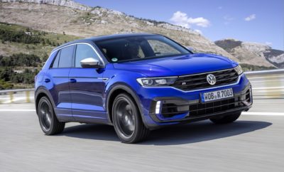 • T-Roc R by Volkswagen: νέα, κορυφαία έκδοση που συνδυάζει εξαιρετικές επιδόσεις και ελκυστικό σχεδιασμό • Turbo και μεγάλη ροπή: κινητήρας 2,0 λίτρων TSI με 300 ίππους και 400 Nm ροπής • Launch Control και Race Mode για εντυπωσιακή επιτάχυνση, εξαιρετικά χαρακτηριστικά απόδοσης και δυναμικό χαρακτήρα • 4MOTION και DSG: στάνταρ η τετρακίνηση 4MOTION και το αυτόματο κιβώτιο διπλού συμπλέκτη των 7 σχέσεων • Στάνταρ εξοπλισμός “R”: προοδευτικό σύστημα διεύθυνσης, σπορ ανάρτηση με σύστημα επιλογής οδηγικού προφίλ (Driving Profile Selection) και κατ’ επιλογήν ενεργό σύστημα ελέγχου της πρόσφυσης • Καταπληκτικός ήχος: Εξάτμιση τιτανίου R Performance, από την εξειδικευμένη στο συγκεκριμένο τομέα Akrapovič • Ειδικός “R” σχεδιασμός, με χαρακτηριστικό εμπρός και πίσω μέρος • LED προβολείς που κάνουν τη νύχτα μέρα • Ζάντες αλουμινίου 18 ιντσών Spielberg έντονα γυαλιστερές • Προαιρετική διχρωμία: επιλογή από μια μεγάλη γκάμα χρωμάτων • Εξατομίκευση πιστή στο αρχικό στυλ: προαιρετικό πακέτο δέρματος nappa σε στυλ “R” με εμφάνιση ανθρακονήματος • Αγωνιστική αίσθηση: λογότυπα “R” στο πολυλειτουργικό σπορ τιμόνι, τα σπορ καθίσματα και τα μαρσπιέ. • Διευρυμένη γκάμα συστημάτων υποβοήθησης για ακόμα μεγαλύτερη άνεση. • Έξυπνη διασύνδεση: προαιρετικά ασύρματη φόρτιση • Ψηφιακό ταμπλό: ψηφιακός πίνακας οργάνων Active Info Display 10,25 ιντσών με ειδικές απεικονίσεις και λογότυπο “R” και οθόνη infotainment 8,0 ιντσών • App-Connect: τρία ενσωματωμένα interfaces για MirrorLinkTM, Android AutoTM και Apple CarPlayTM Volkswagen T-Roc R: έκδοση υψηλών επιδόσεων με πρώτης τάξης γονίδια motorsport Περισσότεροι από 400.000 ενθουσιώδεις πελάτες σε όλο τον κόσμο μέσα σε μόλις δύο χρόνια: από την αρχή το T-Roc, το compact SUV με έντονο lifestyle χαρακτήρα, καθιερώθηκε ως ένα από τα πιο δημοφιλή μοντέλα της κατηγορίας του. Η Volkswagen παρουσιάζει τώρα ένα ακόμα πιο συναρπαστικό T-Roc, που θα ενθουσιάσει τους φίλους της μάρκας: το T-Roc R. Ισχυρό όσο ένα γνήσιο σπορ μοντέλο, πρακτικό όσο ένα ευέλικτο SUV: το νέο T-Roc R είναι αναμφισβήτητα το νέο αστέρι ολόκληρης της γκάμας του T-Roc. T-Roc R – εξαιρετικές επιδόσεις και σπορ lifestyle Με ισχύ 300 ίππων (221 kW) το κόμπακτ και δυναμικό T-Roc R επιταχύνει από στάση έως τα 100 χλμ./ώρα σε μόλις 4,8 δευτερόλεπτα. Το κορυφαίο T-Roc φτάνει τελική ταχύτητα 250 χλμ./ώρα, χωρίς ηλεκτρονικό περιορισμό αυτής. Οι επιδόσεις συναντούν το lifestyle Ο ιδιαίτερα εξελιγμένος κινητήρας των 2,0 λίτρων με την τεχνολογία TSI και το έξυπνο σύστημα τετρακίνησης 4MOTION προσδίδει στο νέο κορυφαίο σπορ μοντέλο της επιτυχημένης γκάμας του T-Roc εξαιρετικά δυναμικά χαρακτηριστικά. Η υπερτροφοδότηση και ο άμεσος ψεκασμός εξασφαλίζουν εντυπωσιακή ροπή ήδη από πολύ χαμηλές στροφές. Η μέγιστη ροπή των 400 Nm επιτυγχάνεται μόλις στις 2.000 σ.α.λ., ενώ η ισχύς των 300 ίππων (221 kW) είναι ακόμα πλήρως διαθέσιμη στις 5.000 σ.α.λ. Χάρη στο μεγάλο εύρος λειτουργίας, το T-Roc R βρίσκεται σχεδόν σε όλες τις περιπτώσεις στο ιδανικό φάσμα απόδοσής του, επιτρέποντάς του να ξεδιπλώνει την πλήρη R ισχύ του σε οποιαδήποτε ταχύτητα. Το εξελιγμένο σύστημα πέδησης, που περιλαμβάνεται και στο πακέτο Υψηλής Απόδοσης (Performance Package) του Volkswagen Golf R, εγγυάται την αποτελεσματική επιβράδυνση. Το στάνταρ Launch Control εξασφαλίζει ότι το T-Roc R θα ξεκινά σαν πύραυλος. Παράλληλα, για ακόμα πιο απαιτητική οδήγηση, το ηλεκτρονικό σύστημα ευστάθειας (ESC) μπορεί να απενεργοποιηθεί χειροκίνητα. Το στάνταρ αυτόματο κιβώτιο ταχυτήτων DSG των 7 σχέσεων έχει προσαρμοστεί ειδικά στη δυναμική χαρτογράφηση του T-Roc R. Η δοκιμασμένη τετρακίνηση Volkswagen 4MOTION κατανέμει την ισχύ στον εμπρός και τον πίσω άξονα μέσα σε χιλιοστά του δευτερολέπτου και ανάλογα με την ολίσθηση των τροχών. Αυτό εμποδίζει αποτελεσματικά το ενδεχόμενο σπινάρισμα ή μπλοκάρισμα των τροχών με τις μεγάλες ζάντες αλουμινίου, με αποτέλεσμα την καλύτερη δυνατή πρόσφυση, ακόμα και σε αντίξοες καιρικές συνθήκες, όπως η βροχή ή το χιόνι, καθώς και σε απαιτητικά εδάφη, όπως το χαλίκι ή το λιθόστρωτο. Εντυπωσιακή εμφάνιση Εξωτερικά, το T-Roc R αποπνέει δυναμισμό και σπορ χαρακτήρα. Οι προφυλακτήρες τύπου R και οι εισαγωγές αέρα με τις μαύρες γρίλιες αποτελούν τα παραδοσιακά χαρακτηριστικά της ισχυρής και exclusive γκάμας των μοντέλων R της Volkswagen. Το ίδιο ισχύει και για το λογότυπο R στη μαύρη μάσκα. Οι προβολείς LED εγγυώνται φωτισμό του οδοστρώματος σα να ήταν μέρα καθώς και το να είναι το αυτοκίνητο υποδειγματικά ορατό. Τα εντυπωσιακά φώτα ημέρας έχουν ενσωματωθεί κάθετα στον εμπρός προφυλακτήρα που έχει σχεδιαστεί ειδικά για το T-Roc R. Αυτό κάνει ήδη την κορυφαία έκδοση της γκάμας αναγνωρίσιμη από μακριά. Τα πίσω LED φώτα έχουν σκούρο κόκκινο χρώμα, στοιχείο που χαρακτηρίζει το στυλ R. Οι δύο δίδυμες απολήξεις αριστερά και δεξιά είναι επιχρωμιωμένες. Το προαιρετικό σύστημα εξάτμισης τιτανίου "R" Performance, που κατασκευάζεται από την Akrapovič, χαρακτηρίζεται από ξεχωριστό ήχο, ιδιαίτερη σχεδίαση και βάρος μειωμένο κατά περίπου επτά κιλά. Το κάτω μέρος στις πόρτες είναι αντίστοιχο με το βασικό χρώμα του αυτοκινήτου, ενώ το highlight είναι το περίβλημα των εξωτερικών καθρεφτών σε ματ χρώμιο. Γυαλισμένες ζάντες αλουμινίου Οι ζάντες αλουμινίου Spielberg 7 J x 18 δημιουργούν επίσης ιδιαίτερες εντυπώσεις που ταιριάζουν στο μοντέλο. Οι μαύρες επιφάνειές τους είναι έντονα γυαλισμένες, ενώ προαιρετικά το T-Roc R μπορεί να εξοπλιστεί με ζάντες αλουμινίου Pretoria 19 ιντσών σε ματ σκούρο γραφίτη (Dark Graphite) σε συνδυασμό με ελαστικά της διάστασης 235/40 R 19. Εσωτερικό με σπορ χαρακτήρα Το εσωτερικό του αυτοκινήτου εντυπωσιάζει με την εξαιρετική ακρίβεια της συναρμογής και την ιδανική του εργονομία. Τα εμπρός top sport καθίσματα με οσφυϊκή ρύθμιση και ρύθμιση ύψους υποστηρίζουν άψογα τη σπονδυλική στήλη και την οσφυϊκή χώρα οδηγού και συνοδηγού. Οι εσωτερικές πλευρικές επιφάνειες είναι καλυμμένες με αγωνιστικού τύπου ύφασμα Artvelour microfibre, ενώ οι κεντρικές περιοχές των εμπρός καθισμάτων καθώς και τα πίσω εξωτερικά καθίσματα έχουν επενδύσεις από το ύφασμα Carbon Flag. Στο εσωτερικό κυριαρχούν στοιχεία χαρακτηριστικά των μοντέλων R: πεντάλ από ανοξείδωτο ατσάλι, λευκός ambient εσωτερικός φωτισμός, μαύρη οροφή σε συνδυασμό με διακοσμητικά χρωμίου στους διακόπτες για τα φώτα, τα ηλεκτρικά παράθυρα και τη ρύθμιση των εξωτερικών καθρεφτών. Το ταμπλό, η κεντρική κονσόλα και τα διακοσμητικά στις πόρτες έχουν στάνταρ επενδύσεις "Piano Black". Τα διακοσμητικά στα μαρσπιέ διαθέτουν το εντυπωσιακό λογότυπο R. Το υποβραχιόνιο μεταξύ των δύο εμπρός καθισμάτων διαθέτει ικανοποιητικό χώρο για τους αγκώνες οδηγού και συνοδηγού. Για ακόμα πιο μοναδικό στυλ διαθέσιμο το δερμάτινο πακέτο nappa καθώς και συνδυασμοί διχρωμίας. Απεριόριστη καθημερινή πρακτικότητα Το T-Roc R είναι ένα σπορ μοντέλο με αγωνιστικό στυλ, ενώ ταυτόχρονα είναι, όπως κάθε Volkswagen R, ένα αξιόπιστο και πρακτικό αυτοκίνητο για τις καθημερινές μετακινήσεις που εντυπωσιάζει με τη μεγάλη του ευελιξία και την κορυφαία άνεση που προσφέρει. Η πλάτη του πίσω καθίσματος μπορεί να διπλωθεί ασύμμετρα, ενώ κάτω από το εμπρός δεξί κάθισμα υπάρχει ένα συρτάρι ως χώρος αποθήκευσης για μικρά και χρήσιμα αντικείμενα. Η χωρητικότητα του χώρου αποσκευών κυμαίνεται από 362 (με ρεζέρβα εξοικονόμησης χώρου) έως 1.237 λίτρα. Σπορ τιμόνι με επίπεδο κάτω μέρος και διαμόρφωση R Το πολυλειτουργικό σπορ τιμόνι διαθέτει δερμάτινη επένδυση και επίπεδο κάτω μέρος. Η εντυπωσιακή του ραφή σε Crystal Grey και το χαρακτηριστικό λογότυπο R προσελκύουν τα βλέμματα, ενώ το ευχάριστα μεγάλο πάχος του ταιριάζει τέλεια στο χέρι του οδηγού και παρέχει μια άμεση αίσθηση του προοδευτικού συστήματος διεύθυνσης του T-Roc R. Σε σύγκριση με ένα συμβατικό σύστημα διεύθυνσης δεν είναι απαραίτητο να γυρίσει οοδηγός πολλές φορές το τιμόνι για να στρίψει πλήρως τους τροχούς. Η προοδευτική σχέση μετάδοσης επιτυγχάνει βελτιστοποιημένη, πιο άμεση και ελεγχόμενη απόκριση του συστήματος διεύθυνσης και αποτελεί την τέλεια σύνδεση με την επιφάνεια του οδοστρώματος. Σε συνδυασμό με τη σπορ και χαμηλωμένη ανάρτηση ενισχύει τα δυναμικά χαρακτηριστικά σε δρόμους με συνεχείς στροφές και προφανώς καθιστά τις καθημερινές μετακινήσεις πιο άνετες, για παράδειγμα στους ελιγμούς ή τη στάθμευση. Paddles στο τιμόνι Στο πίσω μέρος του σπορ τιμονιού υπάρχουν δύο paddles για τις χειροκίνητες αλλαγές ταχυτήτων. Ο οδηγός μπορεί να εμπλέκει αστραπιαία τις επτά σχέσεις του αυτόματου κιβωτίου ταχυτήτων διπλού συμπλέκτη χάρη σε αυτά τα paddles που βρίσκονται σε ιδιαίτερα βολική θέση. Εναλλακτικά, ο οδηγός μπορεί επίσης να αλλάζει χειροκίνητα τις σχέσεις τοποθετώντας τον επιλογέα στην ειδική για αυτόν το σκοπό θέση ή βέβαια να αφήσει τις αλλαγές ταχυτήτων στο εξαιρετικό DSG. Η εξαιρετική ρύθμιση του κιβωτίου σημαίνει πως το T-Roc R παρουσιάζει ιδιαίτερα χαμηλές τιμές μέσης κατανάλωσης και εκπομπής ρύπων για αυτοκίνητο αυτής της κατηγορίας ισχύος. Σύμφωνα με τις μετρήσεις κατά WLTP, η συνδυασμένη κατανάλωση καυσίμου κυμαίνεται μεταξύ 8,4 και 8,8 λίτρων ανά 100 χιλιόμετρα, ανάλογα με τα ελαστικά. Οι συνδυασμένες εκπομπές CO2 είναι από 191 έως 199 γραμμάρια το χιλιόμετρο. Κορυφαία συστήματα υποβοήθησης οδηγού Όπως όλες οι εκδόσεις του T-Roc έτσι και η R είναι επίσης εξαιρετικά διασυνδεδεμένη και εξοπλισμένη με κορυφαία συστήματα υποβοήθησης οδηγού. Το στάνταρ Σύστημα Προειδοποίησης Οδηγού (Driver Alert System) προειδοποιεί οπτικά και ακουστικά μόλις οι παράμετροι – στις οποίες περιλαμβάνεται η απόκριση του συστήματος διεύθυνσης, η χρονική διάρκεια που ο οδηγός βρίσκεται πίσω από το τιμόνι και η ώρα της ημέρας - υποδείξουν πως τα επίπεδα προσοχής του οδηγού έχουν πέσει αισθητά. Η αυτόματη υπηρεσία Κλήσης Έκτακτης Ανάγκης (Emergency Call Service) έχει ήδη ενεργοποιηθεί κατά την παράδοση στον ευτυχή κάτοχο. Το Hill Start Assist και το Hill Descent Control βοηθούν στην πιο άνετη κίνηση σε ανηφορικά και κατηφορικά αντίστοιχα τμήματα των δρόμων. Τα ολοκληρωμένα συστήματα υποβοήθησης του οδηγού κάνουν το T-Roc R ακόμη πιο άνετο. Το ελκυστικό πακέτο συστημάτων υποβοήθησης οδηγού περιλαμβάνει στο βασικό εξοπλισμό συστήματα όπως το Adaptive Cruise Control ACC stop & go (Ενεργό σύστημα ελέγχου ταχύτητας και απόστασης από προπορευόμενα οχήματα), Lane Assist (Ενεργό σύστημα διατήρησης λωρίδας κυκλοφορίας), Front Assist (Σύστημα επιτήρησης περιβάλλοντος χώρου) με City Emergency Braking (Σύστημα φρεναρίσματος έκτακτης ανάγκης) και Pedestrian Monitoring (Λειτουργία αναγνώρισης πεζών) και προαιρετικά Traffic Jam Assist (Σύστημα υποβοήθησης κατά την κυκλοφοριακή συμφόρηση), Rear Traffic Alert (Υποβοήθηση πίσω κίνησης) και Blind Spot Monitor (Σύστημα επιτήρησης τυφλού σημείου). Έξυπνη διασύνδεση Η εξαιρετική οθόνη αφής TFT 8 ιντσών σε σχεδιασμό tablet μπορεί να συνδεθεί με smartphones μέσα σε δευτερόλεπτα. Οι επιλεγμένες εφαρμογές (apps) για Android και iOS μπορούν να απεικονίζονται σε μεγαλύτερη κλίμακα και να λειτουργούν με την εφαρμογή App-Connect. Αυτό ισχύει και για δεδομένα όπως οι καταχωρήσεις του τηλεφωνικού καταλόγου, οι λίστες αναπαραγωγής και οι καταχωρήσεις ημερολογίου. Η προαιρετική διεπαφή Comfort για κινητά τηλέφωνα επιτρέπει την ασύρματη φόρτιση της μπαταρίας. Επίσης στον έγχρωμο ψηφιακό πίνακα οργάνων (Active Info Display) μπορούν να επιλεγούν διαφορετικά προφίλ και απεικονίσεις. Επισκόπηση επιλεγμένων στοιχείων του βασικού εξοπλισμού: • 300 ίπποι (221 kW) και 400 Nm • Τετρακίνηση 4MOTION • Αυτόματο κιβώτιο διπλού συμπλέκτη (DSG) 7 σχέσεων • Προοδευτικό σύστημα διεύθυνσης • Σπορ ανάρτηση • Εξελιγμένα συστήματα υποβοήθησης οδηγού • Ανάρτηση χαμηλωμένη κατά 20 χιλιοστά • Σύστημα επιλογής οδηγικού προφίλ με Race Mode • Launch Control • Διπλές απολήξεις εξάτμισης δεξιά και αριστερά • Ζάντες αλουμινίου Spielberg 18 ιντσών • Δίσκοι φρένων 17 ιντσών με λογότυπο “R” και μαύρες δαγκάνες • Ειδική εμφάνιση R • Σπορ πολυλειτουργικό τιμόνι με δερμάτινη επένδυση • Οθόνης αφής TFT • App-Connect • Διεπαφή κινητών τηλεφώνων και σύστημα hands-free Bluetooth Διαθέσιμα στοιχεία προαιρετικού εξοπλισμού: • Εξάτμιση R Performance με πίσω σιλανσιέ από τιτάνιο • Ζάντες 19 ιντσών Pretoria σε ματ Dark Graphite • Επενδύσεις εσωτερικού σε ματ Lapiz Blue • Ηλεκτρονικά ρυθμιζόμενες αναρτήσεις (DCC) • Ηχοσύστημα “beats” • Επιπλέον συστήματα υποβοήθησης οδηγού • Κοτσαδόρος Το ολοκαίνουργιο Volkswagen T-Roc R θα είναι διαθέσιμο για παραγγελία στο τέλος του μήνα, όταν θα ανακοινωθεί και η προτεινόμενη τιμή λιανικής. ΤΕΧΝΙΚΕΣ ΠΡΟΔΙΑΓΡΑΦΕΣ Engine, gearbox Engine type/valves per cylinder Injection/forced induction Capacity, litres/cm3 Max. power, kW (PS) at rpm Max. torque, kW (PS) at rpm Emissions standard Gearbox variant 4-Cylinder petrol engine/4 Direct injection/turbocharger 2.0/1,984 221 (300) 400/2,000–5,200 Euro 6d 7-speed dual-clutch gearbox (DSG) Weights, kg Kerb weight Permissible overall weight Payload Gross axle weight rating front/rear max. Maximum trailer weight: braked at 12%/8% incline Maximum trailer weight: unbraked Maximum draw bar weight / roof load 1,575 2,070 453–570 1,070/1,050 1,700/2,070 750 80/75 Driving performance Maximum speed, km/h Acceleration (0-100 km/h), s 250 4.8 Fuel consumption, l/100 km Fuel in accordance with 99/100/EC With DSG dual clutch gearbox urban/extra-urban/combined Petrol 9.5–9.1/6.6–6.5/7.7–7.5 Combined CO2 emissions, g/km With DSG dual clutch gearbox 176–171 Tank volume, l 55 Exterior dimensions Min. length / max. length, mm Min. width / max. width / width incl. exterior mirror, mm Max. height, mm Height with opened boot lid to ground, mm Ramp angle front/rear in degrees Breakover angle in degrees Turning radius, mm 4,234/4,348 1,819/1,819/1,992 1,573 2,089 16.4/18.4 12.5 Approx. 11,100 Luggage compartment Length, seat bench open/folded, mm Width between wheel housings, mm Luggage compartment vol., rear bench seat folded up, l Luggage compartment vol., rear bench seat folded down, l 801/1,551 1,011 392 1,237