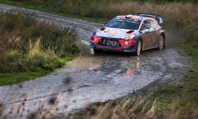 • Η Hyundai Motorsport ανέβηκε στο βάθρο του Wales Rally GB, τον 12ο γύρο του Παγκοσμίου Πρωταθλήματος Ράλι της FIA (WRC) του 2019 • Ο Thierry Neuville τερμάτισε στη δεύτερη θέση, ο Andreas Mikkelsen στην έκτη θέση και ο Craig Breen ολοκλήρωσε το δεύτερο ράλι του με την Hyundai Motorsport στην όγδοη θέση • Οι βαθμοί που εξασφάλισαν οι Neuville και Mikkelsen διατήρησαν το προβάδισμα της ομάδας στην κατάταξη των κατασκευαστών με 340 βαθμούς και δύο μόνο αγώνες να απομένουν για την ολοκλήρωση του πρωταθλήματος Η Hyundai Motorsport ολοκλήρωσε τον 12ο γύρο του Παγκοσμίου Πρωταθλήματος Ράλι της FIA (WRC) του 2019 με τον Thierry Neuville να κατακτά τη δεύτερη θέση. Ο Βέλγος και ο συνοδηγός του Nicolas Gilsoul, ολοκλήρωσαν τον αγώνα μόλις 10,9 δευτερόλεπτα πίσω από τον νικητή του αγώνα, κατακτώντας το 11ο συνολικά βάθρο της ομάδας έως σήμερα στη σεζόν. Η Hyundai Motorsport εξακολουθεί να διατηρεί το προβάδισμα της στο πρωτάθλημα των κατασκευαστών με μόνο δύο αγώνες να απομένουν για την ολοκλήρωση του πρωταθλήματος. Αντίστοιχα, ο Neuville κατάφερε να αυξήσει σε 199 τους βαθμούς του στο πρωτάθλημα των οδηγών, κατακτώντας έναν βαθμό στην Brenig Power Stage και 18 βαθμούς από την κατάκτηση της δεύτερης θέσης. Δηλώσεις πληρώματος: Thierry Neuville / Nicolas Gilsoul (# 11 Hyundai i20 Coupe WRC) • Τρίτο βάθρο στο Wales Rally GB για τη Hyundai Motorsport μετά το 2016 και το 2017 • Το βέλγικο πλήρωμα κέρδισε τρεις stages σε ένα πολύ ανταγωνιστικό Σαββατοκύριακο Ο Neuville δήλωσε: "Δεν θα μπορούσαμε να δώσουμε περισσότερα αυτό το Σαββατοκύριακο. Ήταν μια σκληρή μάχη με δύσκολες συνθήκες. Είμαστε ικανοποιημένοι με την απόδοσή μας, αλλά είμαι απογοητευμένος από το τελικό αποτέλεσμα. Το πρωτάθλημα συνεχίζεται τώρα στην Ισπανία, όπου ξέρουμε ότι πρέπει να προπορευθούμε για να διατηρήσουμε τον τίτλο μας ζωντανό. Όλα μπορούν να συμβούν αγωνιστικά, οπότε δεν εγκαταλείπουμε ποτέ". Ο Team Director Andrea Adamo δήλωσε : "Ολοκληρώσαμε το Wales Rally GB με ένα ακόμη βάθρο και εξακολουθούμε να ηγούμαστε στο πρωτάθλημα των κατασκευαστών. Αυτό είναι το θετικό στο οποίο θα επικεντρωθούμε. Ευχαριστούμε ιδιαίτερα τον Thierry και τον Nicolas που έκαναν ένα εκπληκτικό ράλι από την αρχή μέχρι το τέλος. Ο Αντρέας και ο Άντερς κέρδισαν βαθμούς που μας βοηθούν να διατηρήσουμε το προβάδισμά μας”. Ο προτελευταίος γύρος του Παγκοσμίου Πρωταθλήματος Ράλι της FIA (WRC) 2019 θα πραγματοποιηθεί στις 25-27 Οκτωβρίου στο Rally de España. Συνολική τελική κατάταξη – Wales Rally GB 1 O. Tänak M. Järveoja Toyota Yaris WRC 3:00:58.0 2 T. Neuville N. Gilsoul Hyundai i20 Coupe WRC +10.9 3 S. Ogier J. Ingrassia Citroën C3 WRC +23.8 4 K. Meeke S. Marshall Toyota Yaris WRC +35.6 5 E. Evans S. Martin Ford Fiesta WRC +48.6 6 A. Mikkelsen A. Jæger-Amland Hyundai i20 Coupe WRC +58.2 7 P. Tidemand O. Fløene Ford Fiesta WRC +5:23.8 8 C. Breen P. Nagle Hyundai i20 Coupe WRC +9:25.0 9 K. Rovanperä J. Halttunen Škoda Fabia R5 +10:51.1 10 P. Solberg P. Mills Volkswagen Polo R5 +11:36.1 2019 Παγκόσμιο Πρωτάθλημα Ράλι FIA _ Κατάταξη Κατασκευαστών - Μετά τον 12ο γύρο 1 Hyundai Shell Mobis World Rally Team 340 2 Toyota Gazoo Racing World Rally Team 332 3 Citroën Total World Rally Team 278 4 M-Sport Ford World Rally Team 200 2019 Παγκόσμιο Πρωτάθλημα Ράλι FIA _ Κατάταξη Οδηγών - Mετά τον 12ο γύρο 1 O. Tanak 240 2 S. Ogier 212 3 T. Neuville 199 4 A. Mikkelsen 102 5 K. Meeke 98 6 E. Evans 90 7 J.M Latvala 84 8 T. Suninen 83 9 E. Lappi 83 10 D. Sordo 72 11 S.Loeb 39