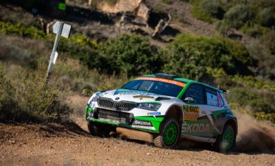 • Η SKODA Motorsport εξασφάλισε για μία ακόμα χρονιά το double στο WRC, στην κατηγορία WRC 2 Pro, κερδίζοντας τον τίτλο τόσο στο Πρωτάθλημα Οδηγών όσο και των Κατασκευαστών • Στρατηγική οδήγηση και από τα δύο πληρώματα της ομάδας στο Ράλι Καταλονίας • Ο επικεφαλής της SKODA Motorsport, Michal Hrabánek, έκανε λόγο για «απόλυτη επίτευξη των στόχων του 2019» • Οι Jan Kopecky – Jan Hlousek και Kalle Rovanperä - Jonne Halttunen ανέβηκαν στη 2η και 3η θέση του βάθρου αντίστοιχα, αμφότερα πληρώματα με SKODA Fabia R5 evo • Η εντυπωσιακή συγκομιδή μέχρι τώρα της SKODA Motorsport, τρείς διπλές νίκες (Πορτογαλία, Σαρδηνία, και Ουαλία), δύο επιπλέον νίκες (Φινλανδία και Γερμανία) και δύο δεύτερες θέσεις (Τουρκία και Ισπανία) Η στρατηγική της συμμετοχής της SKODA Motorsport στο Ράλι Καταλονίας, τον Ισπανικό γύρο του Παγκοσμίου Πρωταθλήματος Ράλι που διεξάγεται σε μικτές συνθήκες, μία ημέρα σε χωμάτινες διαδρομές και δύο ημέρες σε ασφάλτινες, ήταν να μαζέψει το μάξιμουμ των βαθμών από τα πληρώματά της, ώστε να εξασφαλίσει τον τίτλο των Κατασκευαστών στην κατηγορία WRC 2 Pro. Οδηγώντας συνετά αλλά και γρήγορα τις άψογα προετοιμασμένες SKODA Fabia R5 evo, οι Kalle Rovanperä - Jonne Halttunen και Jan Kopecky – Jan Hlousek, πέτυχαν το στόχο τους 100%. Έχοντας πετύχει τους δύο πρώτους χρόνους στο Shakedown, τα πληρώματα της SKODA Motorsport στο πρώτο, χωμάτινο σκέλος, απέφυγαν οποιαδήποτε υπερβολή και διατήρησαν τη δεύτερη (Rovanperä – Halttunen) και τρίτη (Kopecky – Hlousek) θέση αντίστοιχα και επέστρεψαν στην βάση του αγώνα, στο Σαλού, όπου δράση ανέλαβαν οι μηχανικοί για να αλλάξουν αναρτήσεις και διαφορικά αλλά και ρυθμίσεις, ενόψει των δύο επόμενων, ασφάλτινων ημερών. Το Σάββατο, η επίθεση των Rovanperä και Kopecky ήταν ολοκληρωτική, σημειώνοντας πρώτους χρόνους και ειδικά ο πρωταθλητής WRC 2 Pro, Kalle Rovanperä, έφτασε να διεκδικεί την πρώτη θέση. Όμως, στην υπερειδική πριν την ολοκλήρωση της ημέρας, ο 18-χρονος Φινλανδός έκανε ένα τετ-α-κε, έσπασε την ζάντα του χάνοντας πολύτιμο χρόνο, για να βρεθεί στην τρίτη θέση πίσω από τους Ostberg και Kopecky. Την τελευταία ημέρα του αγώνα, παρά την προσεκτική οδήγηση, οι Kopecky και Rovanperä σημείωσαν κορυφαίους χρόνους, με το νεαρό Φινλανδό να δίνει μία πινελιά της διάθεσής του, κάνοντας έναν επιπλέον γύρο στο roundabout της κατακλυσμένης από χιλιάδες θεατές φημισμένης Ειδικής Διαδρομής Riudecanyes! Ο τερματισμός του αγώνα βρήκε τα δύο πληρώματα των εργοστασιακών SKODA Fabia R5 evo στις δύο θέσεις του βάθρου και τη SKODA Motorsport, πρωταθλήτρια στην WRC 2 Pro, όντας νταμπλούχος ομάδα για δεύτερη συνεχή χρονιά! Επόμενος αγώνας, το Ράλι Αυστραλίας που θα διεξαχθεί από 14-17 Νοεμβρίου. Τελικά αποτελέσματα Rally RACC Catalunya – Rally de Espana (WRC 2 Pro) 1. Ostberg/Eriksen (NOR/NOR), Citroen C3 R5, 3:16:04.2 2. Kopecky/Hlousek (CZR/CZR), SKODA FABIA R5 evo, +54.7 sec 3. Rovanperä/Halttunen (FIN/FIN), SKODA FABIA R5 evo, +1:29.1 h 4. Greensmith/Edmonson (GBR/GBR), Ford Fiesta R5 ΜκII, +3:19.5 sec. Βαθμολογία Οδηγών WRC 2 Pro (μετά από 13/14 αγώνες) 1. Kalle Rovanperä (FIN), SKODA, 176 points (πρωταθλητής) 2. Mads Østberg (NOR), Citroën, 145 points 3. Gus Greensmith (GBR), Ford, 137 points 4. Jan Kopecky (CZR), SKODA, 115 points 5. Lukasz Pieniazek (POL), Ford, 74 points 6. Eric Camilli (FRA), Ford, 36 points Βαθμολογία Κατασκευαστών WRC 2 Pro (μετά από 13/14 αγώνες) 1. SKODA, 333 points (πρωταθλήτρια) 2. Ford, 259 points 3. Citroën, 145 points