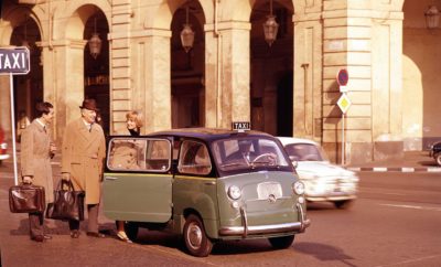 Η FCA θα δανείσει στο Victoria and Albert Museum (V&A) του Λονδίνου το Fiat 600 Multipla, το οποίο θα πρωταγωνιστήσει στην έκθεση "Cars: Accelerating the Modern World" (Αυτοκίνητα: Επιταχύνοντας τον σύγχρονο κόσμο). Παράλληλα με το συγκεκριμένο έκθεμα το μουσείο τιμά και την 120η επέτειο από την ίδρυση της Fiat. Το Fiat 600 Multipla, το οποίο αποτελεί ένα θρίαμβο του Ιταλικού στιλ, αλλά και τον πρωτοπόρο στην κατηγορία των MPVs, θα πρωταγωνιστήσει στην έκθεση "Cars: Accelerating the Modern World" που θα ανοίξει τις πύλες της την 23η Νοεμβρίου στο μουσείο V&A του Λονδίνου. Η έκθεση εστιάζει στην επίδραση του αυτοκινήτου στην εξέλιξη του σύγχρονου κόσμου και περιλαμβάνει οχήματα που με τη δημιουργία τους επηρέασαν σε σημαντικό βαθμό την κοινωνία. Η έκθεση στοχεύει να παρουσιάσει τα αυτοκίνητα που άλλαξαν τον κόσμο τα τελευταία 130 χρόνια, χάρη στο σχεδιασμό τους, την αρχιτεκτονική τους, αλλά και την επίδραση που είχαν στην κοινωνία. Συνολικά η συλλογή της έκθεσης περιλαμβάνει 15 αυτοκίνητα, μεταξύ των οποίων το πρώτο αυτοκίνητο στην ιστορία, ένα πρωτότυπο ιπτάμενου αυτοκινήτου, αλλά και το θρυλικό Fiat 600 Multipla. Με την παρουσίαση του το 1956 στην έκθεση αυτοκινήτου των Βρυξελών, το Fiat 600 Multipla, προσέφερε έναν εντελώς νέο σχεδιασμό και κορυφαίους εσωτερικούς χώρους. Στις τρεις σειρές καθισμάτων μπορούσε να φιλοξενήσει με άνεση 6 ενήλικες, ενώ με την αναδίπλωση των τεσσάρων πίσω καθισμάτων προσέφερε έναν τεράστιο χώρο φόρτωσης. Χάρη στην πρακτικότητα και την ευελιξία του, το Multipla, αποτέλεσε το αγαπημένο όχημα για τους οδηγούς ταξί, αλλά και τις οικογένειες για περισσότερο από μία δεκαετία. Η ιστορία του Fiat 600 ξεκινά το 1955 όταν το νέο μοντέλο αποτέλεσε τη βάση για τα αποκτήσουν μεγάλες μάζες του πληθυσμού το δικό τους αυτοκίνητο. Το μοντέλο είχε δύο πόρτες, τέσσερις θέσεις και κινητήρα τοποθετημένο στο πίσω μέρος που κινούσε τους πίσω τροχούς. Η εξέλιξη του αυτοκινήτου ξεκίνησε αρκετά χρόνια νωρίτερα και το 1953 ο Πρόεδρος και CEO της Fiat, Vittorio Valleta, οργάνωσε μια δοκιμή του αυτοκινήτου που εκείνη την εποχή ονομαζόταν «100» από το όνομα που είχε δώσει ο ιδιοφυής σχεδιαστής του, Dante Giacosa. Μετά τις πολύωρες δοκιμές το συμβούλιο της Fiat ενέκρινε την παραγωγή του μοντέλου. Παράλληλα την ίδια ημέρα γεννήθηκε η ιδέα ενός ακόμα αυτοκινήτου που θα βασιζόταν στο 600 και θα είχε αυξημένη ευρυχωρία και πρακτικότητα. Αυτό ήταν το 600 Multipla το οποίο θα παρουσιαζόταν στις Βρυξέλες το 1956. Το Multipla μοιράζεται τα ίδια μηχανικά μέρη με το 600, αλλά η καμπίνα τον επιβατών επεκτείνεται μέχρι το εμπρός μέρος. Εκεί που στο 600 βρισκόταν η ρεζέρβα και το δοχείο καυσίμου, το Multipla έχει μία ακόμα σειρά καθισμάτων. Το εμπρός τμήμα είναι σχεδόν κάθετο και δημιουργεί ένα όχημα ενός όγκου. Το αποτέλεσμα είναι ένα όχημα που έδειχνε σαν να κινείται ανάποδα, αφού η κλίση στο πίσω μέρος -και για λόγους αεροδυναμικής απόδοσης- ήταν πιο ομαλή σε σχέση με το εμπρός κάθετο τμήμα, εξασφαλίζοντας σε κάθε περίπτωση την άνετη φιλοξενία 6 ατόμων σε τρεις σειρές καθισμάτων. Το Multipla έχει τέσσερις πόρτες με τις εμπρός να ανοίγουν με ανάποδη φορά, ενώ η δυνατότητα αναδίπλωσης των καθισμάτων επέτρεπε την μετατροπή του από επιβατικό σε επαγγελματικό όχημα ή ακόμα και σε ένα «ξενοδοχείο» πάνω σε τροχούς, με τις τρεις σειρές καθισμάτων να δημιουργούν ένα διπλό κρεβάτι. Το 1960 η Fiat αναβάθμισε τη σειρά 600 με την έκδοση D. Η χωρητικότητα του κινητήρα αυξήθηκε, όπως και η απόδοση, χωρίς όμως να αυξηθεί η κατανάλωση καυσίμου. Έτσι το χαμηλό κόστος χρήσης εξακολούθησε να αποτελεί βασικό πλεονέκτημα της οικογένειας 600. Το αυτοκίνητο που θα παρουσιαστεί στην έκθεση αποτελεί μέλος της συλλογής της FCA Heritage. Στα πλαίσια των εορτασμών για τα 120 χρόνια της Fabbrica Italiana Automobili Torino οργανώθηκαν σειρά εκδηλώσεων, όπως η συμμετοχή του πρώτου μοντέλου της μάρκας, του Fiat 3½ HP του 1899, στον αγώνα κλασσικών αυτοκινήτων London to Brighton.