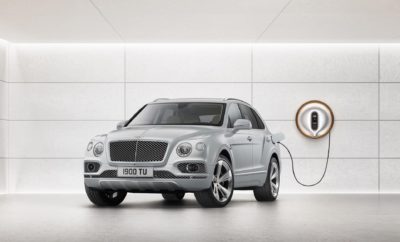 • Ξεκίνησαν οι παραδόσεις των πρώτων Bentley Bentayga Hybrid, της plug-in υβριδικής έκδοσης του μοντέλου, σε πελάτες • Η Bentley θα προσφέρει εξηλεκτρισμένες εκδόσεις όλων των μοντέλων της έως το 2023 • Η τεχνολογικά προηγμένη Bentayga έχει αυτονομία ηλεκτροκίνησης 39 χιλιομέτρων στον κύκλο WLTP ή 51 χιλιομέτρων στον κύκλο NEDC • Η Bentley με την καλύτερη ενεργειακή απόδοση που έχει κατασκευαστεί ποτέ, με εκπομπές CO2 μόλις 79 γρμ./χλμ. • Στη νέα, υβριδική και ηλεκτροκίνητη εποχή της, η Bentley παραμένει κορυφαία επιλογή με χειροποίητη κατασκευή και απαράμιλλη ποιότητα • Η Bentley Bentayga Hybrid διαθέσιμη από 141.100 € Οι πρώτες Bentley Bentayga Hybrid παραδόθηκαν σε πελάτες, σηματοδοτώντας ένα ορόσημο για την κορυφαία υπερ-πολυτελή μάρκα. Στο πλαίσιο εορτασμού της εκατονταετηρίδας της Bentley, η ανατρεπτική Bentayga Hybrid αποτελεί το πρώτο βήμα για το ταξίδι της βρετανικής εταιρείας στα επόμενα 100 χρόνια και ένα ενεργειακά βιώσιμο μέλλον. Η Bentley εστιάζει στη νέα εποχή της ηλεκτροκίνησης και στα πλάνα της περιλαμβάνεται μία υβριδική ή ηλεκτρική έκδοση για κάθε μοντέλο της έως το 2023, με την πρώτη πλήρως ηλεκτρική Bentley να αναμένεται έως το 2025. Η χειροποίητη Bentayga Hybrid από το Crewe της Αγγλίας, εξωτερικά ξεχωρίζει από μια κομψή και διαχρονική σχεδίαση ενώ στο εσωτερικό η επιτομή του σύγχρονου βρετανικού design συνδυάζεται με άπειρες επιλογές εξατομίκευσης. Παράλληλα, πιστή στην παράδοση της εταιρείας για κορυφαία πολυτέλεια, η Bentayga Hybrid είναι το μοναδικό plug-in υβριδικό μοντέλο στον κόσμο με 64 διαθέσιμα χρώματα για παραγγελία. Το πρώτο plug-in υβριδικό μοντέλο της Bentley προσφέρει μία συναρπαστική εμπειρία από δύο διαφορετικούς κόσμους, συνδυάζοντας έναν ισχυρό νέο V6 turbo βενζινοκινητήρα 3,0 λίτρων με έναν εξελιγμένο ηλεκτροκινητήρα που χαρίζει άμεση ανταπόκριση. Με μέγιστη ισχύ 94 kW και ροπή στρέψης 400 Nm, ο ηλεκτροκινητήρας επιτρέπει την τάχιστη και αθόρυβη επιτάχυνση από στάση, ενώ παράλληλα εξαλείφει την όποια υστέρηση του υπερτροφοδοτούμενου κινητήρα. Το αποτέλεσμα είναι μια ασύλληπτη εμπειρία οδήγησης με διαθέσιμα συνδυαστικά 700 Nm ροπής, με τελική ταχύτητα 254 χλμ./ ώρα και 0-100 χλμ./ ώρα σε μόλις 5,5 δευτερόλεπτα. Η πιο πρόσφατη έκδοση του συναρπαστικού SUV της Bentley διαθέτει τρεις υβριδικές λειτουργίες κίνησης. Στην λειτουργία EV Drive, την κίνηση αναλαμβάνει μόνο ο ηλεκτροκινητήρας που τροφοδοτείται με ενέργεια από την μπαταρία. Στην λειτουργία Hybrid, το αυτοκίνητο χρησιμοποιεί πληροφορίες από το σύστημα πλοήγησης για να διαχειριστεί έξυπνα τη ροή ενέργειας από τη μπαταρία και το βενζινοκινητήρα για βέλτιστη απόδοση και αυτονομία. Στη λειτουργία Hold η χρήση του βενζινοκινητήρα και της ηλεκτρικής ενέργειας είναι ισορροπημένη ώστε να διατηρηθεί η ηλεκτρική αυτονομία για μεταγενέστερη χρήση – π.χ. στην περιορισμένη ζώνη μίας πόλης. Σε όλες τις λειτουργίες, υπάρχει ανάκτηση ενέργειας στην μπαταρία κατά την πέδηση. Με συνολική αυτονομία 747 χιλιομέτρων και με 39 (WLTP) ή 51 χιλιόμετρα (NEDC) αμιγούς ηλεκτροκίνησης, με μία μόνο φόρτιση (πλήρης επαναφόρτιση σε μόλις 2,5 ώρες), η υβριδική Bentley προσθέτει μια νέα διάσταση στην υπάρχουσα γκάμα της μάρκας. Η εκπομπή CO2 είναι 79 γρμ./χλμ. (μέση συνδυασμένη WLTP) και η κατανάλωση μόλις 3,5 λίτρα/100 χιλιόμετρα. Η νέα εποχή της Bentley για ένα ενεργειακά βιώσιμο μέλλον έχει ξεκινήσει. Στην περιοχή γύρω από την έδρα της μάρκας, στο Crewe, έχουν ήδη υλοποιηθεί αναβαθμίσεις υποδομής που μεταξύ άλλων περιλαμβάνουν την προσθήκη περισσότερων από 50 σημείων φόρτισης. Παράλληλα, στο εργοστάσιο παραγωγής της Bentley όλη η ηλεκτρική ενέργεια με την οποία κατασκευάζεται κάθε αυτοκίνητο είναι πιστοποιημένα «πράσινη» ή προέρχεται από ηλιακά πάνελ.