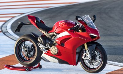 • Η Ducati προσφέρει “Black Friday” τιμές σε όλους τους φίλους της μάρκας • Σημαντικές εκπτώσεις σε ετοιμοπαράδοτα μοντέλα και όλα τα είδη ρουχισμού αναβάτη • Στα είδη ρουχισμού η έκπτωση φτάνει το 30% ενώ σε μοντέλα Ducati έως και τις 4.000 € • Η Black Friday της Ducati ξεκίνησε ήδη και ολοκληρώνεται την Παρασκευή 29 Νοεμβρίου Η Ducati συμμετέχει στην εφετινή “Black Friday” προσφέροντας σημαντική έκπτωση σε ετοιμοπαράδοτα μοντέλα της. Η έκπτωση, ανάλογα με το μοντέλο φτάνει έως και τις 4.000 €. Παράλληλα, έκπτωση 30% προσφέρεται σε όλα τα είδη ρουχισμού αναβάτη της ιταλικής μάρκας. Αναλυτικότερα, ενδεικτικά κάποια από τα μοντέλα που προσφέρονται με έκπτωση είναι τα εξής: XDiavel S Black/White | Model Year 2019 : 4.000€ XDiavel Grey | Model Year 2019 : 3.300€ Scrambler 1100 Sport | Model Year 2019 : 2.500€ Monster 1200 S | Model Year 2019 : 2.500€ Panigale V4 S | Model Year 2019 : 2.000€ Panigale V4 S GP | Model Year 2019 : 2.000€ Diavel 1260 | Model Year 2019 : 2.000€ Scrambler Café Racer |Model Year 2019 : 1.500€ Scrambler Full Throttle | Model Year 2019 : 1.500€ Scrambler Sixty 2 | Model Year 2019 : 800€ Οι ειδικές τιμές της Ducati στο πλαίσιο της Black Friday προσφέρονται ήδη στο δίκτυο Εξουσιοδοτημένων Εμπόρων Ducati της Kosmocar και θα είναι διαθέσιμες μέχρι και την Παρασκευή 29 Νοεμβρίου. Περισσότερες πληροφορίες όπως και αναλυτικά το δίκτυο Εξουσιοδοτημένων Εμπόρων Ducati, οι ενδιαφερόμενοι μπορούν να βρουν στο www.ducati.gr.
