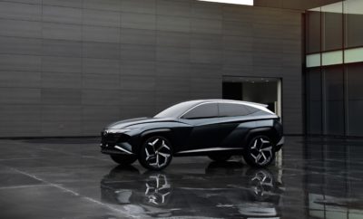 • Το Vision T αποτελεί το έβδομο concept του Hyundai Design Center της Hyundai Motor Company • Το Vision T Hybrid SUV Concept είναι ένα καινοτόμο, φιλικό προς το περιβάλλον συμπαγές SUV με δυναμικά χαρακτηριστικά Η Hyundai παρουσίασε το καινοτόμο Vision T Plug-in Hybrid SUV Concept στο AutoMobility του 2019 στο Λος Άντζελες. Το Vision T είναι το έβδομο από μια σειρά concepts του Hyundai Design Center που εκφράζουν την εξελισσόμενη σχεδιαστική γλώσσα του Sensuous Sportiness της Hyundai. "Επιδιώκουμε καινοτόμες λύσεις στο σχεδιασμό και προσθέτουμε συναισθηματική αξία στην εμπειρία μας μέσω της αισθητικής σχεδιαστικής γλώσσας", δήλωσε ο κ. SangYup Lee, Senior Vice President και Head του Hyundai Global Design Center. Το SUV concept έχει ματ-πράσινο εξωτερικό φινίρισμα και τροφοδοτείται από ένα plug-in υβριδικό σύστημα κίνησης που εστιάζει στην ισορροπία του με το περιβάλλον στο οποίο κινείται. Με γνώμονα την σχεδιαστική φιλοσοφία Sensuous Sportiness της Hyundai, η σχεδίαση του Vision T περιστρέφεται γύρω από τον δυναμισμό και ως εκ τούτου, το Vision T Concept φιλοδοξεί να είναι στην αιχμή των πιο δυναμικών σχεδιαστικά SUV. Είναι ένα όραμα της νέας σχεδιαστικής κατεύθυνσης των SUVs. Το προφίλ του Vision T αποπνέει μια συνεχή αίσθηση ταχύτητας και κίνησης προς τα εμπρός έχοντας μήκος 4.610 χλστ, πλάτος 1.938 χλστ., ύψος 1.704 χλστ., ενώ το μεταξόνιό του είναι μεγάλο κι ανέρχεται στα 2.804 χλστ. Η μεγάλη και επίπεδη οροφή σε συνδυασμό με το μακρύ μεταξόνιο και τις μικρές προεξοχές αντανακλούν ένα πολύ δυναμικό χαρακτήρα. Σε αντίθεση με τα ανταγωνιστικά συμπαγή SUV, το Vision T διαθέτει γεωμετρικές γωνίες και αιχμές για να δημιουργήσει μια εντυπωσιακή αντίθεση μεταξύ της κομψής σιλουέτας και της περιρρέουσας γραμμής. Ξεχωριστή θέση στον σχεδιασμό του Hyundai Vision T κατέχει η ενεργή γρίλια στη μάσκα του που ανοίγει όταν το όχημα κινείται και κλείνει όταν ακινητοποιείται. Επιπρόσθετα τα εμπρός LED φώτα, αλλά κι η ενιαία «γραμμή» των πίσω φωτιστικών σωμάτων συμπληρώνουν το πίσω τμήμα του Vision T, αποτυπώνοντας έτσι με τον καλύτερο δυνατό τρόπο την νέα σχεδιαστική φιλοσοφία της Hyundai. Τέλος, η θύρα υποδοχής της πρίζας βρίσκεται στο πλάι του αμαξώματος και είναι συρόμενη. Κατά τη φόρτιση, ανάβει η ένδειξη «Blue Drive» και ενεργοποιείται ο ειδικός φωτισμός, υποδεικνύοντας στον οδηγό την κατάσταση φόρτισης των μπαταριών δημιουργώντας μια πλήρη εμφάνιση κύκλου όταν είναι πλήρως φορτισμένη.