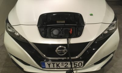 Η Nissan πρωτοστατεί στην ανάπτυξη της τεχνολογίας των μπαταριών, στην κατεύθυνση επίτευξης των Ευρωπαϊκών στόχων για την κλιματική αλλαγή. Ένα σχέδιο δράσης για την “απελευθέρωση” της δυναμικής των ηλεκτρικών οχημάτων και της τεχνολογίας των μπαταριών, προκειμένου να μπορέσει η Ευρώπη να επιτύχει το στόχο της για να καταστεί ουδέτερη από πλευράς άνθρακα, μέχρι το 2050. Οι προτάσεις έχουν σχεδιαστεί στη βάση της αύξησης της παραγωγής ενέργειας από ανανεώσιμες πηγές, της ιδιοκτησίας ηλεκτρικών οχημάτων (EV) και της ενσωμάτωσης των οχημάτων στα δίκτυα ηλεκτρικής ενέργειας, στις Ευρωπαϊκές χώρες. Το όλο εγχείρημα έχει αποτυπωθεί λεπτομερώς σε μια νέα Λευκή Βίβλο, υπό την ηγεσία της Nissan, ως μέρος της Ευρωπαϊκής Σύμπραξης Καινοτομίας για «Έξυπνες Πόλεις και Κοινότητες» (EIP-SCC), ενός προγράμματος που υποστηρίζεται από την Ευρωπαϊκή Επιτροπή σε συνεργασία με τη βιομηχανία, τις πόλεις και τους ερευνητές. Η Λευκή Βίβλος καλύπτει τον κεντρικό ρόλο που θα διαδραματίσει η τεχνολογία της μπαταρίας, την ανάγκη να διασφαλιστεί ότι οι μπαταρίες θα έχουν πλήρη δευτερεύουσα διάρκεια ζωής ως κινητές ή στατικές μονάδες αποθήκευσης ενέργειας, όπως και τους τρόπους αντιμετώπισης των σημερινών ανασταλτικών παραγόντων στη διεύρυνση ενεργειακών συστημάτων τύπου οχήματος- δικτύου. Οι πρακτικές συστάσεις προς τις αρχές, προκειμένου να επανεξετάσουν τον τρόπο σχεδιασμού και υλοποίησης των πολιτικών για την κινητικότητα και την ενέργεια, περιλαμβάνουν: • Εισαγωγή κινήτρων για οχήματα EV μεσαίας κατηγορίας, για την προώθηση της ηλεκτροκίνησης σε μαζικές κατηγορίες οχημάτων • Υιοθέτηση ζωνών κυκλοφορίας με χαμηλές εκπομπές ρύπων, εντός των αστικών περιοχών, για την προώθηση της αλλαγής της συμπεριφοράς κινητικότητας • Την υιοθέτηση της ηλεκτροκίνησης από Δημόσιους Οργανισμούς και λοιπούς φορείς (Ταξί), όπου με την αύξηση του στόλου τους με ηλεκτρικά οχήματα θα δώσουν το σχετικό παράδειγμα • Απλοποίηση διαδικασιών για εγκατάσταση έξυπνης φόρτισης • Εισαγωγή φορολογικών κινήτρων, με βάση τις περιβαλλοντικές επιπτώσεις και την ποσότητα ενέργειας που αποστέλλεται πίσω στο δίκτυο από τα EVs. • Υποχρεωτική (ή μέσω ισχυρών κινήτρων) εγκατάσταση τεχνολογιών ανανεώσιμων πηγών ενέργειας και ενεργειακής απόδοσης, καθώς και έξυπνων σημείων φόρτισης, σε νέα εμπορικά κτίρια • Προώθηση των οικονομικών οφελών που προκύπτουν από την ιδιοκτησία ηλεκτρικών οχημάτων, σε συνδυασμό με φωτοβολταϊκούς συλλέκτες και συναφή συστήματα αποθήκευσης ενέργειας, στο σπίτι • Ολοκλήρωση της χάραξης ενιαίας πολιτικής μεταξύ κινητικότητας και ενέργειας, αντί των μεμονωμένων αντιμετωπίσεων αυτών των ζητημάτων. Ο Friederike Kienitz, αντιπρόεδρος της Nissan Europe για τις επικοινωνίες, τις νομικές, τις εξωτερικές και τις κυβερνητικές υποθέσεις, δήλωσε: "Για την αντιμετώπιση των προκλήσεων που αντιμετωπίζει η Ευρώπη χρειαζόμαστε μια θεμελιώδη επανεξέταση του τρόπου σχεδιασμού της κινητικότητας και της ενεργειακής πολιτικής. “Αν και η Nissan έφερε την τεχνολογία μαζικής παραγωγής μπαταριών στην Ευρώπη με το πρωτοπόρο Nissan LEAF πριν από 10 χρόνια, από το παρόν έγγραφο είναι σαφές ότι πρόκειται για κάτι περισσότερο από τη Nissan ή τα ηλεκτρικά οχήματα. Χρειάζεται πολλή δουλειά, εφόσον η Ευρώπη θέλει να είναι ουδέτερη από άποψη εκπομπών άνθρακα έως το 2050 και αυτή η Λευκή Βίβλος καθορίζει πώς θα φτάσουμε σε αυτό τον στόχο, σε εθνικό, περιφερειακό και δημοτικό επίπεδο.” Η Nissan Europe πρωτοστατεί στην πρωτοβουλία για την Ευφυή Κινητικότητα και την Ενεργειακή Μετάβαση στο πλαίσιο του EIP-SCC και έχει υιοθετήσει θεμελιώδη μεγέθη στον τομέα των μεταφορών και της ενέργειας, για να ανακαλύψει τα βασικά σημεία μετάβασης σε ένα υψηλότερο επίπεδο ενέργειας από ανανεώσιμες πηγές. Το αποτέλεσμα είναι μια ολοκληρωμένη λευκή βίβλος που παρουσιάστηκε ενώπιον των υπεύθυνων χάραξης πολιτικής στο Διεθνές Συνέδριο Smart Cities Expo, στη Βαρκελώνη.