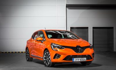 Το All-new Renault CLIO, η νέα, 5η γενιά του παγκόσμιου γαλλικού best seller, είναι ο πρωταγωνιστής στο περίπτερο του Groupe Renault που θα δώσει δυναμικό παρών στη έκθεση Αυτοκίνηση 2019. Τo Groupe Renault θα δώσει και φέτος δυναμικό παρών στην έκθεση Αυτοκίνηση 2019 που θα διεξαχθεί από 9-17 Νοεμβρίου στο Ολυμπιακό Ακίνητο Ξιφασκίας του Πρώην Δυτικού Αεροδρομίου στο Ελληνικό. Η φετινή συμμετοχή είναι ξεχωριστή για τη Renault, καθώς η μεγαλύτερη έκθεση για το αυτοκίνητο στην Ελλάδα συμπίπτει με το λανσάρισμα στην ελληνική αγορά του All-new CLIO. Η νέα, 5η γενιά του εμβληματικού μοντέλου, που είναι επί σειρά ετών πρώτο σε πωλήσεις στην κατηγορία του στην Ευρώπη, αλλά και το γαλλικό μοντέλο με τις περισσότερες πωλήσεις στην ιστορία, είναι και ο αδιαφιλονίκητος πρωταγωνιστής του περιπτέρου του Groupe Renault στη φετινή έκθεση. Οι επισκέπτες θα έχουν την ευκαιρία να θαυμάσουν από κοντά τον εντυπωσιακό σχεδιασμό του, να αξιολογήσουν την κορυφαία απτή ποιότητα κατασκευής του, να ανακαλύψουν τις νέες τεχνολογίες άνεσης και ασφάλειας που, μεταξύ άλλων, του χάρισαν και τα 5 αστέρια στα crash test του EuroNCAP, να μάθουν αναλυτικά για την πλήρη γκάμα κινητήρων βενζίνης και diesel με τους οποίους εξοπλίζεται, αλλά και να ρωτήσουν για τις δελεαστικές τιμές και προσφορές με τις οποίες άρχισε να διατίθεται στην αγορά μας. Αξίζει να σημειωθεί, ότι οι επισκέπτες της έκθεσης θα έχουν ακόμα την ευκαιρία να οδηγήσουν το All-new CLIO στο χώρο των test drives, για να ανακαλύψουν οι ίδιοι την ανώτερη οδηγική εμπειρία που προσφέρει. Όμως, το All-new CLIO δε θα είναι μόνο του, αφού πλαισιώνεται από όλη τη φρέσκια γκάμα Renault και Dacia. Δίπλα του το νέο Renault Kadjar αναδεικνύει, μέσα από την αναβαθμισμένη εμφάνισή του, το πολυτελές εσωτερικό του και τη γκάμα των δυνατών κινητήρων βενζίνης και diesel, τον επιβλητικό SUV χαρακτήρα του, τον οποίο οι επισκέπτες θα μπορέσουν να ανακαλύψουν οδηγώντας το στο χώρο των test drives. Αλλά και το νέο Renault TWINGO συνεχίζει και εντυπωσιάζει με τον ευφυή σχεδιασμό του, που του επιτρέπει κορυφαία ευελιξία στην πόλη, ενώ τώρα έρχεται ακόμα πιο εκλεπτυσμένο σε εμφάνιση και πιο up to date σε εξοπλισμό που του επιτρέπει να είναι συνδεδεμένο με το σύγχρονο τρόπο ζωής. Η οικογένεια Megane είναι παρούσα με δύο ξεχωριστούς εκπροσώπους της. Σε περίοπτη θέση το σκληροπυρηνικό Megane R.S. των 280 ίππων με σύστημα ενεργής τετρακίνησης (4CONTROL) και οδική συμπεριφορά ιδανική για τους λάτρεις της ανόθευτης οδήγησης. Δίπλα του, το πολυτελές και ευρύχωρο Megane Grand Coupe, που συνδυάζει τις ανέσεις της μπερλίνας με την αισθητική ενός πληθωρικού coupe. Παράλληλα, το Megane Hatchback θα είναι διαθέσιμο για test drive. Τη γκάμα της Renault στην έκθεση ολοκληρώνει το καθιερωμένο και δημοφιλές Captur στην κορυφαία έκδοση Dynamic-X, με τον σύγχρονο κινητήρα 1.3 TCe 130hp. Από το περίπτερο του Groupe Renault δε θα μπορούσε να λείψει η Dacia. Το μοναδικό Dacia Duster διανύει την καλύτερη περίοδο της καριέρας του, αφού εξοπλίζεται με τους κορυφαίους κινητήρες βενζίνης Energy 1.3 TCe 130 ή 150 ίππων, αλλά και με τον εμβληματικό 1.5 Blue dCi των 115 ίππων, τόσο σε 2κίνητες όσο και σε 4κίνητες εκδόσεις, απογειώνοντας τον value for money χαρακτήρα του. Δίπλα του, το δημοφιλές crossover Sandero Stepway στη νέα έκδοση Techroad, σε εντυπωσιακό, κόκκινο Fusion, χρώμα. Πολλές εκπλήξεις περιμένουν τους επισκέπτες στο περίπτερο του Groupe Renault. Υπενθυμίζουμε ότι η έκθεση Αυτοκίνηση 2019 θα είναι ανοιχτή για το κοινό τα Σαββατοκύριακα από τις 10:00-21:00 και τις καθημερινές από τις 15:00-21:00.