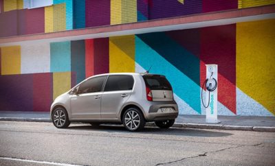 Το SEAT Mii electric είναι το πρώτο ηλεκτρικό αυτοκίνητο της μάρκας που καθιστά την τεχνολογία οικονομικά προσιτή, με κόστος αγοράς στο ίδιο επίπεδο με ένα όχημα με κινητήρα εσωτερικής καύσης και χαμηλό κόστος συντήρησης  Το Mii electric είναι το ιδανικό όχημα για την πόλη που συνδυάζει δυναμικές επιδόσεις με πρακτικότητα χάρη στον ηλεκτροκινητήρα 61kW με μπαταρία ιόντων λιθίου 32,3kWh  Το ηλεκτρικό Mii μπορεί να φτάσει τα 50 km/h σε μόλις 3,9 δευτερόλεπτα και προσφέρει αυτονομία 260 χιλιομέτρων  Το πλήρως ηλεκτρικό αυτοκίνητο πόλης προσφέρει πολλαπλές επιλογές επαναφόρτισης ενώ αναπληρώνει το 80% της χωρητικότητας της μπαταρίας σε μόλις μία ώρα (DC 40kW)  Το Mii electric βάζει τα θεμέλια για την ένταξη περισσότερων οχημάτων στην οικογένεια των ηλεκτρικών στο μέλλον Κηφισιά, 15/11/2019. Η αγορά των ηλεκτροκίνητων οχημάτων αυξάνεται με γρήγορους ρυθμούς καθώς οι καταναλωτές βλέπουν τα οφέλη της απομάκρυνσης από τα παραδοσιακά καύσιμα και της μετάβασης σε βιώσιμες εναλλακτικές λύσεις. Η SEAT ανταποκρινόμενη σε αυτή τη τάση κατασκευάζει αυτοκίνητα για να καλύψει τις απαιτήσεις μιας δυναμικής και συνεχώς μεταβαλλόμενης αγοράς, διατηρώντας παράλληλα τη βιωσιμότητα της κινητικότητας. Η ηλεκτροκίνηση βρίσκεται στον πυρήνα αυτών των σημαντικών εξελίξεων. Η SEAT ξεκινά την ηλεκτρική της «επίθεση» με την παρουσίαση του Mii electric, ενός οχήματος που συνδυάζει τεχνολογία αιχμής, δυναμισμό, κομψή σχεδίαση, νέα επίπεδα συνδεσιμότητας με οικονομική προσιτότητα και χαμηλό κόστος ιδιοκτησίας, χαρακτηριστικά που προσφέρουν ένα όχημα έτοιμο να αντιμετωπίσει τις προκλήσεις της αστικής οδήγησης και να καλύψει τις ανάγκες μίας νέας γενιάς πελατών. Το πρώτο ηλεκτροκίνητο όχημα παραγωγής της SEAT θέτει επίσης τα θεμέλια για μελλοντικά μέλη στην οικογένεια, με περισσότερα EVs και PHEVs στο εγγύς μέλλον, συμπεριλαμβανομένων του πλήρως ηλεκτρικού SEAT el-Born, plug-in υβριδικών εκδόσεων του Tarraco και Leon καθώς και της υψηλής απόδοσης plug-in υβριδικών εκδόσεων του CUPRA Formentor και CUPRA Leon. «Η ηλεκτροκίνηση επεκτείνεται με πολύ γρήγορο ρυθμό. Παγκοσμίως η αγορά ηλεκτρικών οχημάτων αυξήθηκε κατά 75% τους πρώτους 8 μήνες του έτους και η SEAT είναι έτοιμη να αντιμετωπίσει αυτήν την αυξανόμενη ζήτηση», δήλωσε ο Luca de Meo, Πρόεδρος της SEAT. «Το ηλεκτρικό Mii είναι η αρχή αυτού του ταξιδιού και ταυτόχρονα ένα νέο οικονομικό αυτοκίνητο που φανερώνει τη σημασία που αποδίδουμε όχι μόνο στην ανάπτυξη οχημάτων που κατέχουν την ουσία της μάρκας SEAT, αλλά και στο συναρπαστικό μέλλον για τη βιομηχανία και τους καταναλωτές». PRENSA ∙ PREMSA ∙ PRESSE ∙ NEWS ∙ STAMPA ∙ ΔΕΛΤΙΟ ΤΥΠΟΥ Page 2 of 6 Το ηλεκτρικό Mii θα βοηθήσει στην προετοιμασία του δικτύου της SEAT να υποδεχθεί την αναμενόμενη επέκταση της ηλεκτροκίνησης στην αγορά και τις προκλήσεις που θα φέρει, καθιστώντας τη μετάβαση για τους πελάτες που κινούνται με ηλεκτρικά οχήματα απροβλημάτιστη. Σχεδιασμένο για όλους Το εξωτερικό του Mii electric είναι ανανεωμένο και περιλαμβάνει την εισαγωγή του λογότυπου με «ηλεκτρικά» γράμματα στο πίσω μέρος και αυτοκόλλητα στα πλαϊνά. Η αισθητική του οχήματος ενισχύεται με την γκάμα πέντε διαθέσιμων χρωμάτων: Deep Black, Candy White, Tornado Red, Costa Blue και Tungsten Silver καθώς και με τη δυνατότητα περαιτέρω προσαρμογής της εξωτερικής εμφάνισης με προαιρετική μαύρη οροφή και πλευρικούς καθρέπτες (διαθέσιμη με τους χρωματισμούς Candy White, Tornado Red, Costa Blue και Tungsten Silver). Στο εσωτερικό, οι εκλεπτυσμένες αλλαγές περιλαμβάνουν νέο ταμπλό SEAT IML foil με λογότυπο και φωτισμό καμπίνας, που προσδίδει μία νέα εμφάνιση και αίσθηση στο εσωτερικό του Mii electric. Διατίθεται σε δύο επίπεδα εξοπλισμού Mii electric και Mii electric Plus που περιλαμβάνουν μια σειρά από προηγμένες τεχνολογίες και χαρακτηριστικά άνεσης. Η έκδοση Mii electric περιλαμβάνει στο standard εξοπλισμό ηλεκτρικά παράθυρα, ESP, έλεγχο πίεσης ελαστικών, κεντρικό κλείδωμα, immobiliser, πλευρικούς αερόσακους και αερόσακους τύπου κουρτίνας. Η βασική έκδοση περιλαμβάνει επίσης climatronic, lane assist, υπενθύμιση κυκλοφοριακής σήμανσης, hill hold control και οδηγικό προφίλ SEAT (normal, eco, eco+), καθιστώντας το Mii electric ένα πλήρες όχημα. Επιπλέον, το πλήρως ηλεκτρικό αυτοκίνητο πόλης έρχεται με SEAT CONNECT καθώς και "Cable Mode 3" για να φορτίζεται μέσω Wallbox ή μέσω δημόσιου σημείο φόρτισης, στο standard εξοπλισμό. Η έκδοση Mii electric plus περιλαμβάνει επιπλέον ζάντες αλουμινίου 16 ιντσών, φιμέ πίσω τζάμια, μαύρο δερμάτινο τιμόνι και χειρόφρενο και σπορ καθίσματα με λευκές ραφές. Τα επίπεδα άνεσης αυξάνονται επίσης με την προσθήκη θερμαινόμενων εμπρόσθιων καθισμάτων, θερμαινόμενων, ηλεκτρικών καθρεπτών, εμπρόσθιων φώτων ομίχλης και έξι ηχείων. Υπάρχουν επίσης διαθέσιμα πέντε προαιρετικά πακέτα εξοπλισμού: Garage, Easy Flex, Below Zero, Home Charge και Fast (DC Charging). PRENSA ∙ PREMSA ∙ PRESSE ∙ NEWS ∙ STAMPA ∙ ΔΕΛΤΙΟ ΤΥΠΟΥ Page 3 of 6 Το πακέτο Garage περιλαμβάνει πίσω αισθητήρες παρκαρίσματος, cruise control και αναβαθμισμένο εσωτερικό φωτισμό. Το Easy Flex περιλαμβάνει ρυθμιζόμενα καθ’ ύψος μπροστινά καθίσματα, γάντζο στο ντουλαπάκι, αναδιπλούμενα πίσω καθίσματα και ένα διπλό πάτωμα στο πορτμπαγκάζ. Η επιλογή Below Zero περιλαμβάνει θερμαινόμενα εμπρός καθίσματα, ηλεκτρικούς και θερμαινόμενους καθρέφτες, θερμαινόμενο παρμπρίζ, αισθητήρα βροχής / φωτός και αισθητήρα coming home. Η επιλογή Home Charge περιλαμβάνει καλώδιο φόρτισης για απευθείας φόρτιση στο σπίτι χρησιμοποιώντας σύστημα ισχύος 2,3 kW, ενώ το πακέτο Fast έχει τη δυνατότητα γρήγορης φόρτισης CCS με χωρητικότητα DC 40kW. Συνδεδεμένο Κανένα όχημα δεν μπορεί να ανταποκριθεί στις απαιτήσεις της αγοράς και την αυξανόμενη ζήτηση των καταναλωτών χωρίς τη συνδεσιμότητα. Το ηλεκτρικό Mii είναι το πρώτο μοντέλο που περιλαμβάνει το SEAT CONNECT για πρόσβαση και διαχείριση του οχήματος μέσω εφαρμογής στο smartphone: oι οδηγοί μπορούν να ελέγξουν τα δεδομένα οδήγησης, τη θέση στάθμευσης, την κατάσταση του οχήματος, συμπεριλαμβανομένων των θυρών και των φώτων, της διαχείρισης της επαναφόρτισης μέσω e-Manager καθώς και δυνατότητα ελέγχου από απόσταση του κλιματιστικού, όλα από μία εφαρμογή smartphone. Η εφαρμογή DriveMii App συνδέει το Mii electric με το smartphone δίνοντας πρόσβαση σε μουσική, ραδιόφωνο και πλοήγηση. Σχεδιασμένο για το μέλλον Η μετάβαση σε ένα αποκλειστικά πλήρως ηλεκτρικό σύστημα κίνησης, ανοίγει τις πόρτες σε μία οδηγική εμπειρία που ταιρίαζει πιο φυσικά με το περιβάλλον ενός αυτοκινήτου πόλης. Χάρη στις συμπαγείς διαστάσεις του, το Mii electric προσφέρει μεγάλη ευελιξία κατά την οδήγηση στην πόλη και στο παρκάρισμα. Έχει σχεδιαστεί για να ανταποκρίνεται στις σύγχρονες οδηγικές απαιτήσεις, είτε κινείται στους πολυσύχναστους δρόμους της πόλης είτε κινείται στα προάστια. Το Mii electric έχει τις διαστάσεις για να πετύχει ως αυτοκίνητο πόλης με συνολικό μήκος 3.556mm, πλάτος 1.645mm, ύψος 1.481mm και μεταξόνιο 2.421mm. Το πλαίσιο έχει προσαρμοσθεί και ρυθμιστεί ώστε να προσφέρει μία πιο ακριβή, σταθερή και ελεγχόμενη οδήγηση ενώ το υδραυλικό τιμόνι εξασφαλίζει μία καλά σταθμισμένη σχέση μεταξύ οδηγού, οχήματος και ασφάλτου. Ο ηλεκτρικός κινητήρας του Mii, αποδίδει 61 kW (83PS) ισχύ και 212 Nm ροπή, ενώ το πεντάθυρο όχημα μπορεί να φτάσει τα 50km/h σε μόλις 3,9 δευτερόλεπτα. Το Mii electric μπορεί να φτάσει τα 100km/h σε μόλις 12,3 δευτερόλεπτα και την μέγιστη ταχύτητα των 130km/h. Αυτό το αυτοκίνητο δεν έχει κατασκευαστεί μόνο για να ικανοποιήσει τις οδηγικές ανάγκες στη πόλη αλλά προσφέρει και απίστευτη γκάμα δυνατοτήτων από το πακέτο μπαταριών ιόντων λιθίου των 32.3kWh. Η προηγμένη τεχνολογία αποθήκευσης ενέργειας παρέχει αυτονομία μέχρι και 259 χιλιόμετρα (WLTP), ενώ με αποκλειστική χρήση στη πόλη φτάνει μέχρι και τα 358 χιλιόμετρα με μία μόνο φόρτιση. PRENSA ∙ PREMSA ∙ PRESSE ∙ NEWS ∙ STAMPA ∙ ΔΕΛΤΙΟ ΤΥΠΟΥ Page 4 of 6 Όταν συνδεθεί με ένα γρήγορο DC φορτιστή, η μπαταρία μπορεί να επαναφορτίσει το 80% της χωρητικότητας της σε μόλις μία ώρα ενώ ο χρόνος φόρτισης φτάνει περίπου τις τέσσερις ώρες σε σύστημα AC 7,2kW, όταν συνδεθεί σε ένα Wallbox ή σε δημόσιο σημείο φόρτισης. Κανένα ηλεκτροκίνητο όχημα δεν μπορεί να εξεταστεί χωρίς μία καλά σχεδιασμένη προσέγγιση επαναφόρτισης του. Η SEAT έχει ξοδέψει αρκετό χρόνο προκειμένου να βρει τις ανάλογες βολικές λύσεις και παρέχει όλα όσα απαιτούνται για την επαναφόρτιση του οχήματος, ώστε ο οδηγός να χρειάζεται μόνο να εστιάζει στην οδήγηση του. Οι πελάτες μπορούν να επιλέξουν να εγκαταστήσουν ένα Wallbox προκειμένου να εξομαλύνουν τη μετάβασή τους σε ένα ηλεκτρισμένο μέλλον. Επιπρόσθετα, μέσω μιας βολικής εφαρμογής smartphone, οι χρήστες θα μπορούν είναι σε θέση να εντοπίζουν γεωγραφικά και να φορτίζουν το ηλεκτρικό τους Mii σε δημόσια σημεία φόρτισης. «Το SEAT Mii electric συνδυάζει δυναμισμό, επιδόσεις και επιτάχυνση, αλλά επιπλέον διαθέτει προσόντα όπως οδήγηση χωρίς θορύβους, χαμηλό κόστος ιδιοκτησίας και πραγματικά εύχρηστο και προηγμένο σύστημα μετάδοσης κίνησης», δήλωσε ο Axel Andorff, Executive Vice-President for Research & Development. «Είναι ένα όχημα που χρησιμοποιεί τεχνολογία προκειμένου να αποφέρει πραγματικά οφέλη στην αγορά και βοηθά στον εκδημοκρατισμό των ηλεκτρικών οχημάτων». Ζώντας την ηλεκτρική ζωή Το Mii electric λανσάρεται στην αγορά σε μία σημαντική στιγμή που η βιομηχανία μεταβάλλεται προκειμένου να καταστήσει την κινητικότητα βιώσιμη προσπαθώντας παράλληλα να εκδημοκρατίσει τεχνολογίες με περιορισμένο περιβαλλοντικό αντίκτυπο, ειδικά σε πυκνοκατοικημένες αστικές περιοχές. Το Mii electric συνδυάζει ένα προηγμένο σύστημα μετάδοσης κίνησης με την αυτοπεποίθηση της SEAT: διασκεδαστικό στην οδήγηση, συνδεσιμότητα, χαμηλό κόστος ιδιοκτησίας. Το πρώτο ηλεκτροκίνητο όχημα παραγωγής της εταιρείας απευθύνεται τόσο σε πελάτες λιανικής όσο και σε πελάτες fleet και σε εκείνους που περνούν το μεγαλύτερο μέρος του χρόνου τους στους μητροπολιτικούς και προαστιακούς δρόμους, ενώ αντιλαμβάνονται το όφελος των μηδενικών εκπομπών ρύπων. Όταν το Mii Electric λανσαριστεί στις βασικές του αγορές - Γερμανία, Ολλανδία, Νορβηγία, Γαλλία, Ισπανία, Αυστρία, Ηνωμένο Βασίλειο, Ελβετία, Ιταλία, Βέλγιο, Δανία, Φινλανδία και Σουηδία - θα είναι ένα από τα πιο προσιτά ηλεκτρικά οχήματα. Το κόστος θα είναι ισοδύναμο με ένα όχημα με κινητήρα εσωτερικής καύσης αλλά με σημαντικά χαμηλότερο συνολικό κόστος ιδιοκτησίας. Και αν δεν θέλει κάποιος να αγοράσει το Mii electric, υπάρχει και η δυνατότητα μίσθωσης. Στη Γερμανία, για παράδειγμα, για διάστημα 36 μηνών και 10.000 χιλιόμετρα ετησίως, κοστίζει περίπου € 145 / μήνα (χωρίς προκαταβολή). Το μοντέλο μίσθωσης θα είναι αρχικά διαθέσιμο στη Νορβηγία, τη Γερμανία, την Ισπανία, τη Γαλλία, τις Κάτω Χώρες και το Ηνωμένο Βασίλειο. PRENSA ∙ PREMSA ∙ PRESSE ∙ NEWS ∙ STAMPA ∙ ΔΕΛΤΙΟ ΤΥΠΟΥ Page 5 of 6 Εκτός από την προσιτή τιμή που κάνει το Mii electric ελκυστικό, η SEAT προσφέρει επίσης και τη δυνατότητα διαφορετικών επιλογών επαναφόρτισης, ώστε είτε είστε στο σπίτι σας, είτε έχετε φτάσει στον προορισμό σας ή βρίσκεστε ακόμα στο δρόμο, η επαναφόρτιση να είναι απλή και χωρίς προβλήματα. Το ηλεκτρικό Mii είναι συμβατό με διάφορα συστήματα φόρτισης, έτσι αν είστε στο σπίτι σας μπορείτε να το συνδέσετε σε μια παραδοσιακή AC πρίζα και AC wallbox (διάφορες επιλογές εγκατάστασης είναι διαθέσιμες) μέσω δημόσιου σημείου φόρτισης ή αν βρίσκεστε στο δρόμο σε ένα CCS DC σημείο γρήγορης φόρτισης. Το φάσμα των επιλογών σημαίνει ότι η μπαταρία του Mii electric μπορεί να επαναφορτιστεί σε μόλις μία ώρα, χρησιμοποιώντας σύστημα φόρτισης DC 40kW. Ηλεκτρική καταγωγή Το Mii electric είναι το νεότερο μοντέλο της ηλεκτρικής ιστορίας της SEAT. Το 1992, η μάρκα δημιούργησε ένα ηλεκτροκίνητο Toledo που συνόδευε τους αθλητές στη διαδρομή του μαραθωνίου κατά τη διάρκεια των θερινών Ολυμπιακών αγώνων της Βαρκελώνης. Το όχημα διέθετε αυτονομία 64 χιλιομέτρων ανά φόρτιση μπαταρίας 500 κιλών. Πρόσφατα, η SEAT εισήγαγε το πιλοτικό πρόγραμμα carsharing του πρωτότυπου e-Mii. Ένας στόλος 5 ηλεκτρικών πρωτότυπων Mii, δίνει τη δυνατότητα σε περισσότερους από 1.000 υπαλλήλους των SEAT Metropolis: Lab Barcelona και Pier 01 Barcelona Tech City, να μετακινηθούν στους δρόμους της Βαρκελώνης. Το συγκεκριμένο project έχει επιτρέψει στο Mii electri να δώσει πολύτιμη πληροφόρηση για το πώς πρέπει να λειτουργούν τα ηλεκτρικά οχήματα σε δημόσιους δρόμους. Τεχνικά χαρακτηριστικά Κινητήρας: Μέγιστη ισχύς 61kW (83PS) Μέγιστη ροπή 212 Nm Μπαταρία: Ιόντων λιθίου Χωρητικότητα 32,3kWh (καθαρή ενέργεια) Χρόνος φόρτισης σε DC 40kW έως 80%, ~ 1 ώρα Χρόνος φόρτισης σε AC 7.2kW έως 80%, ~ 4 ώρες Αυτονομία: Συνδυασμένος: 250 - 259χλμ (WLTP) Κύκλος πόλης: 349 - 358χλμ (WLTP) Επιδόσεις: Επιτάχυνση 0-50km / h σε 3,9 δευτερόλεπτα 0-100km / h σε 12,3 δευτερόλεπτα Μέγιστη ταχύτητα 130χλμ / ώρα PRENSA ∙ PREMSA ∙ PRESSE ∙ NEWS ∙ STAMPA ∙ ΔΕΛΤΙΟ ΤΥΠΟΥ Page 6 of 6 Διαστάσεις: Μήκος: 3,556mm Πλάτος: 1.645mm Ύψος: 1,481mm Μεταξόνιο: 2,421mm Χωρητικότητα χώρου αποσκευών: 250 λίτρα (έως 923 λίτρα με αναδίπλωση πίσω καθισμάτω