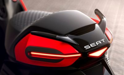 Το πρωτότυπο SEAT eScooter θα παρουσιαστεί στις 19 Νοεμβρίου στη Βαρκελώνη στα πλαίσια του Smart City Expo World Congress  Η εταιρεία θα είναι η πρώτη Ευρωπαϊκή αυτοκινητοβιομηχανία που θα εμπορεύεται τη δική της ηλεκτρική μοτοσυκλέτα 125cc το 2020  Θα είναι διαθέσιμη τόσο σε ιδιώτες πελάτες όσο και σε υπηρεσίες sharing Κηφισιά, 06/11/2019. Η SEAT ενισχύει τη δέσμευση της στην αστική κινητικότητα και εισέρχεται στην αγορά των μοτοσυκλετών με την παρουσίαση του πρωτότυπου eScooter. Με αυτή τη κίνηση η εταιρεία γίνεται η πρώτη Ευρωπαϊκή αυτοκινητοβιομηχανία που θα εμπορεύεται της δική της πλήρως ηλεκτρική μοτοσυκλέτα το 2020. Η επίσημη παρουσίαση θα πραγματοποιηθεί στις 19 Νοεμβρίου στη Βαρκελώνη στα πλαίσια του Smart City Expo World Congress. Το νέο πρωτότυπο SEAT eScooter θα συμπεριληφθεί στη στρατηγική της εταιρείας για την αστική κινητικότητα, η οποία εστιάζει στην προσφορά βιώσιμων λύσεων για τις πόλεις. Η SEAT είχε ανακοινώσει πως θα προωθήσει τη στρατηγική micromobility του Volkswagen Group στο περασμένο Mobile World Congress. Η στρατηγική αυτή περιλαμβάνει επίσης το πρωτότυπο SEAT Minimó καθώς και το SEAT eXS Kickscooter powered by Segway το οποίο παρουσιάστηκε στα πλαίσια του Smart City Expo 2018. Ο Πρόεδρος της SEAT Luca de Meo δήλωσε ότι «η συνεχής ανάπτυξη των μεγαλουπόλεων καθιστά την αποτελεσματική κινητικότητα ως μια από τις κύριες προκλήσεις που πρέπει να ξεπεραστούν. Σήμερα κάνουμε ένα ακόμα βήμα στη στρατηγική μας για την αστική μικροκινητικότητα, επιβεβαιώνοντας το λανσάρισμα του πρώτου eScooter στην ιστορία της μάρκας». Η Βαρκελώνη είναι μία Ευρωπαϊκή πόλη με τις περισσότερες μοτοσυκλέτες κατά κεφαλήν και έχει μακρόχρονη παράδοση στη κινητικότητα σε δύο τροχούς. Για το λόγο αυτό, η SEAT πρόκειται να συνεργαστεί με την κατασκευάστρια εταιρεία ηλεκτρικών μοτοσυκλετών με έδρα τη Βαρκελώνη, Silence και το SEAT eScooter θα πουληθεί τόσο σε ιδιώτες πελάτες όσο και σε στόλους υπηρεσιών sharing. Ηλεκτρικός εκδημοκρατισμός, βιώσιμη κινητικότητα Η SEAT βρίσκεται σε μία φάση να καταστεί φορέας υπηρεσιών κινητικότητας που ξεπερνά όμως το πεδίο κατασκευής οχημάτων, σε μία προσπάθεια να ανταποκριθεί σε μία από τις κύριες τάσεις κινητικότητας του μέλλοντος: τη συνεργατική, την κοινή και τη βιώσιμη οικονομία. Υπό αυτή την έννοια η εταιρεία προσφέρει ήδη υπηρεσίες car sharing μέσω της Respiro και επιπλέον εμπορεύεται το SEAT eXS KickScooter powered by Segway, η οποία είναι επίσης διαθέσιμη σε υπηρεσίες sharing μέσω UFO start-up. PRENSA ∙ PREMSA ∙ PRESSE ∙ NEWS ∙ STAMPA ∙ ΔΕΛΤΙΟ ΤΥΠΟΥ Page 2 of 2 Επιπλέον, πρόσφατα η SEAT παρουσίασε το μοντέλο SEAT Minimo, ένα 100% ηλεκτρικό όχημα που συνδυάζει τα καλύτερα χαρακτηριστικά του αυτοκινήτου και της μοτοσυκλέτας και έχει σχεδιαστεί για να προσαρμόζεται στις πλατφόρμες κινητικότητας που θα διαμορφώσουν το μέλλον της οδήγησης στις πόλεις. Η SEAT είναι η μοναδική εταιρεία που σχεδιάζει, αναπτύσσει, κατασκευάζει και εμπορεύεται αυτοκί
