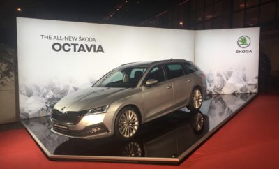 • Η νέα SKODA OCTAVIA συναρπάζει με προχωρημένο design και καινοτόμες, πρωτοποριακές τεχνολογίες • Εντυπωσιακά αμαξώματα σε Grand Coupe και Sportswagon φόρμες • Για πρώτη φορά: head-up display, τεχνολογία shift-by-wire και ειδικά σχεδιασμένα εργονομικά καθίσματα • Κινητήρια συστήματα: plug-in υβριδικά, ήπια υβριδικά και φυσικά βενζίνης, πετρελαίου και φυσικού αερίου • Εξωτερικά, συναρπαστικό, μοντέρνο, εκφραστικό design • Εσωτερικά, νέος σχεδιασμός με πολυεπίπεδο ταμπλό Η SKODA αποκαλύπτει τη νέα OCTAVIA. Μία ολοκαίνουργια OCTAVIA, πιο ποιοτική, με πιο εκφραστικό design, μεγαλύτερους χώρους, πιο ασφαλής, με μεγαλύτερες δυνατότητες συνδεσιμότητας από ποτέ! Στην τέταρτη πλέον γενιά της, το best-seller της SKODA στοχεύει ακόμα πιο ψηλά. Το μοντέλο που έχει συνδεθεί όσο κανένα άλλο με τη μάρκα, έχει μεγαλώσει σε μήκος και πλάτος, έχει ακόμα μεγαλύτερο πορτμπαγκάζ ενώ πλέον το design του μοντέλου, προσδίδοντάς του μία Grand Coupe φόρμα, είναι πιο μοντέρνο και ελκυστικό από ποτέ. Στο εσωτερικό, η ποιότητα είναι έκδηλη και απτή σε κάθε λεπτομέρεια, με τους ακόμα μεγαλύτερους χώρους να συνδυάζονται με την παραδοσιακή πρακτικότητα της μάρκας. Κορυφαία συνδεσιμότητα και καινοτόμα συστήματα υποβοήθησης του οδηγού ανεβάζουν το επίπεδο ασφάλειας και άνεσης ακόμα πιο ψηλά. Ο Μπέρναρντ Μάγιερ, CEO της SKODA AUTO, δηλώνει σχετικά: «Η OCTAVIA είναι ένα εξαιρετικά σημαντικό μοντέλο για τη SKODA. Για το λόγο αυτό εξελίξαμε τη νέα OCTAVIA στο μέγιστο βαθμό. Αποκαλύπτοντας το νέο μοντέλο στην επέτειο των 60 χρόνων της OCTAVIA, είμαστε σίγουροι ότι θα συμβάλλει και αυτό στην άνοδο της μάρκας». Η OCTAVIA πρωτοπαρουσιάστηκε το 1959 και σε 60 χρόνια εμπορικής καριέρας έχουν κατασκευαστεί περισσότερα από 6,5 εκατομμύρια αυτοκίνητα, με το μοντέλο να αποτελεί best-seller στην κατηγορία του σε πολλές χώρες. Η ολοκαίνουργια, τέταρτη γενιά της OCTAVIA, φιλοδοξεί να συνεχίσει αυτήν την επιτυχία. Μεγαλύτερη και πιο όμορφη – Το ολοκαίνουργιο Grand Coupe εντυπωσιάζει με το σχήμα και την αρμονία των αναλογιών του. Με μήκος 4.689 mm είναι κατά 19 mm πιο μακρύ από το απερχόμενο μοντέλο, τη στιγμή που η αντίστοιχη διάσταση για το Sportswagon είναι +22 mm. Το πλάτος είναι επίσης μεγαλύτερο, κατά 15 mm. Ο χώρος αποσκευών στο Grand Coupe είναι 600 λίτρα (+10 από το προηγούμενο) ενώ στο Sportswagon είναι πλέον ο μεγαλύτερος στην κατηγορία, στα 640 λίτρα (αυξημένος κατά 30). Οι προβολείς είναι τεχνολογίας LED, τόσο για τα φώτα ημέρα όσο και τη μεσαία και τη μεγάλη σκάλα. Και τα πίσω φώτα (πέδησης, ομίχλης και οπισθοπορείας) είναι επίσης LED. Νέες ζάντες αλουμινίου έως 19 ιντσών και νέα παλέτα χρωμάτων δίνουν έμφαση στο δυναμισμό του μοντέλου. Νέο εσωτερικό και πολυεπίπεδο ταμπλό – Στο ολοκαίνουργιο εσωτερικό ξεχωρίζει το τιμόνι δύο ακτίνων το οποίο στην πολυλειτουργική του έκδοση επιτρέπει το χειρισμό έως και 14 διαφορετικών λειτουργιών. Επανασχεδιασμένο και το ταμπλό, αναπτύσσεται σε διάφορα επίπεδα, με μία αιωρούμενη κεντρική οθόνη για τον οδηγό. Η αντίστοιχη στην κεντρική κονσόλα χαρακτηρίζεται για την κομψότητα και την απλότητά της. Νέα υλικά εξαιρετικής ποιότητας κυριαρχούν παντού, στις επενδύσεις στις πόρτες, στις ταπετσαρίες των καθισμάτων, αποπνέοντας μία premium εικόνα και αίσθηση. Πρεμιέρα για head-up display και ειδικά σχεδιασμένα εργονομικά καθίσματα – Για πρώτη φορά σε SKODA διατίθενται ειδικά σχεδιασμένα εργονομικά καθίσματα. Προσφέρουν και λειτουργία μασάζ ενώ στην κορυφή της γκάμας είναι αεριζόμενα. Το προαιρετικό head-up display παρουσιάζεται επίσης για πρώτη φορά σε μοντέλο της SKODA. Προβάλλει τις πιο σημαντικές πληροφορίες όπως ταχύτητα, εντολές πλοήγησης, σήματα κυκλοφορίας και τα ενεργά συστήματα υποβοήθησης στο παρμπρίζ. Η έγχρωμη οθόνη 4,2 ιντσών, ανήκει στο βασικό εξοπλισμό. Για πρώτη φορά διατίθεται και τριζωνικός κλιματισμός ενώ διαθέσιμα είναι και ειδικά κρύσταλλα για τα εμπρός παράθυρα για καλύτερη ηχομόνωση των εξωτερικών θορύβων. DSG αυτόματο κιβώτιο με shift-by-wire τεχνολογία και Full LED Matrix φώτα – Πλέον οι εντολές του οδηγού όταν χειρίζεται το αυτόματο κιβώτιο DSG μεταδίδονται ηλεκτρονικά, για πρώτη φορά σε μοντέλο της SKODA. Στη θέση του γνώριμου επιλογέα, στην κεντρική κονσόλα, ένα module ελέγχου φροντίζει – μέσω διακοπτών – για την επιλογή του drive mode. Διαθέσιμα επίσης και Full LED Matrix φώτα, που επιτρέπουν στον οδηγό να έχει μόνιμα ενεργοποιημένη τη μεγάλη σκάλα χωρίς να παρενοχλεί τους άλλους οδηγούς. Επίσης, όλη η γκάμα σύγχρονων, καινοτόμων συστημάτων υποβοήθησης του οδηγού είναι διαθέσιμη στη νέα OCTAVIA, με το τιμόνι να διαθέτει τεχνολογία ανίχνευσης του αγγίγματος των χεριών του οδηγού και κατά συνέπεια του πλήρους ελέγχου του. Εννέα αερόσακοι, ανάμεσά τους και για τα γόνατα του οδηγού, φροντίζουν για την παθητική ασφάλεια των επιβαινόντων Νέα κινητήρια συστήματα και πολύ αποδοτικοί κινητήρες – Η νέα OCTAVIA για πρώτη φορά διαθέτει και plug-in υβριδική έκδοση, με τον κωδικό iV. Οι βενζινοκινητήρες έχουν εξελιχθεί ακόμα περισσότερο, με κάποιους από αυτούς να διαθέτουν ήπια υβριδική (mild hybrid) τεχνολογία. Την ίδια στιγμή οι πετρελαιοκινητήρες είναι της οικογένειας EVO, εκπέμποντας περίπου 80% λιγότερα οξείδια του αζώτου. Συνοπτικά, η αποδιδόμενη ισχύς κυμαίνεται από 110 έως 204 PS ενώ υπάρχει διαθέσιμη και έκδοση φυσικού αερίου (CNG). Στην plug-in υβριδική OCTAVIA iV, ένας βενζινοκινητήρας 1.4 TSI συνδυάζεται με ηλεκτροκινητήρα αποδίδοντας αθροιστικά 204 PS. Μία μπαταρία 13 kWH εξασφαλίζει αυτονομία 55 χιλιομέτρων αποκλειστικά με ηλεκτροκίνηση (κατά WLTP). Την ίδια στιγμή, οι ήπια υβριδικές eTEC εκδόσεις με τους κινητήρες EVO 1.0 TSI και 1.5 TSI, χρησιμοποιούν μπαταρία 48 V ιόντων λιθίου για ανάκτηση ενέργειας στο φρενάρισμα, έξτρα παροχή ισχύος και ελεύθερο τροχασμό με τον κινητήρα πλήρως απενεργοποιημένο, για καλύτερη κατανάλωση. Τέλος, οι EVO κινητήρες διαθέτουν σύστημα AdBlue διπλής δόσης ενώ προαιρετικά η OCTAVIA εξοπλίζεται και με Dynamic Chassis Control, με τον οδηγό να μπορεί να παρέμβει και να ρυθμίζει πολλές από τις παραμέτρους του αυτοκινήτου (ανάρτηση, απόσβεση, απόκριση συστήματος διεύθυνσης, χρόνος αντίδρασης DSG κλπ.). Σύγχρονα συστήματα infotainment και εξελιγμένο Virtual Cockpit – Η νέα OCTAVIA προσφέρει ότι πιο προηγμένο σε συστήματα infotainment, με έλεγχο από οθόνες αφής 8,25 - 10 ιντσών. Κάποιες λειτουργίες ελέγχονται είτε με κινήσεις του χεριού χωρία καν άγγιγμα της οθόνης είτε με φωνητικές εντολές, μέσω της Laura SKODA Digital Assistant. Το αυτοκίνητο εξοπλίζεται με έως και πέντε (5) USB-C θύρες είτε για φόρτιση είτε για απλή σύνδεση συσκευών ενώ τα smartphones μπορούν να φορτιστούν και επαγωγικά (ασύρματα) μέσω ενός Phone Box. Τη μουσική ψυχαγωγία οδηγού και επιβατών εξασφαλίζει ένα άψογα καλιμπραρισμένο ηχοσύστημα της CANTON. Καινοτόμα, έξυπνα χαρακτηριστικά Simply Clever – Ως ένα γνήσιο μοντέλο της SKODA, η νέα OCTAVIA διαθέτει πολλά Simply Clever χαρακτηριστικά. Ανάμεσά τους, δύο θήκες για smartphones στις πλάτες των εμπρός καθισμάτων, πτυσσόμενες αντηλιακές κουρτίνες για τους πίσω επιβάτες, πολυλειτουργικός αποθηκευτικός χώρος κάτω από το κάλυμμα του χώρου αποσκευών και πολλά άλλα. Η παραγωγή της νέας SKODA OCTAVIA, τόσο για την Grand Coupe όσο και τη Sportswagon έκδοση είναι προγραμματισμένη να ξεκινήσει την ερχόμενη Άνοιξη. Το λανσάρισμα του αυτοκινήτου στην Ελλάδα αναμένεται στα τέλη Μαΐου.