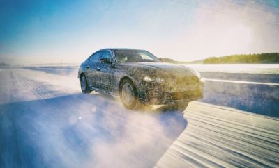 Η καρδιά της μάρκας BMW χτυπά στην πολυτελή μεσαία κατηγορία. Μαζί με τις BMW Σειρά 4 Coupé, BMW Σειρά 4 Cabrio και BMW Σειρά 4 Gran Coupé, η BMW Σειρά 3 αναδεικνύει τα στοιχεία από τα οποία απορρέει η διάσημη οδηγική απόλαυση της μάρκας σε συμπυκνωμένη μορφή. Τώρα, η BMW μεταφέρει τα βασικά χαρακτηριστικά της μάρκας στην εποχή της ηλεκτρικής μετακίνησης – που ήταν και ο κύριος στόχος εξέλιξης του BMW i4. Το πρώτο, αμιγώς ηλεκτροκίνητο μοντέλο του BMW Group στην πολυτελή μεσαία κατηγορία συνδυάζει τη δυναμική συμπεριφορά, τη σπορ και κομψή σχεδίαση, την ανώτερη ποιότητα και την ευρυχωρία, την άνεση και τη λειτουργικότητα ενός τετράθυρου Gran Coupé με οδήγηση μηδενικών ρύπων. Αυτό προαναγγέλλει μία νέα εποχή οδηγικής απόλαυσης. Το μέλλον της ηλεκτροκίνησης θα διαμορφωθεί από την πέμπτη γενιά της τεχνολογίας BMW eDrive, πρωτοπόρος της οποίας θα είναι το BMW iX3 – που θα παράγεται από το 2020 και μετά – και θα ακολουθήσουν τα BMW iNEXT και BMW i4. Με την πέμπτη γενιά της τεχνολογίας BMW eDrive, που περιλαμβάνει και τις τελευταίες καινοτομίες στον τομέα κυψελών μπαταριών, το BMW i4 θέτει νέα πρότυπα σπορ επιδόσεων, πετυχαίνοντας αυτονομία περίπου 600 km. Το BMW i4 εντάσσεται στο πρόγραμμα μιας ολοκληρωμένης προϊοντικής επέλασης του BMW Group στο χώρο της ηλεκτροκίνησης. Η εταιρία διαθέτει αυτή τη στιγμή τη μεγαλύτερη γκάμα πλήρως ηλεκτρικών και plug-in υβριδικών μοντέλων στο χώρο της αγοράς. Μέχρι το 2023, το BMW Group θα έχει 25 ηλεκτροκίνητα μοντέλα στο πρόγραμμά του. Με μία προϊοντική γκάμα που περιλαμβάνει αποδοτικούς κινητήρες καύσης και σύγχρονα, plug-in υβριδικά και αμιγώς ηλεκτρικά συστήματα κίνησης, το BMW Group - μία εταιρία με παγκόσμια εμβέλεια - λαμβάνει υπόψιν διαφορετικές απαιτήσεις και προτιμήσεις των πελατών σε διάφορες περιοχές του κόσμου. Ανεξάρτητα από το είδος κίνησης, όλα τα σημερινά και μελλοντικά μοντέλα προσφέρουν τη γνήσια οδηγική απόλαυση που αποτελεί στοιχείο ταυτότητας της μάρκας. Τεχνολογία BMW eDrive πέμπτης γενιάς για βελτιστοποιημένη δυναμική, απόδοση και αυτονομία. Η τεχνολογία κίνησης του BMW i4 θέτει νέα πρότυπα στον τομέα πυκνότητας ισχύος, απόδοσης και αυτονομίας με μηδενικές εκπομπές ρύπων. Ο ηλεκτροκινητήρας, τα ηλεκτρονικά ισχύος, η μονάδα φόρτισης και η μπαταρία υψηλής τάσης έχουν δημιουργηθεί εξ αρχής. Μαζί, συνθέτουν την τεχνολογία BMW eDrive πέμπτης γενιάς, με την οποία το BMW Group έχει κάνει άλματα στον τομέα της ηλεκτροκίνησης. Από το 2020 και μετά, η 5η γενιά της τεχνολογίας BMW eDrive θα λανσαριστεί πρώτα στο BMW iX3 και στη συνέχεια στα BMW iNEXT και BMW i4. Ο ηλεκτροκινητήρας που έχει αναπτυχθεί για το BMW i4 αποδίδει μέγιστη ισχύ περίπου 390kW/530hp, φτάνοντας στο επίπεδο ενός V8 των σημερινών μοντέλων BMW με κινητήρα εσωτερικής καύσης. Η άμεση απόκριση χαρίζει στο BMW i4 εξαιρετικές επιδόσεις και υψηλή απόδοση. Η 5η γενιά του BMW eDrive περιλαμβάνει επίσης μία νέας σχεδίασης μπαταρία υψηλής τάσης με την τελευταία τεχνολογία κυψελών μπαταριών. Η σχεδίαση της μπαταρίας υψηλής τάσης που αναπτύχθηκε για το BMW i4 χαρακτηρίζεται από μία επίπεδη σχεδίαση και βελτιστοποιημένη ενεργειακή πυκνότητα. Με βάρος περίπου 550 kg, έχει ενεργειακό περιεχόμενο περίπου 80 kWh που συνεπάγεται με αυτονομία περίπου 600 χλμ. Gran Coup é με ξεχωριστή σχεδίαση και εντυπωσιακές επιδόσεις. Το πλήρως ηλεκτρικό BMW i4 θα κατασκευάζεται από το 2021 και μετά και στη συνέχεια θα λανσαριστεί στις παγκόσμιες αυτοκινητιστικές αγορές. Το νέο μοντέλο θα παράγεται στο κύριο εργοστάσιο της εταιρίας στο Μόναχο, όπου μεταξύ των άλλων κατασκευάζεται η BMW Σειρά 3 Sedan με συμβατικό θερμικό κινητήρα και plug-in υβριδικό σύστημα, η BMW Σειρά 3 Touring με συμβατικό σύστημα κίνησης και από το καλοκαίρι του 2020 και με plug-in υβριδική κίνηση, η BMW Σειρά 4 Coupé και η BMW M4 Coupé (κατανάλωση καυσίμου στο μικτό κύκλο: 10,0–9,3l/100km, εκπομπές CO2 στο μικτό κύκλο: 227 –213 g/km). Εκτός από την κλασική σπορτίφ και κομψή σχεδίαση 4-θυρου coupé της μάρκας, το BMW i4 εντυπωσιάζει με τις επιδόσεις του. Το πρώτο Gran Coupé της οικογένειας BMW i επιταχύνει από 0 στα 100 km/h σε περίπου 4,0 δεύτερα, ενώ η τελική του ταχύτητα υπερβαίνει τα 200 km/h. Μία ευέλικτη αρχιτεκτονική οχήματος, η επίπεδη, χαμηλά τοποθετημένη μπαταρία και οι μικρές διαστάσεις του συστήματος κίνησης προσφέρουν ένα υψηλό βαθμό ελευθερίας στους σχεδιαστές. Το BMW i4 συνδυάζει τις χαρακτηριστικές αναλογίες ενός 4-θυρου coupé με σχεδιαστικά στοιχεία ενός μοντέλου BMW i. Δυναμικές γραμμές και ακριβείς επιφάνειες συνδυάζονται με αεροδυναμικά βελτιστοποιημένα χαρακτηριστικά αμαξώματος καθώς και στοιχεία βιωσιμότητας και είναι μοναδικά στη μάρκα BMW i. Η άνετη πρόσβαση των πίσω επιβατών και ένα ευρύχωρο, ευπροσάρμοστο εσωτερικό καθιστούν το όχημα κατάλληλο για καθημερινή χρήση και ταξίδια μεγάλων αποστάσεων. Στο πλαίσιο αυτό, το BMW i4 είναι άμεσα αναγνωρίσιμο ως BMW Gran Coupé – και ταυτόχρονα ως ηλεκτροκίνητο όχημα. Αρθρωτό, ευέλικτο σύστημα κίνησης και αποθήκευση μπαταρίας. Το σύστημα ηλεκτροκίνησης του BMW i4, η μονάδα φόρτισης και η μπαταρία υψηλής τάσης έχουν εξελιχθεί εσωτερικά από το BMW Group. Η παραγωγή γίνεται επίσης εσωτερικά ή σύμφωνα με τις προδιαγραφές ποιότητας του BMW Group. Εδώ, η εμπειρία που έχει αποκτηθεί από τις προηγούμενες γενιές του BMW eDrive αξιοποιείται συνεχώς με σκοπό τη συνεχή βελτιστοποίηση όλων των εξαρτημάτων. Η ολοκληρωμένη εμπειρία του BMW Group στον τομέα συστημάτων ηλεκτροκίνησης υποστηρίζει ένα διευρυνόμενο, αρθρωτό σύστημα του οποίου τα εξαρτήματα μπορούν να ενσωματώνονται σε διαφορετικές φιλοσοφίες οχημάτων με μεγάλη ευελιξία. Η 5η γενιά της τεχνολογία BMW eDrive αποτελείται από ένα ενιαίο σύστημα κίνησης στο οποίο ο ηλεκτροκινητήρας, το κιβώτιο ταχυτήτων και τα ηλεκτρονικά ισχύος βρίσκονται στο ίδιο κέλυφος. Αυτό το σύστημα κίνησης είναι συμβατό με όλες τις φιλοσοφίες οχημάτων και θα διατίθεται για διαφορετικά είδη μοντέλων και επίπεδα ισχύος. Η σχεδίαση του συστήματος επιτρέπει σημαντική αύξηση της πυκνότητας ισχύος, μείωση του βάρους και ευκολότερη παραγωγή. Η παραγωγή των μελλοντικών γενιών ηλεκτροκινητήρων δε θα απαιτεί πλέον υλικά από την κατηγορία ‘σπάνιες γαίες’. Η μονάδα φόρτισης επόμενης γενιάς είναι ένα ενιαίο πακέτο κατάλληλο για όλες τις μελλοντικές αρχιτεκτονικές οχημάτων. Μπορεί να χρησιμοποιείται σε plug-in υβριδικά και αμιγώς ηλεκτροκίνητα οχήματα και είναι σχεδιασμένη για ισχύ φόρτισης έως 150 kW. Επιτρέπει τη φόρτιση της μπαταρίας του BMW i4 κατά 80% σε 35 λεπτά. Αυτό σημαίνει ότι ο χρόνος φόρτισης για αυτονομία 100 km είναι σχεδόν 6 λεπτά. Και στον τομέα μπαταριών υψηλής τάσης, οι καινοτομίες που έχουν ενσωματωθεί στην 5η γενιά της τεχνολογίας BMW eDrive βασίζονται στην υψηλή τεχνογνωσία και πολυετή εμπειρία του BMW Group. Η εταιρία διαθέτει ένα εξαιρετικό επίπεδο τεχνογνωσίας τόσο στο τομέα κυψελών μπαταριών όσο και στην κατασκευή ειδικών για το μοντέλο μπαταριών υψηλής τάσης. Αυτό αποτελεί τη βάση για τη συνεχή βελτιστοποίηση των μπαταριών – τόσο στα μελλοντικά plug-in υβριδικά μοντέλα όσο και στα αμιγώς ηλεκτροκίνητα οχήματα. Το BMW Group κατασκευάζει μονάδες και μπαταρίες υψηλής τάσης για συγκεκριμένα ηλεκτροκίνητα οχήματα από το 2013. Ένα ανεξάρτητο, αρθρωτό σύστημα με ευέλικτη διάταξη των μονάδων επιτρέπει την ενσωμάτωση μπαταριών που εξελίσσονται εσωτερικά σε διαφορετικές φιλοσοφίες οχημάτων. Η εξέλιξη είναι συνεχής με σκοπό τη βελτιστοποίηση των βασικών χαρακτηριστικών των κυψελών μπαταριών και τη δομή των μονάδων και τη διάταξή τους στον αντίστοιχο χώρο τοποθέτησης κάθε οχήματος. Για παράδειγμα, οι μπαταρίες που προορίζονται για το BMW i4 και άλλα μελλοντικά ηλεκτρικά οχήματα έχουν υψηλότερο αριθμό κυψελών ανά μονάδα, μειωμένο αριθμό εξαρτημάτων, πιο συμπαγή σχεδίαση και αυξημένη ευελιξία σε ό,τι αφορά τη γεωμετρία τους. Με τη δημιουργία του Κέντρου Τεχνολογίας Κυψελών Μπαταριών (Battery Cell Competence Centre) στο Μόναχο, το BMW Group έχει επεκτείνει περαιτέρω τις δυνατότητες έρευνας και ανάπτυξης (R&D) σε έναν τομέα κρίσιμο για το μέλλον της ηλεκτροκίνησης. Στόχος είναι η θεμελιώδης έρευνα σε τομείς που έχουν αντίκτυπο στον πελάτη – παράγοντες όπως ενεργειακή πυκνότητα, μέγιστη διαθέσιμη ισχύς, διάρκεια ζωής, ασφάλεια, χαρακτηριστικά φόρτισης, απόκριση σε διαφορετικές θερμοκρασίες και κόστος παραγωγής. Στο νέο Κέντρο Τεχνολογίας Κυψελών Μπαταριών, διερευνάται κυρίως η δυνατότητα περαιτέρω βελτιστοποίησης της χημείας και της σχεδίασης των κυψελών. Η επιλογή και σύνθεση των υλικών για την άνοδο, κάθοδο, ηλεκτρολύτη και διαχωριστή, καθώς και η μορφή των κυψελών που κατασκευάζονται από αυτά τα υλικά θα έχουν σημαντικό αντίκτυπο στην ποιότητα των μπαταριών που θα χρησιμοποιούνται στα μελλοντικά ηλεκτροκίνητα μοντέλα.