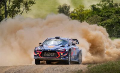 • Η Hyundai Motorsport αναδεικνύεται Παγκόσμια Πρωταθλήτρια Κατασκευαστών WRC για το 2019 * με προβάδισμα 18 βαθμών μετά το Rally de España • Οι διοργανωτές του Rally Australia ανακοίνωσαν την ακύρωση του αγώνα λόγω επικίνδυνων πυρκαγιών στην περιοχή της Νέας Νότιας Ουαλίας της Αυστραλίας Η κατάκτηση του Πρωταθλήματος των Κατασκευαστών του WRC από την Hyundai Motorsport ήταν αποτέλεσμα μιας σκληρής και αφοσιωμένης ομαδικής προσπάθειας από την ίδρυση της εταιρίας στα τέλη του 2012. Ξεκινώντας από λευκό χαρτί, η ομάδα σύντομα δημιούργησε επαγγελματική εμφάνιση WRC και ένα ολοκαίνουργιο αυτοκίνητο βασισμένο στο roadgoing i20 της εταιρίας. Συνολικά, η ομάδα της Hyundai Motorsport κατέκτησε τέσσερις νίκες το 2019 καθ 'οδόν προς τον τίτλο των κατασκευαστών – στα Tour de Corse, Ράλι Αργεντινής, Rally Italia Sardegna και Rally de España - και ανέβηκε 13 φορές στο βάθρο κατά τη διάρκεια της σεζόν. Από τις αρχές του 2019, με τον Διευθυντή της Ομάδας Andrea Adamo, οι στόχοι της εταιρείας ήταν σαφείς: να αγωνιστούμε για τον πρώτο παγκόσμιο τίτλο μας. Απέναντι σε πολύ ισχυρό ανταγωνισμό, η ομάδα της Hyundai Motorsport δούλεψε σκληρά για να διατηρήσει - και στη συνέχεια να επεκτείνει - το πλεονέκτημά της στην κορυφή του πίνακα πριν από την ολοκλήρωση της σεζόν. Ο Head of Product Division, Executive Vice President του Hyundai Motor Group κ. Thomas Schemera, δήλωσε: "Η Hyundai Motorsport έχει πραγματικά ενσωματώσει το πνεύμα της Hyundai και της μάρκας N υψηλών επιδόσεων. Οι επιτυχίες που κατάφεραν σε πολλές στιγμές ήταν απίστευτες και η επιρροή στα εμπορικά οχήματα της Hyundai δεν μπορεί να υποτιμηθεί. " Οι διοργανωτές του Rally Australia, του τελευταίου γύρου της σεζόν, ανακοίνωσαν την ακύρωση του αγώνα λόγω των επικίνδυνων πυρκαγιών που πλήττουν την Αυστραλία και την περιοχή του Coffs Harbour. Μετά από αυτή την απόφαση, η Hyundai Motorsport αναδείχθηκε Παγκόσμια πρωταθλήτρια Κατασκευαστών WRC για το 2019 (*) με προβάδισμα 18 βαθμών μετά το Rally de España. Ο Πρόεδρος της Hyundai Motorsport GmbH κ. Scott Noh, δήλωσε: "Πρώτα από όλα, οι σκέψεις μας είναι με όλους εκείνους που πλήττονται από τις καταστροφικές πυρκαγιές στη Νέα Νότια Ουαλία στην Αυστραλία και αλλού. Είμαστε εξαιρετικά υπερήφανοι για τον πρώτο μας τίτλο για τους κατασκευαστές του FIA World Rally Championship μετά από μια εξαιρετικά σκληρή και ανταγωνιστική σεζόν. Από την ίδρυση της Hyundai Motorsport το 2012, έχουμε δημιουργήσει μια αφοσιωμένη ομάδα στο Alzenau, οι οποίοι εργάστηκαν ακούραστα για να επιτύχουν αυτό το στόχο. Αποτελεί προνόμιο η συνεισφορά μας στην παγκόσμια στρατηγική της Hyundai μέσω των δραστηριοτήτων του WRC. Αποτελεί συλλογικό επίτευγμα, το οποίο θα μοιραστούμε με την οικογένεια της Hyundai σε όλο τον κόσμο. Ελπίζουμε ότι θα είναι ο πρώτος από πολλούς τίτλους που θα έρθουν στο μέλλον ". Ο Διευθυντής της ομάδας κ. Andrea Adamo δήλωσε: "Η ακύρωση του Rally Australia είναι η σωστή απόφαση λαμβάνοντας υπόψη τις δύσκολες συνθήκες που επικρατούν στην περιοχή της Αυστραλίας. Από αθλητική σκοπιά, είναι καταπληκτικό να κερδίζουμε τον τίτλο του Παγκόσμιου Πρωταθλήματος Ράλι WRC της FIA - είναι ένα αποτέλεσμα πολλών ετών σκληρής δουλειάς από όλους μας στη Hyundai Motorsport. Αυτή η σεζόν ήταν απίστευτη και εξαιρετικά ανταγωνιστική. Θα ήθελα να ευχαριστήσω προσωπικά όλους τους ανθρώπους της Hyundai Motorsport και όλα τα πληρώματά μας για την πλήρη αφοσίωσή τους από το Rallye Monte-Carlo μέχρι τώρα". Η Hyundai Motorsport θα αξιοποιήσει τo αγωνιστικό κενό για να προετοιμαστεί για το Παγκόσμιο Πρωτάθλημα Ράλι της FIA του 2020 με ανανεωμένη σύνθεση πληρωμάτων, έχοντας πλέον στο δυναμικό της τον πρωταθλητή των οδηγών WRC Ott Tanak και ακόμα πιο υψηλές φιλοδοξίες επιτυχίας για την κατάκτηση του τίτλου και το 2020! 2019 Παγκόσμιο Πρωτάθλημα Ράλι FIA _ Κατάταξη Κατασκευαστών 1 Hyundai Shell Mobis World Rally Team 380 2 Toyota Gazoo Racing World Rally Team 362 3 Citroën Total World Rally Team 284 4 M-Sport Ford World Rally Team 218 (*) Tα αποτελέσματα υπόκεινται σε επίσημη επιβεβαίωση της FIA.