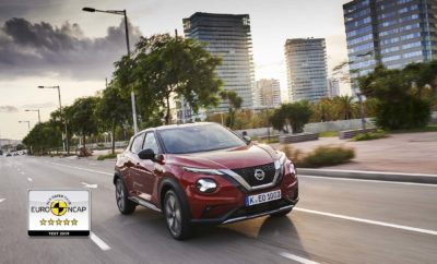 Το ολοκαίνουργιο Nissan JUKE, έλαβε την κορυφαία αξιολόγηση πέντε αστέρων για το 2019 από το Independent European New Car Assessment Program (Euro NCAP), με επαίνους για την αντοχή του και την κορυφαία στην κατηγορία του τεχνολογία πρόληψης ατυχημάτων. Εξαιρετική προστασία ενηλίκων και παιδιών Στην προστασία των ενηλίκων επιβατών το νέο μοντέλο βαθμολογήθηκε με 94% και στην προστασία των παιδιών με 85%, τοποθετώντας το ψηλά στην κατηγορία των μικρών SUV, για το 2019. Αυτό συμβαίνει χάρη στην προηγμένη ενισχυμένη δομή του JUKE, καθώς και στην χρήση χάλυβα εξαιρετικά υψηλής αντοχής σε περιοχές – κλειδιά για τη βελτίωση της ακαμψίας, επιτρέποντας ταυτόχρονα την απορρόφηση και τη διάχυση της δύναμης πρόσκρουσης, πριν φθάσει στην κυψέλη ασφαλείας των επιβατών. Η προσεκτική χρήση αυτών των ειδικών μετάλλων, επέτρεψε επίσης στη Nissan να βελτιώσει την ορατότητα σε μια περιοχή κρίσιμης σημασίας για την ασφάλεια. Οι κολόνες Α μεταξύ του παρμπρίζ και των πλαισίων των θυρών έχουν γίνει λεπτότερες, αλλά εξακολουθούν να διατηρούν την αντοχή τους, λόγω της στρατηγικής χρήσης χάλυβα εξαιρετικά υψηλής αντοχής. Τη νύχτα, η ορατότητα βελτιώνεται περαιτέρω χάρη στους στάνταρ προβολείς LED, οι οποίοι αυξάνουν το πεδίο ορατότητας στα 10 μέτρα. Αξιοσημείωτη προστασία των ευάλωτων χρηστών των οδών Το JUKE πέτυχε βαθμολογία 81% στους ποδηλάτες και στους πεζούς. Το Nissan JUKE διαθέτει διάφορα βοηθήματα ενεργητικής ασφάλειας, όπως η Έξυπνη Πέδηση Έκτακτης Ανάγκης, η οποία προειδοποιεί τον οδηγό και εφαρμόζει τα φρένα αν το αυτοκίνητο αντιληφθεί κίνδυνο πρόσκρουσης με όχημα, πεζό ή ποδηλάτη. Αυτό είναι στάνταρ σε όλα τα νέα εξοπλιστικά πακέτα του JUKE και όχι μόνο στις πλουσιότερες εκδόσεις, εξασφαλίζοντας στον οδηγό του την ευελιξία και τη διασκεδαστική οδήγηση του δικού του Nissan JUKE, χωρίς να θυσιάζει την ασφάλεια. Υποστήριξη ασφαλείας Το Euro NCAP αναγνωρίζει ότι είναι πάντοτε προτιμότερο να αποφεύγεται η πρόκληση ατυχημάτων και για τον λόγο αυτό δίνει πόντους στην τεχνολογία που βοηθά τον οδηγό να αποφύγει συγκρούσεις. Το σύστημα αξιολόγησης του 2019, επιδοκιμάζει μοντέλα που υπερβαίνουν τις νομικές απαιτήσεις ασφάλειας, “αντανακλώντας” με αυτό τον τρόπο τις τελευταίες κορυφαίες καινοτομίες ασφάλειας στην αγορά. Και σε αυτή την περίπτωση, το JUKE σημείωσε μια υψηλή βαθμολογία με σκορ 73%, χάρη στις τεχνολογίες του Nissan Intelligent Mobility. Σε αυτό το πλαίσιο, παρέχεται μια ολοκληρωμένη σουίτα από αυτές τις έξυπνες τεχνολογίες, συμπεριλαμβανομένης της προηγμένης υποστήριξης οδήγησης Nissan ProPILOT. Πρόκειται για ένα βήμα προς την αυτόνομη οδήγηση, εξαλείφοντας το άγχος των μακρινών μετακινήσεων και της βαριάς κυκλοφορίας σε αυτοκινητόδρομους, διατηρώντας αυτόνομα το JUKE στη λωρίδα κυκλοφορίας του, με μια σταθερή και ασφαλή απόσταση από τα άλλα αυτοκίνητα. Το μοντέλο διαθέτει επίσης την Παρέμβαση Τυφλού Σημείου (Blind Spot Intervention), μια ακόμα πρωτιά για την κατηγορία των μικρών SUV. Η Παρέμβαση Τυφλού Σημείου, προειδοποιεί τον οδηγό όταν ένα αυτοκίνητο μπαίνει στο τυφλό σημείο του (κατά την αλλαγή λωρίδας) και επαναφέρει το JUKE πίσω στη λωρίδα του. Παράλληλα, το Σύστημα Προειδοποίησης Πίσω Διασταυρούμενης Κυκλοφορίας (Rear Cross Traffic Alert) αποτρέπει τις συγκρούσεις κατά την έξοδο με όπισθεν από τους χώρους στάθμευσης. Το τεστ της αξιολόγησης, έγινε με Nissan JUKE DIG-T 117 N-Connecta, με το τιμόνι στα αριστερά, αν και το Euro NCAP επιβεβαίωσε ότι τα αποτελέσματα ισχύουν για όλα τα νέα JUKE. Ο Marco Fioravanti, Αντιπρόεδρος Προϊοντικού Σχεδιασμού της Nissan Europe, δήλωσε: "Είμαστε τόσο υπερήφανοι που μας απονεμήθηκε η υψηλότερη βαθμολογία ασφαλείας από τo Euro NCAP. Η χρήση προηγμένων υλικών, συμπεριλαμβανομένου του χάλυβα υψηλής αντοχής, καθώς και η τεχνολογία Nissan Intelligent Mobility, μπορούν να προσφέρουν μια απολαυστική και ευέλικτη οδήγηση, με βελτιωμένη σφαιρική προστασία." Το Euro NCAP δοκιμάζει ανεξάρτητα τα αυτοκίνητα από το 1997, μετρώντας τα περισσότερα από τα νέα μοντέλα που διατίθενται προς πώληση, σε σχέση με τα συνεχώς εξελισσόμενα κριτήρια αξιολόγησης. Εκτός από τη δοκιμή της πραγματικής φυσικής αντοχής των αυτοκινήτων, σε διάφορες προσομοιωμένες συγκρούσεις, ο οργανισμός δοκιμάζει και βαθμολογεί την τεχνολογία πρόληψης ατυχημάτων. Οι τιμές του νέου Nissan JUKE ξεκινούν από τις 17.900€ για την αρχική έκδοση Energy με το χειροκίνητο κιβώτιο ταχυτήτων έξι σχέσεων και από τις 20.900€ με το αυτόματο κιβώτιο επτά ταχυτήτων DCT (διπλού συμπλέκτη), στην έκδοση Acenta.