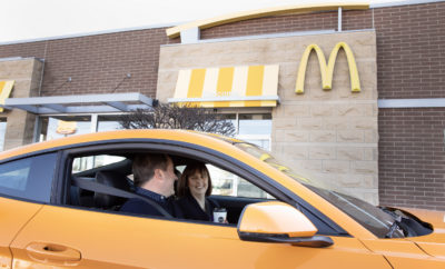 Η συνεργασία των Ford και McDonald’s οικοδομείται πάνω στις δεσμεύσεις και των δύο εταιρειών για την προστασία του περιβάλλοντος Η Ford Motor Company και η McDonald’s Αμερικής σύντομα θα προσφέρουν στα οχήματα της πρώτης μία διεγερτική δόση… καφεΐνης αξιοποιώντας το στοιχείο ενός γνώριμου προϊόντος της πρωινής μας ρουτίνας σε εξαρτήματα αυτοκινήτων. Όπως είναι, για παράδειγμα, το πλαίσιο των εμπρός φωτιστικών σωμάτων. Κάθε χρόνο εκατομμύρια τόνοι από αποξηραμένες φλούδες κόκκων του καφέ αφαιρούνται κατά τη διαδικασία του καβουρδίσματος. Πλέον, η Ford και η McDonald’s συνεργάζονται με στόχο μία καινοτόμα χρήση αυτού του συστατικού, καθώς και οι δύο εταιρείες ανακάλυψαν ότι τα υπολείμματα των κόκκων του καφέ μπορούν να μετατραπούν σ’ ένα ανθεκτικό υλικό που μπορεί να ενισχύσει συγκεκριμένα εξαρτήματα που συναντάμε σήμερα στα σύγχρονα αυτοκίνητα. Πιο συγκεκριμένα, οι φλούδες του καφέ, αφού θερμανθούν σε υψηλές θερμοκρασίες και σε συνθήκες χαμηλού οξυγόνου, στη συνέχεια αναμιγνύονται με πλαστικό και άλλα πρόσθετα, με το προϊόν που προκύπτει να μετατρέπεται σε σφαιρίδια, το οποίο με τη σειρά του μπορεί εύκολα να διαμορφωθεί σε διάφορα σχήματα. Το συνθετικό αυτό υλικό πληροί τις προδιαγραφές ποιότητας για εξαρτήματα όπως το πλαίσιο των προβολέων και άλλα τμήματα του αυτοκινήτου που συναντώνται τόσο στην καμπίνα, όσο και κάτω από το εμπρός καπό. Τα εν λόγω εξαρτήματα αναμένεται να είναι περίπου 20% ελαφρύτερα, ενώ θα καταναλώνεται 25% λιγότερη ενέργεια κατά τη διαδικασία χύτευσής τους. Η Ford εκτιμά μάλιστα ότι οι θερμικές ιδιότητες ενός τέτοιου προϊόντος είναι αισθητά καλύτερες σε σχέση με εκείνες του υλικού που χρησιμοποιείται αυτή τη στιγμή. Αξίζει να σημειωθεί πως αυτή είναι η πρώτη φορά που η Ford χρησιμοποιεί φλούδες από κόκκους του καφέ ως πρώτη ύλη για την κατασκευή συγκεκριμένων εξαρτημάτων στα αυτοκίνητά της. «Η δέσμευση της McDonald’s στην καινοτομία μας εντυπωσίασε ταιριάζοντας στο δικό μας καινοτόμο όραμα και τις δράσεις βιωσιμότητας» δήλωσε η Debbie Mielewski, Ford senior technical leader, της ομάδας έρευνας βιωσιμότητας και «αναδυόμενων» υλικών. «Είναι κάτι που αποτελεί προτεραιότητα για τη Ford εδώ και περισσότερα από 20 χρόνια και συγχρόνως ένα παράδειγμα προώθησης μιας κυκλικής οικονομίας, όπου διαφορετικές βιομηχανίες συνεργάζονται και ανταλλάσσουν υλικά που, διαφορετικά, θα ήταν παράπλευρα προϊόντα ή απόβλητα.» Δείτε το σχετικό βίντεο εδώ: https://youtu.be/pEwWgnJl6m4 «Όπως η McDonald’s, έτσι και η Ford δεσμεύεται στην ελαχιστοποίηση των αποβλήτων αναζητώντας πάντα καινοτόμους τρόπους για την προώθηση αυτού του στόχου» δήλωσε ο Ian Olson, senior director, παγκόσμιας βιωσιμότητας της McDonald’s. «Βρίσκοντας ένα τρόπο να χρησιμοποιούμε τις φλούδες του καφέ ως πρώτη ύλη, αναδεικνύουμε τον τρόπο με τον οποίο η συνεργασία των δύο εταιρειών μπορεί να συμβάλλει ακόμα περισσότερο στην κυκλική οικονομία.» Η συνεργασία των Ford και McDonald’s είναι το πιο πρόσφατο δείγμα των καινοτόμων διαδικασιών που εφαρμόζουν αμφότερες οι εταιρείες για την προστασία τόσο των ίδιων των προϊόντων τους, όσο και του περιβάλλοντος. Στο συγκεκριμένο project συμμετέχει επίσης η Varroc Lighting Systems, η οποία προμηθεύει τους προβολείς, καθώς και η Competitive Green Technologies, που επεξεργάζεται τις φλούδες του καφέ. Με μία αυξανόμενη γκάμα βιώσιμων υλικών, η Ford στοχεύει στη διεύρυνση της χρήσης ανακυκλωμένων και ανανεώσιμων πλαστικών στα οχήματά της σε όλο τον κόσμο. Η McDonald’s και η Ford σκοπεύουν να συνεχίσουν να διερευνούν τρόπους για τη συνεργατική χρήση των αποβλήτων ως πρώτης ύλης προωθώντας παράλληλα τους στόχους βιωσιμότητας.