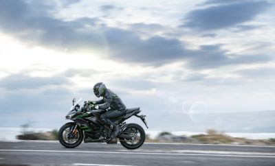 Η Ninja 1000SX του 2020 σηματοδοτεί την τέταρτη γενιά μιας επιτυχημένης sport touring πλατφόρμας. Οι εκπομπές καθαρότερων ρύπων, η ίδια εξαιρετική απόδοση, το πιο σπορ και δυναμικό νέο στυλ, το μονό πλευρικό τελικό της εξάτμισης και ο πλήρης φωτισμός LED περιλαμβάνονται στη νέα λίστα προδιαγραφών του βασικού εξοπλισμού. Δυνατότητες Sport και Touring; Η Ninja 1000SX του 2020 προσφέρει πραγματικά, τα καλύτερα και των δύο κόσμων. Η αυξημένη άνεση της σέλας τόσο για τον οδηγό όσο και για τον συνεπιβάτη, είναι μόνο μία από τις τροποποιήσεις, στις οποίες περιλαμβάνονται επίσης, ο ηλεκτρονικός υπολογιστής ταξιδιού (Electronic Cruise Control) που ενσωματώνεται για πρώτη φορά, το σύστημα γρήγορης αλλαγής ταχυτήτων (Quick Shifter), τα ενσωματωμένα προγράμματα οδήγησης (Riding Modes) που συνδυάζουν KTRC και Power Modes, καθώς και η 10.9 εκατοστών ψηφιακή έγχρωμη οθόνη οργάνων TFT με συνδεσιμότητα smartphone. Ο εξοπλισμός κάνει αυτή την αναβαθμισμένη Sport Tourer, πιο ελκυστική από ποτέ. Το νέο στυλ τονίζει τον ολοκαίνουριο πλήρη φωτισμό LED, ο οποίος περιλαμβάνει προβολείς, πίσω φως, καθώς και φως πινακίδας κυκλοφορίας και φλας. Η ιδανική πρόσφυση εξασφαλίζεται από τα ελαστικά Bridgestone Battlax Hypersport S22. Η σέλα είναι εργονομικά σχεδιασμένη για τον οδηγό και τον συνεπιβάτη, παρέχει αυξημένη άνεση και διευκολύνει την πολύωρη παραμονή στη σέλα, με τη σέλα του συνεπιβάτη να είναι φαρδύτερη και να προσφέρει μεγαλύτερη επιφάνεια καθίσματος. Ο ανεμοθώρακας είναι νέας σχεδίασης και ρυθμίζεται σε τέσσερις θέσεις, ενώ υπάρχει και η δυνατότητα προσαρμογής μεγαλύτερου ανεμοθώρακα, ο οποίος είναι διαθέσιμος στον προαιρετικό εξοπλισμό. Για τον επόμενο χρόνο, οι δυνατότητες για ταξίδια μεγάλων αποστάσεων θα είναι περισσότερες από ποτέ. Τα βοηθήματα για τον αναβάτη που προηγουμένως περιλάμβαναν λειτουργία ηλεκτρονικής διαχείρισης στροφών και ευφυές σύστημα αντιμπλοκαρίσματος των τροχών, εμπλουτίζονται με τέσσερα προγράμματα οδήγησης. Για μεγαλύτερη ευκολία, ένα τσιπ Bluetooth που έχει ενσωματωθεί στον πίνακα οργάνων, επιτρέπει την ασύρματη σύνδεση του αναβάτη με τη μοτοσυκλέτα του. Με τη χρήση της εφαρμογής Rideology της Kawasaki σε smartphone, παρέχεται η δυνατότητα πρόσβασης σε διάφορες λειτουργίες των οργάνων, συμβάλλοντας με αυτό τον τρόπο σε μια πολύ βελτιωμένη εμπειρία οδήγησης. Στις ενδείξεις των οργάνων περιλαμβάνονται πληροφορίες για το όχημα, όπως υπολειπόμενο καύσιμο, απόσταση που έχει καλυφθεί και χρονοδιάγραμμα συντήρησης. Οι γενικές ρυθμίσεις, όπως είναι οι προτιμώμενες μονάδες και η μορφή της ημερομηνίας, μπορούν να ρυθμιστούν μέσω Smartphone, ενώ η ίδια η οθόνη TFT μπορεί να εμφανίσει - μέσω ενός εικονιδίου - αν μια τηλεφωνική κλήση ή ένα μήνυμα ηλεκτρονικού ταχυδρομείου έχει ληφθεί από το smartphone. Η φωτεινότητα της οθόνης αλλάζει αυτόματα μεταξύ τριών επιπέδων, για να ταιριάξει στο διαθέσιμο φως. Το quick shifter για ανεβάσματα και κατεβάσματα ταχυτήτων ανήκει στο στάνταρ εξοπλισμό της μοτοσυκλέτας για το 2020, ενώ τα διπλά τελικά της εξάτμισης έδωσαν τη θέση τους σε ένα σπορ τελικό που έχει προσαρμοστεί στη δεξιά πλευρά της μοτοσυκλέτας. Η δυναμική σπορ οδήγηση έχει βελτιωθεί με την τοποθέτηση των ελαστικών Bridgestone S22, ενώ η συνολική εμφάνιση έγινε πιο σπορ με πολυάριθμες προσεκτικές αλλαγές στο στυλ, που περιλαμβάνουν νέο μπροστινό φτερό. Οι λάτρεις των ταξιδιών μπορούν να έχουν τη βεβαιότητα ότι το καινοτόμο σύστημα μεταφοράς αποσκευών με μη ορατή βάση τοποθέτησης, συνεχίζει να είναι διαθέσιμο στον προαιρετικό εξοπλισμό και για το 2020. Διαθέσιμα είναι επίσης, τα θερμαινόμενα γκριπ, αλλά και μια θύρα USB κάτω από τη σέλα, τα οποία αποτελούν μέρος μιας ευρύτατης σειράς πρακτικών και σπορ γνήσιων αξεσουάρ. Τρία νέα χρώματα θα είναι διαθέσιμα για τη νέα σεζόν. Το metallic graphite gray / metallic diablo black, το emerald blazed green / metallic carbon gray / metallic graphite grey και το pearl blizzard white / metallic carbon gray / metallic spark black. Sport ή Touring, η Ninja 1000SX είναι η πιο αναβαθμισμένη, πιο δυναμική και πιο επιθυμητή μοτοσυκλέτα του 2020 και προσφέρει “Τα καλύτερα των Δύο Κόσμων”.