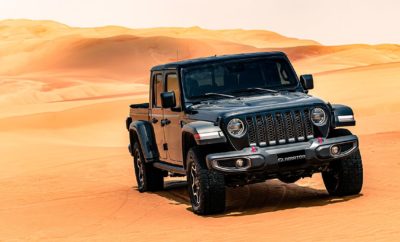 To νέο Jeep® Gladiator που αναμένεται να λανσαριστεί στην Ευρώπη το 2ο 6μηνο του 2020, θα αποτελέσει το επίκεντρο του ενδιαφέροντος στο μεγαλύτερο φεστιβάλ off-road της Μέσης Ανατολής, το Liwa Festival, που πραγματοποιείται στην ομώνυμη όαση της ερήμου Rub' al Khali στο Abu Dhabi. Το πολυαναμενόμενο νέο Jeep® Gladiator θα εντυπωσιάσει το κοινό με την παρουσία του στο Liwa Festival (26 Δεκεμβρίου 2019 - 10 Ιανουαρίου 2020), τη μεγαλύτερη διοργάνωση off-road στη Μέση Ανατολή που πραγματοποιείται στην ομώνυμη όαση στο Abu Dhabi. Οι αμμόλοφοι Tal Moreeb αποτέλεσαν το ιδανικό πεδίο τόσο για τις εντυπωσιακές φωτογραφίες του μοντέλου, όσο και για την επίδειξη των κορυφαίων του εκτός δρόμου δυνατοτήτων. Με ύψος 300 μέτρα και κλίση σχεδόν 50 μοίρες, οι αμμόλοφοι Tal Moreeb είναι οι μεγαλύτεροι στα Ηνωμένα Αραβικά Εμιράτα, αποτελώντας την απόλυτη πρόκληση για οποιοδήποτε όχημα. Με στιλ και εκτός δρόμου δυνατότητες που παραπέμπουν ευθέως στο θρυλικό Jeep Wrangler, το νέο Gladiator εντυπωσιάζει, αποτελώντας παράλληλα το μοναδικό pick-up που έχει τη δυνατότητα να φέρει τον οδηγό και τους επιβάτες σε απόλυτη επαφή με το περιβάλλον λόγω της δυνατότητας αφαίρεσης τμημάτων του αμαξώματος, όπως είναι η οροφή και οι πόρτες. Το κορυφαίο σύστημα τετρακίνησης Rock-Trac® 4x4, συνοδεύει μια πλήρης λίστα προηγμένων συστημάτων υποβοήθησης οδήγησης που κάνουν εξαιρετικά άνετες και ασφαλείς τις εντός και εκτός δρόμου διαδρομές. Το νέο Jeep Gladiator εφοδιάζεται με έναν αποδοτικό κινητήρα diesel 2.2 λίτρων με ισχύ 200 ίππων που συνεργάζεται με το αυτόματο κιβώτιο 8 σχέσεων, ενώ αναμένεται να είναι διαθέσιμο στην Ευρωπαϊκή αγορά το 2ο 6μηνο του 2020.