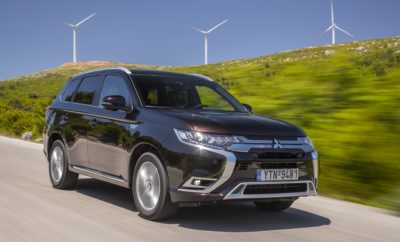 Το Mitsubishi Outlander Plug-in Hybrid Electric Vehicle (PHEV), το δημοφιλέστερο plug-in υβριδικό SUV παγκοσμίως που ανακηρύχθηκε ‘Green SUV of the Year 2019’ από την εφημερίδα Green Car Journal στην Έκθεση Αυτοκινήτου του Λος Άντζελες, είναι τώρα διαθέσιμο με μηδενικό φόρο για τους εταιρικούς χρήστες στην Ελλάδα. Σε συνέχεια των μεταρρυθμίσεων που αφορούν την φορολόγηση των εταιρικών χρηστών, το νέο Outlander PHEV, με εκπομπές CO2 μόλις 46g/km, είναι το μοναδικό τετρακίνητο SUV μεγάλης κατηγορίας της ελληνικής αγοράς που πληροί τις προϋποθέσεις μηδενικού φόρου για τους εταιρικούς χρήστες βάσει των παρακάτω στοιχείων που απορρέουν από το σχετικό ΦΕΚ: • Μηδενικός εταιρικός φόρος για οχήματα των οποίων οι εκπομπές καυσαερίων είναι 0 εώς 50 g CO2/Km και με Λιανική Τιμή Προ Φόρων (ΛΤΠΦ) έως σαράντα χιλιάδες (40.000) ευρώ. • Tα μισθώματα για τα επιβατικά ως 50 γρ/χλμ, με ΛΤΠΦ ως € 40.000, προσαυξάνονται ως έξοδα για το μισθωτή κατά +30% (=υπεραπόσβεση). • Τα πάγια αυτοκίνητα με εκπομπές καυσαερίων 1 εώς 50 γρ/χλμ αποσβένονται ανεξαρτήτως αξίας ΛΤΠΦ με 20% ετησίως. Το νέο Outlander PHEV είναι το SUV που προσφέρει την κορυφαία Tετρακίνηση της κατηγορίας και το εξελιγμένο Υβριδικό σύνολο Twin Motor της Mitsubishi το οποίο μπορεί να προσφέρει ηλεκτρική αυτονομία έως 57χλμ. Η Mitsubishi Motors Corporation (MMC) ανακοίνωσε μέσα στο 2019 ότι το Mitsubishi Outlander PHEV, το παγκοσμίως πρώτο plug-in υβριδικό SUV, πέτυχε ένα σημαντικό ορόσημο με 200.000 πωλήσεις σε όλο τον κόσμο από το 2013 που λανσαρίστηκε. Το Outlander PHEV αποτελεί την τεχνολογική ναυαρχίδα της MMC και η επιτυχία του δείχνει την κλίμακα ζήτησης των καταναλωτών για ηλεκτρικά οχήματα, καθώς στη βιομηχανία αυτοκινήτου συντελείται μία βαθιά τεχνολογική αλλαγή. Από τότε που έκανε το ντεμπούτο του στην Ιαπωνία, το Outlander PHEV έχει κυκλοφορήσει σε περισσότερες από 50 χώρες ανά τον κόσμο. Αναδείχτηκε παγκόσμιο best-seller στην κατηγορία plug-in υβριδικών μοντέλων στα τέλη Δεκεμβρίου 2018. Επίσης είναι Ευρωπαϊκό best-seller στην κατηγορία του αδιαλείπτως τα τελευταία πέντε χρόνια, απόδειξη της συνεχούς εξέλιξης, της ευφυούς μηχανολογίας και της τεχνολογικής καινοτομίας του. Outlander PHEV – Επιτυχημένος συνδυασμός ηλεκτρικής απόδοσης EV και ικανοτήτων SUV Βασισμένο στις αρχές λειτουργίας ενός ηλεκτρικού οχήματος, το Outlander PHEV υιοθετεί μία μοναδική αρχιτεκτονική με εμπρός ηλεκτροκινητήρα και πίσω ηλεκτροκινητήρα, χωρίς κιβώτιο ταχυτήτων. Αυτό προσφέρει στους πελάτες ενεργειακή απόδοση και απόλυτα ομαλή λειτουργία. Το Outlander PHEV έχει συγκεντρώσει ποικίλες διεθνείς διακρίσεις τα τελευταία έξι χρόνια, ανάμεσα στα οποία το βραβείο "2019 Best Plug-in Vehicle" του περιοδικού Company Car & Van στη Βρετανία, το "2019 Green SUV of the Year" του Green Car Journal στις ΗΠΑ και ο τίτλος "2013-2014 Japan Car of the Year Innovation Category" με το βραβείο "2014 RJC Technology of the Year Award". Το τελευταίο μοντέλο 2019 Outlander PHEV παράγει λιγότερες εκπομπές CO2, 40 g/km (αναγωγή σε NEDC)/46 g/km (WLTP) με κατανάλωση μόλις 1,8 l/100km (αναγωγή σε NEDC)/2,0 l/100km (WLTP) και αυτονομία 54 km με μηδενικούς ρύπους (αναγωγή σε NEDC)/45 km (WLTP). Το 2019 Outlander PHEV διαθέτει επίσης καινοτόμο σύστημα κίνησης και μηχανικές βελτιώσεις, όπως ο εξαιρετικά αποδοτικός νέος βενζινοκινητήρας 2.4L. Εξάλλου, έχει βελτιωθεί επίσης η χωρητικότητα της μπαταρίας (15%), η ισχύς της μπαταρίας (10%), και η ισχύς του πίσω ηλεκτροκινητήρα (17%). Τέλος, προσφέρει αναβαθμισμένη δυναμική συμπεριφορά, ενώ τα προφίλ οδήγησης περιλαμβάνουν επιπλέον τα Sport Mode και Snow Mode.