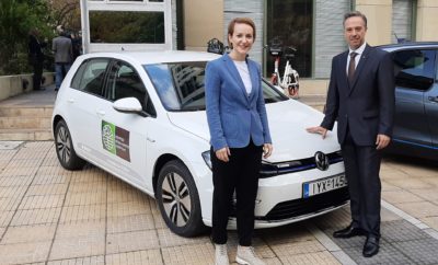 • Η Kosmocar-Volkswagen παραχώρησε ένα e-Golf στο Υπουργείο Περιβάλλοντος και Ενέργειας • Το Volkswagen e-Golf είναι ένα από τα τρία ηλεκτρικά αυτοκίνητα που εισήγαγε στο στόλο του το Υπουργείο, αποσύροντας ισάριθμα συμβατικά, σε μία συμβολική αλλά και με ουσία κίνηση προαγωγής της ηλεκτροκίνησης • Τα νέα ηλεκτρικά αυτοκίνητα του ΥΠΕΝ παρουσιάστηκαν σε ειδική εκδήλωση με παρόντες τον Υπουργό Κωστή Χατζηδάκη και τη Γενική Γραμματέα Ενέργειας και Ορυκτών Πρώτων Υλών Αλεξάνδρα Σδούκου Ένα Volkswagen e-Golf είναι ανάμεσα στα πρώτα τρία ηλεκτρικά αυτοκίνητα που παρέλαβε για τις ανάγκες του το Υπουργείο Περιβάλλοντος και Ενέργειας. Τα αυτοκίνητα παρουσιάστηκαν σε ειδική εκδήλωση από τη Γενική Γραμματέα Ενέργειας και Ορυκτών Πρώτων Υλών Αλεξάνδρα Σδούκου, παρόντος του Υπουργού Κωστή Χατζηδάκη, ο οποίος δήλωσε σχετικά: «Έχουμε μια φιλόδοξη “πράσινη” ατζέντα. Ξεκινάμε από εμάς τους ίδιους και γι’ αυτόν τον λόγο αποφασίσαμε και πήραμε τρία ηλεκτρικά αυτοκίνητα ενώ τοποθετήσαμε φορτιστή έξω από το υπουργείο. Παράλληλα, αποκτήσαμε ηλεκτρικά ποδήλατα τα οποία, όπως και τα αυτοκίνητα, θα χρησιμοποιούνται για τις μετακινήσεις των υπαλλήλων μας». Το e-Golf έχει εντυπωσιακή αυτονομία που φτάνει τα 316 χιλιόμετρα σε αστικό κύκλο και τα 232 χιλιόμετρα σε συνδυασμένο (υπολογισμένη κατά WLTP), χάρη στην προηγμένη μπαταρία ιόντων λιθίου χωρητικότητας 35,8 kWh που διαθέτει. Σε συνδυασμό με τη δυνατότητα βέλτιστης διαχείρισης ενέργειας και αυτονομίας, με την επιλογή ανάμεσα σε διαφορετικά προφίλ οδήγησης (Normal, Eco, Eco+) που προσφέρει, το e-Golf είναι ιδανικό για καθημερινή χρήση τόσο στην πόλη όσο και έξω από αυτή. Μάλιστα, σε σημείο φόρτισης συνεχούς ρεύματος (DC) η μπαταρία φορτίζεται κατά 80% σε μόλις 45΄ της ώρας. Ας σημειωθεί ότι η μπαταρία καλύπτεται από εγγύηση καλής λειτουργίας 8 ετών ή 160.000 χιλιομέτρων. Τέλος, σημαντικό ότι το e-Golf είναι εξοπλισμένο με πολλά από τα συστήματα τεχνολογίας, ασφάλειας και άνεσης που διαθέτουν τα μεγαλύτερα μοντέλα της Volkswagen. Στην εκδήλωση παρουσίασης, ο κ. Θανάσης Κονιστής, Διευθυντής Πωλήσεων και Marketing της Kosmocar-Volkswagen, είχε την ευκαιρία να επιδείξει κάποιες από τις λειτουργίες του e-Golf στον Υπουργό ενώ παράλληλα δήλωσε: «Η συγκεκριμένη ενέργεια αποτελεί για την Kosmocar-Volkswagen τον επόμενο κρίκο στο στρατηγικό πλάνο που έχουμε για την προώθηση της ηλεκτροκίνησης στην Ελλάδα. Το 2020 αναμένουμε με ανυπομονησία το λανσάρισμα του ολοκαίνουργιου Volkswagen ID.3, που πιστεύουμε ότι θα αποτελέσει ένα καινοτόμο, ιδιαίτερα προηγμένο μοντέλο για την εποχή της ηλεκτροκίνησης».