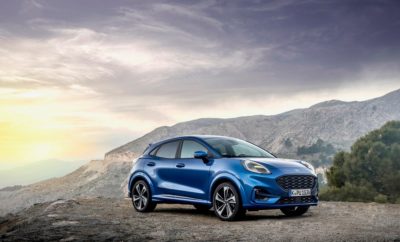 • Με τη χρήση της τεχνολογίας Ford EcoBoost Hybrid 48-volt, το νέο Ford Puma ανεβάζει τον πήχη στους τομείς της κατανάλωσης καυσίμου και των επιδόσεων ενισχύοντας ταυτόχρονα τον απολαυστικό οδηγικό χαρακτήρα των μοντέλων Ford • Η ήπια υβριδική τεχνολογία της Ford αναβαθμίζει τον βενζινοκινητήρα 1.0 EcoBoost του νέου Puma με μία ενσωματωμένη μίζα/γεννήτρια 11.5 kW που παίρνει κίνηση μέσω ιμάντα • Οι αγοραστές του νέου Puma μπορούν να επιλέξουν μέσα από μια προηγμένη γκάμα κινητήρων βενζίνης (Ford EcoBoost) και ντίζελ (Ford EcoBlue) • To εμπορικό λανσάρισμα του νέου Ford Puma στη χώρα μας θα πραγματοποιηθεί στα τέλη Ιανουαρίου Η Ford ανακοίνωσε πέρσι ότι όλα τα μοντέλα της που θα λανσαριστούν από το νέο Focus και μετά θα περιλαμβάνουν μία ηλεκτροκίνητη έκδοση, με το νέο Puma είναι το πρώτο από 14 εξηλεκτρισμένα οχήματα που θα λανσαριστούν από τη Ford μέχρι το τέλος της φετινής χρονιάς. Έτσι, οι αγοραστές του νέου κόμπακτ crossover μοντέλου θα είναι από τους πρώτους που θα έχουν την ευκαιρία να απολαύσουν τα οφέλη της προηγμένης, ήπιας υβριδικής αρχιτεκτονικής της Ford, η οποία είναι προσαρμοσμένη ώστε να βελτιώνει την οικονομία, την απόκριση, τις επιδόσεις και συνολικά την απολαυστική οδηγική εμπειρία. Η τεχνολογία EcoBoost Hybrid 48-volt αναβαθμίζει τον βενζινοκινητήρα 1.0L EcoBoost του νέου Puma με μία ενσωματωμένη μίζα/γεννήτρια (BISG) 11.5 kW που παίρνει κίνηση μέσω ιμάντα. Αντικαθιστώντας τον στάνταρ εναλλάκτη, το σύστημα BISG επιτρέπει την ανάκτηση και αποθήκευση της ενέργειας που συνήθως χάνεται κατά το φρενάρισμα και το ρολάρισμα σε μία αερόψυκτη μπαταρία ιόντων λιθίου των 48 Volt. Το σύστημα BISG λειτουργεί και σαν μοτέρ μέσω διαρκούς συνεργασίας με τον κινητήρα, χρησιμοποιώντας την αποθηκευμένη ενέργεια τόσο για την παροχή πρόσθετης ροπής υπό κανονικές συνθήκες οδήγησης και επιτάχυνσης, όσο και για τη λειτουργία των περιφερειακών ηλεκτρικών συστημάτων του οχήματος. Διαθέσιμο σε εκδόσεις με απόδοση 125 και 155 ίππων, το ευφυές, αυτορυθμιζόμενο ήπιο υβριδικό σύστημα παρακολουθεί συνεχώς τη λειτουργία του αυτοκινήτου, ώστε να προσδιορίζει το χρόνο και το βαθμό φόρτισης της μπαταρίας προκειμένου να εξασφαλίζεται η βέλτιστη χρήση της αποθηκευμένης ενέργειας. Στην πράξη, το σύστημα εφαρμόζει τις παρακάτω στρατηγικές: • “Υποκατάσταση ροπής”, που αξιοποιεί την ισχύ του ηλεκτροκινητήρα του BISG για να προσφέρει ροπή έως 50 Nm μειώνοντας έτσι το απαιτούμενο φορτίο του βενζινοκινητήρα. Στόχος είναι η βελτίωση της οικονομίας καυσίμου έως και 9%, σύμφωνα με τις αναλύσεις της εταιρείας που βασίζονται στο πρωτόκολλο WLTP. Η “Υποκατάσταση ροπής” συμβάλλει στην επίτευξη εκπομπών CO2 από 124 g/km και κατανάλωσης από 5,4 l/100 km για την έκδοση των 125 ίππων στον WLTP (από 96 g/km και 4,2 l/100 km - NEDC), καθώς και εκπομπών CO2 από 126 g/km και κατανάλωσης από 5,5 l/100 km για την έκδοση των 155 ίππων (από 99 g/km και 4,4 l/100 km - NEDC)1 • “Υποβοήθηση ροπής”, που αξιοποιεί για ακόμα καλύτερες επιδόσεις την ισχύ του ηλεκτροκινητήρα του BISG, ώστε να αυξηθεί η συνολική διαθέσιμη ροπή της μονάδας ισχύος έως και 20 Nm πάνω από το επίπεδο που διαθέτει από μόνος του ο βενζινοκινητήρας σε πλήρες φορτίο -και να προσφέρεται μέχρι 50% περισσότερη ροπή στις χαμηλότερες στροφές- για καλύτερες επιδόσεις Το σύστημα BISG επέτρεψε επίσης στους μηχανικούς της Ford να μειώσουν τη σχέση συμπίεσης του 1.0L EcoBoost κινητήρα χρησιμοποιώντας παράλληλα ένα μεγαλύτερο υπερσυμπιεστή. Έτσι, περιορίζεται η υστέρηση στην απόκριση (turbo-lag) μέσω της παραπανήσιας ροπής του ηλεκτροκινητήρα που επιτρέπει στον κινητήρα εσωτερικής καύσης να περιστρέφεται ταχύτερα διατηρώντας έτσι ψηλά την πίεση στο τούρμπο. Το BISG επανεκκινεί τον κινητήρα σε περίπου 300 χιλιοστά του δευτερολέπτου – όσο διαρκεί το ανοιγόκλειμα του ματιού. Αυτό επιτρέπει στην τεχνολογία Auto Start-Stop του νέου Puma EcoBoost Hybrid να λειτουργεί σε ένα ευρύτερο φάσμα σεναρίων για ακόμα μεγαλύτερη οικονομία καυσίμου, συμπεριλαμβανομένων των περιπτώσεων που το όχημα ρολάρει για να σταματήσει με ταχύτητα κάτω από 15 km/h ή ακόμα και με επιλεγμένη σχέση στο κιβώτιο με το πεντάλ του συμπλέκτη πατημένο. «Ο κινητήρας μας 1.0L EcoBoost έχει ήδη αποδείξει ότι η απόδοση και οι επιδόσεις μπορούν να συνυπάρχουν αρμονικά. Η τεχνολογία EcoBoost Hybrid προάγει αυτή τη φιλοσοφία στο επόμενο επίπεδο», δήλωσε ο Roelant de Waard, vice president, Marketing, Sales & Service, Ford Ευρώπης. «Πιστεύουμε ότι οι πελάτες θα ενθουσιαστούν από την αθόρυβη λειτουργία και την άμεση απόκριση των EcoBoost Hybrid, αλλά και από τις μειωμένες επισκέψεις στα πρατήρια καυσίμου.» Επιπλέον, οι αγοραστές μπορούν να επιλέξουν εκδόσεις μέσα από την προηγμένη γκάμα κινητήρων βενζίνης (Ford EcoBoost) και ντίζελ (Ford EcoBlue) που υποστηρίζονται από λειτουργία Auto Start-Stop, για μειωμένο λειτουργικό κόστος και 6τάχυτο μηχανικό κιβώτιο. Ο κινητήρας 1.0 EcoBoost των 125 ίππων θα εξασφαλίζει εκπομπές CO2 από 131 g/km και κατανάλωση 5,7 l/100 km σύμφωνα με το πρωτόκολλο WLTP (από 103 g/km και 4,5 l/100 km - NEDC)1 ενώ αργότερα μέσα στη χρονιά θα διατίθεται με ένα νέο, επτατάχυτο αυτόματο κιβώτιο διπλού συμπλέκτη που θα προσφέρει ομαλές αλλαγές ταχυτήτων για βελτιστοποιημένη, αθόρυβη λειτουργία και κατανάλωση2. Τα κινητήρια σύνολα 1.0 EcoBoost και EcoBoost Hybrid διαθέτουν επίσης το πρώτο στην αυτοκινητοβιομηχανία σύστημα απενεργοποίησης κυλίνδρου της Ford για τρικύλινδρο κινητήρα, που θέτει αυτόματα εκτός λειτουργίας τον έναν κύλινδρο όταν δεν είναι απαραίτητη όλη η ισχύς, όπως συμβαίνει στο ρολάρισμα ή στο ταξίδι με χαμηλό φορτίο. Το σύστημα μπορεί να απενεργοποιεί και να ενεργοποιεί εκ νέου τον έναν κύλινδρο μέσα σε 14 χιλιοστά του δευτερολέπτου. Η έκδοση ντίζελ 1.5L EcoBlue με απόδοση 120 ίππων θα λανσαριστεί επίσης αργότερα μέσα στη χρονιά προσφέροντας γραμμική απόδοση τόσο της ισχύος όσο και της ροπής. Η συγκεκριμένη έκδοση προβλέπεται να έχει εκπομπές CO2 από 117 g/km και κατανάλωση από 4,5 l/100 km στον WLTP (από 99 g/km και 3,8 l/100 km - NEDC).2 Ανάμεσα στις καινοτόμες τεχνολογίες του 1.5L EcoBlue κινητήρα ξεχωρίζουν: • Μία ενσωματωμένη πολλαπλή εισαγωγής για βελτιστοποιημένη αναπνοή κινητήρα • Υπερσυμπιεστή χαμηλής αδράνειας για ταχύτερη και πιο ελεγχόμενη απόκριση • Σύστημα ψεκασμού καυσίμου υψηλής πίεσης, που προσφέρει πιο άμεση απόκριση, πολιτισμένη λειτουργία και ακρίβεια Η οδηγική απόλαυση αναβαθμίζεται με την τεχνολογία επιλέξιμων προφίλ της Ford (Normal, Eco, Sport, Slippery και Trail) που επιτρέπει στους οδηγούς να ρυθμίζουν τόσο την απόκριση του γκαζιού, όσο και εκείνη των συστημάτων πρόσφυσης και ελέγχου της ευστάθειας του αμαξώματος. Μέσω των διαθέσιμων προγραμμάτων καθορίζεται επίσης και το πότε αλλάζει σχέση το κιβώτιο στις αυτόματες εκδόσεις, προσφέροντας έτσι καλύτερη απόδοση σε ποικίλα οδηγικά σενάρια. Το νέο Puma βελτιστοποιεί περαιτέρω την καταξιωμένη αρχιτεκτονική της κατηγορίας Β της Ford, που ως γνωστόν προσφέρει κορυφαία συμπεριφορά και στο Ford Fiesta. Η νέα και πιο άκαμπτη πίσω ανάρτηση, τα μεγαλύτερα αμορτισέρ, τα πιο άκαμπτα σιλεντμπλόκ και τα βελτιστοποιημένα top mounts της ανάρτησης έχουν ως αποτέλεσμα τη μείωση των τριβών και την αύξηση της ακαμψίας του πλαισίου δημιουργώντας έτσι ένα αυτοκίνητο με κορυφαία για την κατηγορία του συμπεριφορά. Το νέο Puma που θα λανσαριστεί στη χώρα μας στο τέλος Ιανουαρίου, έρχεται να προστεθεί στην ολοένα και πιο διευρυμένη γκάμα SUV και Crossover προτάσεων της Ford στην Ευρώπη, στα οποία περιλαμβάνονται τα Fiesta Active, Focus Active, EcoSport, το νέο Kuga, το Edge, καθώς και το νέο Explorer Plug-In Hybrid. # # # 1 Οι τιμές κατανάλωσης καυσίμου / ενέργειας, εκπομπών CO2 και ηλεκτρικής αυτονομίας έχουν μετρηθεί σύμφωνα με τις τεχνικές απαιτήσεις και προδιαγραφές των Ευρωπαϊκών Οδηγιών (Ε.Ε.) 715/2007 και (Ε.Ε.) 692/2008 μετά την τελευταία τροποποίηση. Η κατανάλωση καυσίμου και οι εκπομπές CO2 αφορούν μία συγκεκριμένη έκδοση και όχι ένα μόνο αυτοκίνητο. Η ισχύουσα στάνταρ διαδικασία δοκιμών επιτρέπει τη σύγκριση μεταξύ διαφορετικών τύπων οχημάτων και κατασκευαστών. Επιπλέον της απόδοσης καυσίμου, το οδηγικό στυλ καθώς και άλλοι, μη τεχνικοί παράγοντες επηρεάζουν την κατανάλωση και τις εκπομπές CO2. Το διοξείδιο του άνθρακα είναι το ‘αέριο του θερμοκηπίου’, που κατ’ εξοχήν ευθύνεται για το φαινόμενο της παγκόσμιας αύξησης της θερμοκρασίας της γης. Από την 1η Σεπτεμβρίου 2017, ορισμένα νέα οχήματα λαμβάνουν έγκριση τύπου με βάση το πρωτόκολλο World Harmonised Light Vehicle Test Procedure (WLTP) σύμφωνα με την Ευρωπαϊκή Οδηγία (EU) 2017/1151, μετά την τελευταία τροποποίηση. Πρόκειται για μία νέα, πιο ρεαλιστική διαδικασία δοκιμών για τη μέτρηση της κατανάλωσης και των εκπομπών CO2. Από την 1η Σεπτεμβρίου 2018, το WLTP έχει αντικαταστήσει πλήρως το New European Drive Cycle (NEDC), που είναι πλέον παρελθούσα διαδικασία. Στη φάση της σταδιακής κατάργησης του NEDC, γίνεται αντιστοίχιση των τιμών κατανάλωσης & εκπομπών CO2 του WLTP με αυτές του NEDC. Θα υπάρχουν κάποιες αποκλίσεις συγκριτικά με τις προηγούμενες τιμές, καθώς ορισμένα στοιχεία των δοκιμών έχουν αλλάξει, π.χ. το ίδιο αυτοκίνητο μπορεί να έχει διαφορετικές τιμές κατανάλωσης και εκπομπών CO2.