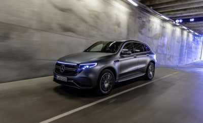 Για έκτη συνεχή χρονιά η Mercedes-Benz κατακτά την πρώτη θέση στην κατηγορία των premium αυτοκινήτων στη χώρα μας. Συνολικά στην Ελλάδα ταξινομήθηκαν 6.122 οχήματα του Ομίλου της Daimler και συγκεκριμένα 5.290 επιβατικά οχήματα Mercedes-Benz & smart (4.524 οχήματα Mercedes-Benz και 766 smart, 429 ελαφρά επαγγελματικά οχήματα (κάτω των 3,5 τόνων), 191 επαγγελματικά οχήματα (άνω των 3,5 τόνων) και 212 λεωφορεία Μercedes-Benz & Setra (πηγή: ΣΕΑΑ). Τόσο στα φορτηγά (από 3,5 τόνους) όσο και στα λεωφορεία, η Mercedes-Benz Ελλάς κατετάγη επίσης 1η στις πωλήσεις. To μερίδιο αγοράς στα επιβατικά ανέρχεται στο 4,7%, εκ του οποίου το 4,0% ανήκει στα μοντέλα της Mercedes-Benz. Στα ελαφρά επαγγελματικά οχήματα στο 5,4%, στα επαγγελματικά οχήματα άνω των 3,5 τόνων στο 57,3% και στα βαρέα επαγγελματικά οχήματα άνω των 8 τόνων στο 41,9%*. Στα λεωφορεία δε, το μερίδιο αγοράς υπερβαίνει το 58% (58,2%)! Ο κος Ι. Καλλίγερος, Πρόεδρος & Διευθύνων Σύμβουλος της Mercedes-Benz Ελλάς δήλωσε: «To 2019 ήταν ακόμη μία απαιτητική χρονιά, όμως η πορεία που καταγράψαμε, τόσο στην Ελλάδα όσο και παγκοσμίως, ήταν εξαιρετική! Η χαρά και η περηφάνια όλων μας είναι μεγάλη, γιατί αποδεικνύεται ότι το αγοραστικό κοινό αναγνωρίζει και εκτιμά την θέση της μάρκας στον πυρήνα των εξελίξεων της αυτοκίνησης. Χωρίς να απεμπολήσει ούτε μία από τις παραδοσιακές της αξίες, η Mercedes-Benz καταφέρνει να συνδυάζει αρμονικά την ασφάλεια με την εξαιρετική αισθητική, την άνεση με τις επιδόσεις και την αξιοπιστία με τις νέες τεχνολογίες πάντοτε με απόλυτο σεβασμό στον Πελάτη. * Στα παραπάνω στοιχεία δεν συμπεριλαμβάνονται τα επαγγελματικά οχήματα Fuso, τα οποία εμπίπτουν στην κατηγορία 3,5 – 10 tn. Θέλω να ευχαριστήσω μέσα από την καρδιά μου όλους όσοι μας τιμούν με την εμπιστοσύνη τους και μας φέρνουν για έξι συνεχόμενα έτη στην πρώτη θέση των πωλήσεων στη χώρα μας. Εργαζόμενοι και Εξουσιοδοτημένο Δίκτυο της Mercedes-Benz Ελλάς, δεσμευόμαστε ότι θα συνεχίσουμε την προσπάθεια να εκπλήσσουμε και να ενθουσιάζουμε, ώστε να προσφέρουμε με την ίδια ένταση και το ίδιο πάθος μόνο το καλύτερο ή τίποτα: The best or nothing. Eίτε πρόκειται για εντυπωσιακά νέα μοντέλα, είτε για νέα προγράμματα και υπηρεσίες». Η Mercedes-Benz παγκοσμίως Η Mercedes-Benz συνεχίζει για 4η συνεχή χρονιά να ηγείται στην κατηγορία των premium κατασκευαστών όσον αφορά στις πωλήσεις. Σε μία χρονιά που σημαδεύτηκε από πολλές προκλήσεις, το «αστέρι» αύξησε τις πωλήσεις του παγκοσμίως σε 2.339.562 (+1,3%) το 2019, παρουσιάζοντας αποτελέσματα – ρεκόρ για ένατη συνεχόμενη χρονιά. Συνολικά, 2.456.343 αυτοκίνητα Mercedes-Benz & smart πωλήθηκαν ανά τον κόσμο. Η Κίνα, μία εκ των τριών σημαντικών αγορών της μάρκας, συνέχισε την επιτυχημένη πορεία της παρουσιάζοντας αύξηση των πωλήσεων σε ποσοστό 6,2%, σπάζοντας ακόμη ένα ρεκόρ! Eκτός από τη χώρα μας, το 2019 η Mercedes-Benz διατήρησε την πρώτη θέση ανάμεσα στις premium μάρκες σε πωλήσεις σε πολλές χώρες όπως η Γερμανία, το Ηνωμένο Βασίλειο, η Γαλλία, η Ισπανία, η Πολωνία, το Βέλγιο, η Ν. Κορέα, η Ιαπωνία, η Αυστραλία, η Ταϊλάνδη, ο Καναδάς, η Ν. Αφρική κ.α. Παγκοσμίως, τα μοντέλα της κατηγορίας των SUVs και των Compact Cars ήταν αυτά που έδωσαν σημαντική ώθηση στις πωλήσεις το 2019. Κάθε τρίτο αυτοκίνητο Mercedes-Benz που πωλήθηκε ανήκε στην κατηγορία των SUV, ενώ κάθε τέταρτο στην κατηγορία των compact! Με τις πωλήσεις των GLA, GLB, GLC, GLC Coupe, EQC, GLE, GLE Coupe, GLS & G-Class να υπερβαίνουν τις 783.700 μονάδες, η κατηγορία των SUV αποτέλεσε την πιο δυνατή κατηγορία το 2019. Από τον Αύγουστο του 2019 οι πωλήσεις αυξάνονταν σταθερά κάθε μήνα, με οδηγό τις GLC & GLE. Όσον αφορά στα Compact Cars, περισσότεροι από 667.000 πελάτες της μάρκας παγκοσμίως παρέλαβαν τις νέες τους A-Class, B-Class, CLA, CLA Shooting Brake, GLA & GLB (+9,5%). Αυτό σημαίνει, ότι κάθε τέταρτο αυτοκίνητο που πούλησε η Mercedes-Benz το 2019 ανήκε στην compact κατηγορία. Η A-Class κατέγραψε παγκόσμια αύξηση της τάξης του 12,3% το 2019, ενώ οι A-Class Sedan, η CLA Coupe και η B-Class συνέβαλαν καθοριστικά στην ανάπτυξη της συγκεκριμένης κατηγορίας. Τέλος, με την έλευση της νέας GLB, η οικογένεια των Compact Cars της Mercedes-Benz αποτελείται πλέον από 8 μέλη. Αυξημένες πωλήσεις για τη V-Class & την X-Class το 2019 Νέο ρεκόρ πωλήσεων κατέγραψαν οι πωλήσεις της V-Class: περί τις 63.500 μονάδες (+1.2%) του μοντέλου που ανανεώθηκε τον Ιανουάριο του 2019 παραδόθηκαν στους αγοραστές τους, με τη Γερμανία, το Ηνωμένο Βασίλειο, τη Ρωσία και την Ελβετία να αποτελούν – μαζί με την Κίνα - τις κυριότερες αγορές για το συγκεκριμένο μοντέλο. Αντίστοιχα, περί τις 15.300 μονάδες της X-Class πωλήθηκαν ανά τον κόσμο με τις Γερμανία, Ηνωμένο Βασίλειο, Αυστραλία και Ν. Αφρική να αποτελούν τις μεγαλύτερες αγορές για το συγκεκριμένο μοντέλο. Mercedes-AMG: το ένα ρεκόρ διαδέχεται το άλλο! Ποτέ η Mercedes-AMG δεν ήταν τόσο επιτυχημένη: η μάρκα επιδόσεων παρουσίασε αύξηση πωλήσεων της τάξεως του 11,8% με πωλήσεις άνω των 132.000 οχημάτων. Η εταιρεία με βάση το Affalterbach πέτυχε ρεκόρ επιδόσεων στο Ηνωμένο Βασίλειο αλλά και την Ιαπωνία. Ο χρόνος που πέρασε χαρακτηρίστηκε από τη συνεχή επέκταση και ανανέωση της γκάμας των μοντέλων της Mercedes-AMG. Με 13 διαφορετικές εκδόσεις στην κατηγορία των compact cars και διάφορα επίπεδα επιδόσεων, τις εκδόσεις «35» και «45» κάλυψε πλήρως την παλέτα των μονέλων αυτών. Επιπλέον, οι κινητήρες των μοντέλων «45» ανανεώθηκαν με αποτέλεσμα ο 2λιτρος, τετρακύλινδρος υπερτροφοδοτούμενος κινητήρας να αποτελεί τον πιο ισχυρό κινητήρα που έχει κατασκευαστεί για οχήματα παραγωγής. Επιπλέον, η Mercedes-AMG παρουσίασε εξηλεκτρισμένα μοντέλα SUV, εφοδιασμένα με τεχνολογία EQ Boost. Η ισχυρή γεννήρια 16kW (22hp) τροφοδοτεί τη μπαταρία των 48 βολτ, υποστηρίζοντας τον κινητήρα εσωτερικής καύσης με τη λειτουργία ώθησης σε χαμηλές ταχύτητες, εξασφαλίζοντας αυξημένες επιδόσεις. Tο μέλλον θα είναι ηλεκτρικό: νέα plug-in hybrid και αμιγώς ηλεκτρικά μοντέλα Με το πρόγραμμα “Ambition 2039” που ανακοινώθηκε πέρσι, η Mercedes-Benz Cars έχει μπει σε τροχιά επίτευξης του στόχου εκπομπής μηδενικών ρύπων CO2 εντός 20 ετών. Για την Ευρώπη, υπολογίζεται ότι πάνω από το 40% των οχημάτων της Mercedes-Benz θα μπορούσε ήδη να παραδοθεί στους καταναλωτές ως xEVs (plug-in hybrid και αμιγώς ηλεκτρικά μοντέλα) έως το 2025, ενώ έως το 2030 η εταιρεία σκοπεύει τα ηλεκτροκίνητα μοντέλα της (plug-in hybrid και αμιγώς ηλεκτρικά) να αποτελούν τουλάχιστον το 50% των συνολικών παγκόσμιων πωλήσεών της. Η Mercedes-Benz Cars αναμένει ότι οι πωλήσεις των ηλεκτρικών της μοντέλων θα αποτελούν το 15-20% των συνολικών της πωλήσεων έως το 2025. Το πρώτο αμιγώς ηλεκτρικό SUV της Mercedes-Benz, η EQC (κατ. ρεύματος: 25.0-22.3 kWh/100 km (σε μεικτό κύκλο); εκπομπές CO2: 0 g/km (σε μεικτό κύκλο)) , έκανε το ντεμπούτο της πρώτα στην Ευρώπη και στη συνέχει στην Κίνα και την περιοχή της Ασίας-Ειρηνικού το 2019. Το επόμενο μοντέλο που θα υποδεχτεί στη γκάμα της η Mercedes EQ θα είναι η EQV (κατ. ρεύματος: 27 kWh/100 km (σε μεικτό κύκλο); εκπομπές CO2: 0 g/km (σε μεικτό κύκλο)) , το πρώτο ηλεκτροκίνητο μοντέλο πολλαπλών χρήσεων της Mercedes-Benz που θα συνδυάζει την μηδενική εκπομπή ρύπων με την αποδοτικότητα, την υψηλή λειτουργικότητα και τον όμορφο σχεδιασμό. Επιπλέον, η ανανεωμένη, αμιγώς ηλεκτρική γενιά των smart είναι ήδη έτοιμη για παραγγελίες και σηματοδοτεί την πλήρη μετατροπή της smart σε εταιρεία αμιγώς ηλεκτρικών μοντέλων, ούσα πρωτοπόρος στις αστικές μετακινήσεις. Έως το τέλος του 2020, συνολικά 5 πλήρως ηλεκτρικά μοντέλα και περισσότερες από 20 εκδόσεις μοντέλων plug-in hybrid θα ενταχθούν στην παγκόσμια γκάμα οχημάτων της Mercedes-Benz.