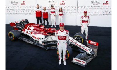 Η ομάδα της Formula 1, Alfa Romeo Racing ORLEN, αποκάλυψε την C39, το μονοθέσιο με το οποίο θα συμμετέχει στο Παγκόσμιο Πρωτάθλημα του 2020. Η αποκάλυψη έγινε πριν το ξεκίνημα των χειμερινών δοκιμών στην πίστα της Βαρκελώνης. H Alfa Romeo Racing ORLEN είναι η τελευταία ομάδα που αποκαλύπτει το μονοθέσιο της για τη φετινή σαιζόν. Οι οδηγοί Kimi Räikkönen και Antonio Giovinazzi, μαζί με τον αναπληρωματικό οδηγό Robert Kubica και την οδηγό εξέλιξης Tatiana Calderon, τράβηξαν το κάλυμμα της C39 που βρισκόταν στο χώρο των pit του Circuit de Barcelona-Catalunya. Τα χρώματα του μονοθεσίου ακολουθούν τις κλασσικές γραμμές της Alfa Romeo και παράλληλα ενσωματώνουν νέα γραφικά στοιχεία που δημιουργήθηκαν από το Centro Stile. Συγκεκριμένα το μοτίβο “Speed-Pixel”, αποτελεί μια γραφική αναπαράσταση του χρόνου και της ταχύτητας, η οποία ενώνει την ιστορία της μάρκας που γιορτάζει φέτος τα 110 γενέθλια της με την προηγμένη τεχνολογία που φέρει ένα μονοθέσιο της Formula 1. Σε σχέση με τα προηγούμενα χρόνια οι σχεδιαστές ενσωμάτωσαν ένα πιο απλό Quadrifoglio (τετράφυλλο τριφύλλι), καθώς και μεγαλύτερη γραμματοσειρά για το όνομα Alfa Romeo Σχεδιασμένη υπό την ηγεσία του Τεχνικού Διευθυντή, κ. Jan Monchaux, η C39 έχει λίγες ομοιότητες με το περσινό μοντέλο. Αποτελεί μια νέα προσέγγιση που στοχεύει να βοηθήσει την ομάδα να συνεχίσει τα σημαντικά βήματα προόδου που πέτυχε τις δύο προηγούμενες σαιζόν. Η εστίαση πλέον βρίσκεται στις δύο κρίσιμες εβδομάδες δοκιμών στη Βαρκελώνη. Με μόλις έξι ημέρες στην πίστα πριν τον εναρκτήριο αγώνα της σαιζόν στη Μελβούρνη, κάθε λεπτό μετρά στις δοκιμές στην πίστα της Καταλονίας. Προς το παρόν το κοινό μπορεί να απολαύσει τη ξεχωριστή εμφάνιση της Alfa Romeo Racing ORLEN C39 και η ομάδα ελπίζει πως έχεις ετοιμάσει ευχάριστες εκπλήξεις για την απόδοση του μονοθεσίου. Frédéric Vasseur, Επικεφαλής της Alfa Romeo Racing ORLEN και CEO της Sauber Motorsport AG: «Η C39 είναι το αποτέλεσμα σκληρής δουλειάς όλων των μελών της ομάδας. Ελπίζουμε πως θα μας βοηθήσει να κάνουμε βήματα προόδου και να πετύχουμε τους στόχους μας. Ο στόχος μας δεν έχει αλλάξει: θέλουμε να βελτιωθούμε και να έχουμε καλύτερα αποτελέσματα σε σχέση με την προηγούμενη χρονιά. Είμαστε μια ομάδα που αναπτύσσεται και πρέπει να βελτιωθούμε σε κάθε επίπεδο. Δεν υπάρχει αρχή και τέλος σε αυτή την προσπάθεια, είναι μια συνεχής διαδικασία και όλοι μας θα πρέπει να εστιάσουμε σε αυτή. Πηγαίνουμε μπροστά και ήδη έχουμε κάνει ένα τεράστιο βήμα σε σχέση με το σημείο που βρισκόμασταν στις αρχές του 2018 και πρέπει να συνεχίσουμε σε αυτή την κατεύθυνση.» Jan Monchaux, Τεχνικός Διευθυντής της Director Alfa Romeo Racing ORLEN: «Η C39 αποτελεί εξέλιξη του περσινού μονοθεσίου, παρ’ ότι δεν μοιράζεται πολλά στοιχεία με εκείνο. Έχουμε βελτιώσει το αυτοκίνητο και εκτός από τους τροχούς και τις ζάντες ελάχιστα στοιχεία έχουν παραμείνει αναλλοίωτα. Είναι αποτέλεσμα της συνεχούς εξέλιξης, αλλά παράλληλα και ένα εντελώς νέο μονοθέσιο. Πιστεύουμε ότι θα είμαστε καλύτεροι σε σχέση με πέρυσι και ελπίζουμε ότι θα βρεθούμε όσο πιο ψηλά γίνεται στην κατάταξη».