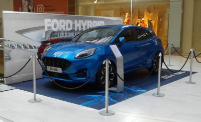 Το νέο, ήπια υβριδικό και στιλάτο Ford Puma ανοίγει διάπλατα τις πόρτες του στο “The Mall Athens” έως και το Σάββατο 15 Φεβρουαρίου προκειμένου να ανακαλύψετε ιδοίς όμμασι τις ασυναγώνιστες μεταφορικές και αποθηκευτικές του ικανότητες. Με το ελκυστικό του στιλ να συνδυάζεται υποδειγματικά με την απαράμιλλη πρακτικότητα ενός κόμπακτ crossover αυτοκινήτου, το νέο Ford Puma έρχεται να υποστηρίξει τις πλέον καινοτόμες προτάσεις αποθήκευσης της κατηγορίας των Β-SUVs προσφέροντας όχι μόνο κορυφαίο χώρο αποσκευών στην κατηγορία, αλλά και το καινοτόμο και έξυπνο MegaBox. Άραγε, πόσες βαλίτσες μπορούν να χωρέσουν στο πορτ μπαγκάζ του νέου Ford Puma; Ανακαλύψτε το στο “The Mall Athens”, στον 2ο όροφο του μεγαλύτερου εμπορικού κέντρου της Αθήνας, έως και τις 15 Φεβρουαρίου!