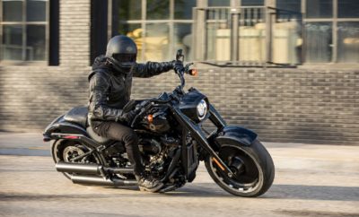 Η Harley-Davidson με αφορμή της συμπλήρωσης 30 χρόνων από την κυκλοφορία του Fat Boy στην αγορά, τιμά την θρυλική μοτοσυκλέτα με την παρουσίαση του Fat Boy® 30th Anniversary. Μία ανανεωμένη επετειακή έκδοση που διαθέτει σκούρα φινιρίσματα και μπρονζέ διακοσμητικά στοιχεία, καθώς και τον κατάμαυρο κινητήρα Milwaukee-Eight® 114. Η συλλεκτική έκδοση πρόκειται να κυκλοφορήσει σε μόλις 2.500 μοτοσυκλέτες παγκοσμίως, με την κάθε μια να φέρει το σειριακό αριθμό της σε ειδική πλάκα που έχει τοποθετηθεί στο ρεζερβουάρ. Το Fat Boy® 30th Anniversary εμπνέεται από τον αντίκτυπο που δημιούργησε, το επιβλητικό μοντέλο μέσα στις τρεις τελευταίες δεκαετίες, με μια τολμηρή προσαρμογή σκούρων φινιρισμάτων που συνδυάζονται με την μονοχρωμία Vivid Black. Οι τροχοί αλουμινίου Lakester είναι σατινέ μαύρου χρώματος και διαθέτουν μηχανικά επεξεργασμένες λεπτομέρειες. Ο κατάμαυρος κινητήρας Milwaukee-Eight 114 διαθέτει μαύρα γυαλιστερά καπάκια και διακριτικά μπρονζέ χαμηλά καπάκια εκκεντροφόρου και χρονισμού βαλβίδων. Η εξάτμιση είναι χρώματος Black Onyx, το οποίο είναι ένα χρώμα που αναδεικνύει το χρώμιο σε συνθήκες έντονου φωτισμού. Το χρώμα Vivid Black επικρατεί στο περίβλημα του προβολέα, το τιμόνι και τα χειριστήρια τονίζοντας τη σκοτεινή συνολική του εμφάνιση, διαφοροποιώντας τη συλλεκτική έκδοση από το αρχικό μοντέλο παραγωγής. Το νέο μπρονζέ λογότυπο Fat Boy «ρέει» στο ρεζερβουάρ και ταιριάζει απόλυτα με το μαύρο φινίρισμα και τις υπόλοιπες μπρονζέ λεπτομέρειες που κάνουν το Fat Boy 30th Anniversary να ξεχωρίζει από το αρχικό μοντέλο των 90s. Χαρακτηριστικά Βασισμένο στην πλατφόρμα Harley-Davidson® Softail® που παρουσιάστηκε το 2018, το Fat Boy επαναπροσδιορίζει τον θρύλο, με επιβλητική εμφάνιση, ανανεωμένη όψη και έντονη προσωπικότητα. Πιο συγκεκριμένα όλο το μπροστινό μέρος του Fat Boy έχει εντυπωσιακό όγκο και τονίζεται από τον προβολέα LED που έχει πλέον νέας σχεδίασης περίβλημα. Οι γεμάτοι τροχοί Lakester είναι κατασκευασμένοι από αλουμίνιο και καθορίζουν στυλιστικά το Fat Boy. Το 160 χιλιοστών μπροστινό ελαστικό συνδυάζεται με ένα χαρακτηριστικό πίσω ελαστικό 240 χιλιοστών που προσδίδει εργοστασιακό στυλ custom. Ο σκελετός και οι αναρτήσεις Softail συνδυάζονται για να σχηματίσουν ένα πλαίσιο που χαρακτηρίζεται από ακαμψία και χαμηλό βάρος, συμβάλλοντας σε ευελιξία και λειτουργικότητα που ξεπερνά τις προσδοκίες, ακόμη και των πιο απαιτητικών αναβατών cruiser. Το μονό πίσω αμορτισέρ διατηρεί την χαρακτηριστική εμφάνιση “hard tail” του πλαισίου Softail και τοποθετεί ένα μονό αποσβεστήρα σε ιδανική γωνία κάτω από τη σέλα, ο οποίος παρέχει ομαλή οδήγηση και εξαιρετικό χειρισμό. Η απομακρυσμένη υδραυλική ρύθμιση προφόρτισης πραγματοποιείται με το απλό γύρισμα ενός μοχλού που υπάρχει κάτω από τη σέλα, επιτρέποντας εύκολες ρυθμίσεις ανάλογα με τον σωματότυπο και το βάρος του αναβάτη. Ο κινητήρας Milwaukee-Eight 114 V-Twin, που είναι ο ποιο ισχυρός κινητήρας των μοντέλων Softail, παρέχει εκπληκτικές επιδόσεις με την κλασική εμφάνιση και τον χαρακτηριστικό ήχο της Harley-Davidson. Ο τρόπος τοποθέτησης του κινητήρα ενισχύει ακόμη περισσότερο την ακαμψία του πλαισίου. Το διπλό αντικραδασμικό σύστημα ρυθμίστηκε ειδικά για μείωση των κραδασμών στο ρελαντί. Τα κιτ σταδιακής αναβάθμισης και ενίσχυσης των επιδόσεων Screamin’ Eagle® είναι διαθέσιμα στη γκάμα γνήσιων ανταλλακτικών και αξεσουάρ της Harley-Davidson και βελτιώνουν ακόμη περισσότερο την απόδοση του κινητήρα. Η γέννηση ενός θρύλου Το Fat Boy παρουσιάστηκε για πρώτη φορά το 1989 ως μοντέλο του 1990. Είχε σχεδιαστεί από τους θρυλικούς σχεδιαστές της Harley-Davidson, Willie G. Davidson και Louie Netz και συνδύαζε μια φρέσκια σύγχρονη εμφάνιση με κλασικές στυλιστικές γραμμές της Harley-Davidson. Ο Davidson σχεδίασε το φτερωτό λογότυπο του ρεζερβουάρ, που από τότε αποτελεί βασικό χαρακτηριστικό του Fat Boy. Το 1991, το Harley-Davidson Fat Boy έκανε την εντυπωσιακή του είσοδο στην τέχνη, με την εμφάνισή του στην ταινία “Terminator 2: Judgment Day,” όπου ο πρωταγωνιστής Arnold Schwarzenegger εμφανίζεται να οδηγεί ένα Fat Boy στους δρόμους του Λος Άντζελες, σε μια δραματική σκηνή καταδίωξης. Η ταινία έκανε μεγάλη αίσθηση σε όλο τον κόσμο και βοήθησε στην καταξίωση του Fat Boy, ως ένα εμβληματικό μοντέλο που εκπροσωπεί επάξια την Harley-Davidson σε πολλές αγορές, ειδικά της Ευρώπης. Σχετικά με το όνομα Μόνο η Harley-Davidson έχει το θάρρος να ονομάσει μια μοτοσυκλέτα της Fat Boy. Ακολουθεί μια αναφορά στο πως επελέγη αυτό το όνομα, η οποία προέρχεται από το βιβλίο “100 Years of Harley-Davidson” του Willie G. Davidson: Πιθανώς αναρωτιέστε πώς σκεφτήκαμε ένα όνομα όπως το "Fat Boy", και έχω ακούσει πολλές ιστορίες για αυτό, με όλες τους σχεδόν να είναι αναληθείς. Αυτή είναι η πραγματική ιστορία: Είναι δύσκολο να βρεις ονόματα που θα είναι δημοφιλή στους αναβάτες. Πρέπει πάντα να σκεφτόμαστε: "Ποιο είναι το όνομα που θα του έδιναν οι ίδιοι οι αναβάτες;" και να ξεκινάμε από εκεί. Ψάχναμε για κάτι ασυνήθιστο, ίσως και λίγο προκλητικό, γιατί είναι ωραίο να αστειεύεσαι με τα προϊόντα σου από καιρό σε καιρό. Για μένα, και για πολλούς άλλους που είχαν ήδη δει το νέο μοντέλο, χαρακτηριζόταν από μια εντυπωσιακή ογκώδη εμφάνισή. Έτσι, το τμήμα μάρκετινγκ σκέφτηκε το όνομα "Fat Boy", το οποίο έγινε άμεσα αποδεκτό και εντυπωσίασε τους αναβάτες της Harley-Davidson. Το Fat Boy δέχτηκε τακτικές στυλιστικές αναβαθμίσεις μέχρι το 2018, όπου και παρουσιάστηκε ένα ολοκαίνουριο μοντέλο Fat Boy που διέθετε το νέας σχεδίασης πλαίσιο Softail και τον κινητήρα Milwaukee-Eight. Το τρέχον μοντέλο Fat Boy ανεβάζει τον πήχη ακόμη πιο ψηλά σε ότι αφορά τις γραμμές του, από τους γεμάτους τροχούς αλουμινίου μέχρι και τον ογκώδη προβολέα. Το Fat Boy παραμένει μια από τις πιο επιβλητικές μοτοσυκλέτες στη γκάμα μοντέλων της Harley-Davidson. Eagle Eye Yellow Special Edition στο Road Glide® Special Στα μέσα του 2020, το ντεμπούτο του θα πραγματοποιήσει και το ανανεωμένο Road Glide® Special με νέα χρώματα υψηλών προδιαγραφών και Custom Black Eagle γραφικά. Συγκεκριμένα, το νέο χρώμα Eagle Eye Special Edition είναι μια custom made απόχρωση, η οποία έχει δημιουργηθεί αποκλειστικά στο εργοστάσιο της Harley-Davidson® και είναι διαθέσιμη για το μοντέλο Road Glide® Special. Το χρώμα Eagle Eye χρησιμοποιεί ως βάση το λαμπερό κίτρινο και έχει επικαλυφθεί με διάφανο βερνίκι. Το χρώμα υποστηρίζεται από ένα γραφικό που αποτυπώνει έναν μαύρο αετό που τα φτερά του απλώνονται από τη δεξιά πλευρά του ρεζερβουάρ έως τη δεξιά πλευρά του φέρινγκ. Το λογότυπο Bar & Shield™ έχει τοποθετηθεί στην αριστερή πλευρά του ρεζερβουάρ. Η γραφή Harley-Davidson έχει ευθυγραμμιστεί με το εξωτερικό άκρο των καπακιών των πλαϊνών βαλιτσών, με την κλειδαριά τους να είναι στο ίδιο χρώμα. Αυτό το ειδικό χρώμα έχει εφαρμοστεί στο φέρινγκ, το ρεζερβουάρ, τα φτερά μπροστά και πίσω, στις πλαϊνές βαλίτσες και τα πλαϊνά καπάκια.