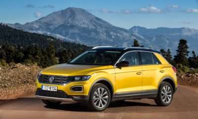 • Η Volkswagen, με πωλήσεις 1.764.000 αυτοκινήτων το 2019 (αύξηση 0,9%), ήταν η μάρκα που κυριάρχησε στην ευρωπαϊκή αγορά αυτοκινήτου τη χρονιά που πέρασε • Το Volkswagen Golf ήταν – για άλλη μια χρονιά – το best-seller της Ευρώπης • Τρία μοντέλα της γερμανικής μάρκας φιγουράρουν στο Top-5 των πωλήσεων της ευρωπαϊκής αγοράς για το 2019 • Το Volkswagen Tiguan αναδείχθηκε το best-seller των SUV στην Ευρώπη • Άνοδος πωλήσεων της Volkswagen και σε παγκόσμιο επίπεδο, παρότι η αγορά σημείωσε κάμψη • Για μια ακόμα χρονιά αυξήθηκαν οι πωλήσεις της Volkswagen στην Ελλάδα, με τα T-Roc και T-Cross να κυριαρχούν στη δημοφιλή κατηγορία των compact SUV Το 2019 ήταν μία εξαιρετική χρονιά για τη Volkswagen, σε μία παγκόσμια αγορά που χαρακτηρίστηκε από ύφεση, καθώς κατέγραψε πωλήσεις 6,28 εκατομμυρίων αυτοκινήτων, αύξηση περίπου 0,5% σε σχέση με το 2018. Στην Ευρώπη, η Volkswagen συνεχίζει να κατέχει σταθερά τα σκήπτρα. Η γερμανική μάρκα, σε αντίθεση με τον ανταγωνισμό, για μία ακόμη χρονιά είδε τις πωλήσεις της στην ήπειρό μας να αυξάνονται. Έκλεισε το 2019 με ταξινομήσεις περίπου 1.764.000 αυτοκινήτων, που αντιπροσωπεύουν αύξηση 0,9%. Είναι χαρακτηριστικό ότι το 2019, στο Top-5 των πωλήσεων στην Ευρώπη, βρέθηκαν τρία μοντέλα της Volkswagen, τα Golf, Polo και Tiguan. Για μία ακόμα χρονιά το Volkswagen Golf αναδείχθηκε το best-seller της Ευρώπης, με περίπου 460.000 ταξινομήσεις. Αξίζει να σημειωθεί ότι το εντυπωσιακό αυτό νούμερο σημειώθηκε ενώ το μοντέλο είχε ουσιαστικά ολοκληρώσει τον κύκλο του, με την όγδοη γενιά του να αποκαλύπτεται το τελευταίο τρίμηνο του έτους. Το Golf κατέγραψε περίπου 40% περισσότερες πωλήσεις από το δεύτερο μοντέλο της λίστας, το Volkswagen Polo, (περίπου 331.000 ταξινομήσεις). Στην τέταρτη θέση του Top-5 βρέθηκε ένα ακόμη μοντέλο της Volkswagen, το Tiguan, με σχεδόν 300.000 πωλήσεις και τον άτυπο αλλά σημαντικό τίτλο του best-seller των SUV στην Ευρώπη. Εντυπωσιακή η αύξηση πωλήσεων της Volkswagen όσον αφορά και στην ηλεκτροκίνηση. Σε σύγκριση με το 2018, οι πωλήσεις ηλεκτρικών ή plug-in υβριδικών μοντέλων της Volkswagen αυξήθηκε περίπου 60%, ξεπερνώντας τις 80.000 μονάδες. Πιο δημοφιλές μοντέλο το e-Golf, με περισσότερες από 35.000 πωλήσεις. Στην Ελλάδα, η Volkswagen το 2019 κατέγραψε 9.463 ταξινομήσεις καινούργιων επιβατικών αυτοκινήτων, αύξηση 4,8% (9.023 ταξινομήσεις το 2018). Πρόκειται αναμφισβήτητα για σημαντική επίδοση καθώς η μάρκα προερχόταν ήδη από αύξηση 32,1%, την προηγούμενη χρονιά. Εντυπωσιακή ήταν η πορεία των compact SUV της Volkswagen στην ελληνική αγορά, κάτι που δείχνει και την προτίμηση των καταναλωτών γενικότερα. Το T-Roc, το πιο μεγάλο από τα δύο, βρέθηκε στην κορυφή των πωλήσεων της κατηγορίας του με 1.699 μονάδες, αρκετά μπροστά από τον υπόλοιπο ανταγωνισμό. Το T-Cross σημείωσε 871 πωλήσεις, εξίσου εντυπωσιακό νούμερο αν ληφθεί υπ’ όψη ότι το λανσάρισμά του έγινε μόλις λίγο πριν το καλοκαίρι! Είναι αξιοσημείωτο ότι αθροιστικά τα T-Roc και T-Cross σημείωσαν 2.570 ταξινομήσεις, που αντιστοιχούν σε ποσοστό περίπου 18% της κατηγορίας, δείχνοντας την κυριαρχία της Volkswagen στο συγκεκριμένο segment.