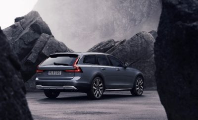 Η Volvo Cars αποκαλύπτει σήμερα τις ανανεωμένες εκδόσεις του S90 και των V90 και V90 Cross Country. H ανανέωση στα κορυφαία σεντάν και στέισον βάγκον μοντέλα της Volvo περιλαμβάνει κομψές παρεμβάσεις στην εξωτερική σχεδίαση και ένα εντελώς νέο, state-of-the-art ηχοσύστημα από την Bowers & Wilkins. Αξίζει να σημειωθεί ότι τα ήπια υβριδικά συστήματα 48V καθίστανται διαθέσιμα σε κάθε μοντέλο της Volvo, ενισχύοντας περαιτέρω τις διαθέσιμες επιλογές που ενσωματώνουν λύσεις ηλεκτροκίνησης. Όσον αφορά την εξωτερική σχεδίαση των S90 και V90, οι σχεδιαστές της Volvo προχώρησαν σε μια σειρά από κομψές παρεμβάσεις στο εμπρός και στο πίσω μέρος τους. Στα ανανεωμένα στοιχεία συμπεριλαμβάνονται νέοι προβολείς ομίχλης, νέα σχεδίαση σπόιλερ και νέος προφυλακτήρας εμπρός. Στα V90 και V90 Cross Country, το πιο εντυπωσιακό χαρακτηριστικό είναι η εντελώς νέα σχεδίαση των full LED πίσω φωτιστικών σωμάτων, με τη χαρακτηριστική σχεδιαστική "υπογραφή" της Volvo και σειριακά φλας. Μια σειρά νέων τροχών και εξωτερικών χρωμάτων προσφέρει περαιτέρω επιλογές παραμετροποίησης. Στο εσωτερικό, το σημαντικά αναβαθμισμένο ηχοσύστημα της Bowers & Wilkins προσφέρει μια ακόμα καλύτερη ηχητική εμπειρία χάρη στα νέα χαρακτηριστικά του, όπως ο αναβαθμισμένος ενισχυτής, η αυτόματη μείωση θορύβου και μια νέα ρύθμιση που προσομοιώνει τον ήχο jazz club. Ακόμη ένα νέο χαρακτηριστικό στο εσωτερικό είναι η προηγμένη λειτουργία καθαρισμού αέρα Advanced Air Cleaner, που περιλαμβάνει αισθητήρα για τα σωματίδια PM2,5. Το σύστημα επιτρέπει στους χρήστες να παρακολουθούν την ποιότητα του αέρα στο εσωτερικό μέσω της κεντρικής οθόνης. Εφόσον ο χρήστης το επιθυμεί, το Advanced Air Cleaner μπορεί να εξαλείψει όλα τα μικροσκοπικά σωματίδια από την ατμόσφαιρα της καμπίνας μέσα σε λίγα λεπτά. Τόσο το νέο ηχοσύστημα Bowers & Wilkins όσο και η λειτουργία Advanced Air Cleaner διατίθενται πλέον σε όλα τα μοντέλα των Σειρών 90 και 60, που βασίζονται στην πλατφόρμα SPΑ. Όλα τα μοντέλα των Σειρών 90 και 60 εξοπλίζονται επίσης με δύο θύρες φόρτισης USB-C για τους πίσω επιβάτες. Επιπλέον, η λειτουργία ασύρματης φόρτισης για smartphone, που παρουσιάστηκε για πρώτη φορά στο XC40, διατίθεται στις περισσότερες εκδόσεις των Σειρών 90 και 60. Στο εσωτερικό, η αποκλειστική μάλλινη επένδυση καθισμάτων tailored wool blend, που παρουσιάστηκε για πρώτη φορά πέρυσι στο XC90, διατίθεται πλέον σε όλα τα μοντέλα των Σειρών 90 και 60, ενώ υπάρχει και επιλογή χωρίς δέρμα (leather free), στα κορυφαία επίπεδα εξοπλισμού. Η Volvo Cars επεκτείνει σημαντικά τo εύρος των ήπιων υβριδικών συστημάτων κίνησης 48V στο σύνολο της γκάμας της, καθιστώντας τα διαθέσιμα σε κάθε της μοντέλο. Τα ήπια υβριδικά συστήματα, που παρουσιάστηκαν αρχικά στα XC60 και XC90 το περασμένο έτος, θα είναι πλέον διαθέσιμα σε όλα τα μοντέλα των Σειρών 90 και 60, καθώς και στο XC40. Οι επιλογές των ήπιων υβριδικών συστημάτων στο V90 Cross Country αντιπροσωπεύουν τις πρώτες προτάσεις ηλεκτροκίνησης στην ιστορία της ξεχωριστής Σειράς Cross Country. Τα ήπια υβριδικά συστήματα της Volvo Cars προσφέρουν στους οδηγούς έως και 15% μεγαλύτερη οικονομία καυσίμου και μειωμένες εκπομπές ρύπων σε πραγματικές συνθήκες οδήγησης. Το σύστημα πέδησης break-by-wire αλληλεπιδρά με το σύστημα ανάκτησης ενέργειας και μειώνει την κατανάλωση καυσίμου και τις εκπομπές ρύπων, ανακτώντας κινητική ενέργεια κατά το φρενάρισμα. Μαζί με τη σειρά Recharge των Plug-in υβριδικών και αμιγώς ηλεκτρικών αυτοκινήτων, αυτό σημαίνει ότι υπάρχει πλέον ένα ηλεκτροκίνητο Volvo για κάθε ενδιαφερόμενο.