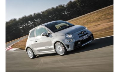 Βασισμένο στο Fiat 500, το Abarth 595 esseesse αποτελεί την πιο «καθαρόαιμη» εκδοχή της σειράς 595. Μια σειρά αναβαθμίσεων στο πνεύμα του ιδρυτή της εταιρείας Carlo Abarth, μετατρέπουν το μικρό αυτοκίνητο πόλης σε ένα απολαυστικό σπορ αυτοκίνητο με αγωνιστικές καταβολές. Το Abarth 595 esseesse είναι διαθέσιμο στην Ελληνική αγορά σε εκδόσεις με μηχανικό (28.150 ευρώ) ή αυτόματο κιβώτιο (28.800 ευρώ). Το θρυλικό Abarth 595 esseesse επιστρέφει. Πιστό στο πνεύμα του ιδρυτή της μάρκας Carlo Abarth, εφοδιάζεται με μια σειρά χαρακτηριστικών που μετατρέπουν το συμπαγές 500 σε ένα καθαρόαιμο σπορ αυτοκίνητο με καταβολές από τον κόσμο των αγώνων. Για την μετάλλαξη του 500 σε 595 οι μηχανικοί της Abarth προχώρησαν σε εκτεταμένες αλλαγές τόσο στα μηχανικά μέρη όσο και στην εμφάνιση. Στην καρδιά του Abarth 595 esseesse βρίσκεται ο υπερτροφοδοτούμενος κινητήρας βενζίνης 1.4 T-Jet στη δυνατότερη εκδοχή του αποδίδοντας 180 ίππους στις 5.500 σ.α.λ. και 250Nm ροπής στις 3.000 σ.α.λ. Ο συγκεκριμένος κινητήρας εκτός από την υψηλή απόδοση ξεχωρίζει και για τις αγωνιστικές περγαμηνές του αφού εφοδιάζει –με απόδοση 160 ίππους- τα μονοθέσια της Formula 4 στην Ιταλία και τη Γερμανία. Με στόχο τη βέλτιστη απόδοση και την ελεύθερη «αναπνοή» του κινητήρα, το 595 esseesse είναι εφοδιασμένο με φίλτρο αέρα της BMC, ενώ η εξάτμιση προέρχεται από το θρυλική Akrapovic και διαθέτει δύο carbon απολήξεις. Με τις κατασκευές της Abarth να ξεχωρίζουν για τον απόλυτο οδηγικό χαρακτήρα, ο δυνατός κινητήρας του esseesse συνδυάζεται με εκτεταμένες αλλαγές στα μηχανικά μέρη και πάλι με εξαρτήματα από φημισμένους προμηθευτές . Με χαμηλότερη απόσταση από το έδαφος, εμπρός έχουν χρησιμοποιηθεί ελατήρια της EIBACH, ενώ και στους δύο άξονες τα αμορτισέρ FSD (Frequency Selective Damping) της KONI εξασφαλίζουν κορυφαίο κράτημα και παράλληλα εξαιρετικό έλεγχο του αμαξώματος ακόμα και σε χαμηλής ποιότητας οδόστρωμα. Το σύστημα πέδησης φυσικά προέρχεται από την Brembo και περιλαμβάνει διάτρητους δίσκους σε όλους τους τροχούς, ενώ μπροστά μέσα από τις εντυπωσιακές λευκές ζάντες Supersport των 17 ιντσών, οι κόκκινες τετραπίστονες δαγκάνες αποκαλύπτουν ξεκάθαρα το ύφος της κατασκευής. Το φαρδύ και χαμηλό αμάξωμα του Abarth 595 esseesse με τα λευκά διακοσμητικά αυτοκόλλητα και τους λευκούς καθρέπτες αποτελούν την εισαγωγή σε μία καμπίνα με εξίσου αγωνιστικές καταβολές. Τα αγωνιστικά καθίσματα της Sabelt με την carbon πλάτη συνοδεύουν σειρά στοιχείων που επίσης είναι επενδεδυμένα με ανθρακονήματα και Alcantara, όπως π.χ. το σπορ τιμόνι. Τη στενή σύνδεση του Abarth 595 esseesse με το χώρο των αγώνων ολοκληρώνει το σύστημα πολυμέσων Navi Uconnect με την οθόνη αφής HD των 7 ιντσών και τη λειτουργία Abarth Telemetry που επιτρέπει την καταγραφή και ανάλυση των επιδόσεων αυτού του ξεχωριστού μοντέλου. Το σύστημα υποστηρίζει επίσης τη δυνατότητα mirroring μέσω των εφαρμογών Apple Car Play και Android Auto Software. Το Abarth 595 esseesse είναι διαθέσιμο στην ελληνική αγορά σε δύο εκδόσεις, με μηχανικό κιβώτιο (28.150 ευρώ) ή αυτόματο (28.800 ευρώ).