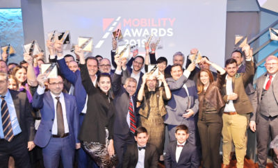 Σε διάχυτο κλίμα χαράς και αισιοδοξίας πραγματοποιήθηκε την Πέμπτη 13 Φεβρουαρίου 2020 στο Tin Pan Alley, η Τελετή Απονομής των Mobility Awards 2019. Την τελετή απονομής παρακολούθησαν 150 υψηλόβαθμα στελέχη και CEOs των βραβευθέντων επιχειρήσεων, εκπρόσωποι υπουργείων, decision-makers της αγοράς και δημοσιογράφοι. Στην πρώτη διοργάνωση της Boussias Communications για την αυτοκίνηση, αναδείχθηκαν οι καινοτόμες πρακτικές, τεχνολογίες και εφαρμογές επιχειρήσεων του κλάδου (leasing, rental, fleet management, innovation & convenience, car). Ο Πρόεδρος της Κριτικής Επιτροπής, Γιώργος Γιαννής, Διευθυντής του Τομέα Μεταφορών και Συγκοινωνιακής Υποδομής της Σχολής Πολιτικών Μηχανικών του Εθνικού Μετσόβιου Πολυτεχνείου, άνοιξε τη βραδιά, συνεχάρη τους νικητές, τους ενθάρρυνε να συνεχίσουν με την ίδια δημιουργικότητα τη δουλειά τους, τονίζοντας πως: «Είμαστε πολύ ικανοποιημένοι που από την πρώτη διοργάνωση τα βραβεία κατάφεραν να συγκεντρώσουν έναν σημαντικό αριθμό υποψηφιοτήτων και σίγουρα τις σημαντικότερες και πλέον καινοτόμες υπηρεσίες και λύσεις της αγοράς». Στην τελετή απονομής παραβρέθηκε και η Γενική Γραμματέας Ενέργειας και Ορυκτών Πρώτων Υλών Αλεξάνδρα Σδούκου, η οποία στον σύντομο χαιρετισμό της ανέφερε πως η Ελλάδα κινείται με σταθερό βηματισμό προς την εποχή «καθαρών» οχημάτων, μηδενικών και χαμηλών ρύπων, όπως τα ηλεκτρικά αυτοκίνητα, δηλώνοντας πως θα δοθούν κίνητρα για την αγορά «καθαρών» και ηλεκτρικών αυτοκινήτων, αλλά και στη χρήση ηλεκτρικών αυτοκινήτων από τους στόλους φορέων του δημοσίου. Το βραβείο για το συνολικό έργο που έχει επιτελέσει αναφορικά με τον σχεδιασμό αγωνιστικών αυτοκίνητων απονεμήθηκε στον Νικόλαο Τομπάζη, ενώ τιμητικές διακρίσεις πήραν ο Σύνδεσμος Τουριστικών Επιχειρήσεων Ενοικιάσεως Αυτοκινήτων Ελλάδος, το Ελληνικό Ινστιτούτο Οδικής Ασφάλειας “Πάνος Μυλωνάς” και το Εργαστήριο Κυκλοφοριακής Τεχνικής της Σχολής Πολιτικών Μηχανικών του Εθνικού Μετσόβιου Πολυτεχνείου. Βραβεία και Διακρίσεις. Στην κατηγορία «Leasing», Gold βραβείο απέσπασε η LeasePlan Hellas (2 Gold) και η AVIS. Στην κατηγορία «Rental», Gold βραβείο απέσπασαν οι AVIS και Arval Hellas. Στην κατηγορία «Fleet Management», Gold διάκριση απέσπασαν οι Truck & Cargo Insurance – Samoladas και Arval. Στην τέταρτη ενότητα που αφορά το «Innovation and Convenience», Gold βραβείο έλαβαν οι BMW Hellas, Vodafone Ελλάδας (2 Gold), Cityzen Parking & Services και Anytime.gr. Στην κατηγορία «Best Value Car» , τη διάκριση κέρδισε το Citroen C3 Corporate. H σημαντική βραδιά του κλάδου αυτοκίνησης ολοκληρώθηκε με τρία κορυφαία βραβεία που απονεμήθηκαν στις επιχειρήσεις με τα περισσότερα βραβεία στο σύνολο, έτσι: Leasing Company of the Year αναδείχθηκε η LeasePlan Hellas, Rental Company of the Year αναδείχθηκε η AVIS, Fleet Team of the Year αναδείχθηκε η Arval Hellas. Υποστηρικτές των Mobility Awards 2019 ήταν οι Carglass, automechanica Frankfurt - Veiculo Electrico Latino-Americano.
