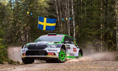 • Επτά στα εννέα συνολικά πληρώματα στη WRC3 του Ράλι Σουηδίας έτρεξαν με SKODA FABIA Rally2 evo • To φινλανδικό δίδυμο Emil Lindholm και Mikael Korhonen οδήγησαν τον αγώνα στη WRC3 από την αρχή, για να τερματίσουν τελικά δεύτεροι • Mε εργοστασιακή υποστήριξη της SKODA Motorsport, o Oliver Solberg έκανε ντεμπούτο στο WRC στο Ράλι Σουηδίας στο τιμόνι μιας SKODA FABIA Rally2 evo • Στη WRC2, ο πρωταθλητής του 2017 WRC2 Pontus Tidemand τερμάτισε στην 3η θέση με FABIA Rally2 evo Παρότι η SKODA Motorsport δεν έχει πλέον επίσημη εργοστασιακή συμμετοχή στο WRC, συνεχίζει να υποστηρίζει με τεχνογνωσία και ανταλλακτικά τις διάφορες SKODA Fabia σε χέρια ιδιωτών. Στο Ράλι Σουηδίας, συνολικά εννέα πληρώματα με SKODA Fabia Rally2 evo βρέθηκαν στη γραμμή εκκίνησης, με το φινλανδικό δίδυμο των Emil Lindholm και Mikael Korhonen να τίθεται επικεφαλής από την αρχή. Από τις τέσσερις Ειδικές Διαδρομές της Παρασκευής, οι Φινλανδοί σημείωσαν τρεις ταχύτερους χρόνους στην κατηγορία WRC3, παίρνοντας μάλιστα το προβάδισμα σε ολόκληρη την κατηγορία Rally2. Το Σάββατο, ο Lindholm έχασε ρυθμό και υποχώρησε 3,4 δευτερόλεπτα από τον επικεφαλής της κατηγορίας, οπότε η τελική έκβαση της νίκης μεταφέρθηκε για τη μοναδική Ειδική Διαδρομή της Κυριακής, την μήκους 21,19 χιλιομέτρων Likenäs 2. Τελικά, ο Lindholm δεν βρήκε τα δευτερόλεπτα που χρειαζόταν, τερμάτισε στη δεύτερη θέση στην κατηγορία του, σε απόσταση αναπνοής από το νικητή. Για τον Oliver Solberg, ο οποίος συμμετέχει στη WRC3 με την εργοστασιακή υποστήριξη της SKODA Motorsport, το Ράλι Σουηδίας ήταν το ντεμπούτο του νεαρού με τη SKODA FABIA Rally2 evo στο WRC. Παρέμεινε σταθερά μέσα στην πεντάδα σε όλη την διάρκεια του αγώνα, αλλά στην τελευταία Ειδική ένα κλατάρισμα του κόστισε περίπου δύο λεπτά και του στέρησε την τρίτη θέση στο βάθρο. Παρόλα αυτά κατάφερε να αποδείξει τις ικανότητές του στην πρώτη του συμμετοχή με μία SKODA Fabia, ενώ πρόκειται να συμμετάσχει στον επόμενο ευρωπαϊκό γύρο του WRC, το Ράλι Πορτογαλίας. Στην κατηγορία WRC2, ο πρωταθλητής του WRC2 2017, Pontus Tidemand επίσης με FABIA Rally2 evo, τερμάτισε στην τρίτη θέση. Άλλες αξιοσημείωτες παρουσίες με SKODA FABIA Rally2 evo ήταν του Φινλανδού Eerik Pietarinen (4ος στη WRC3), και του πρωταθλητή του Ευρωπαϊκού Πρωταθλήματος Ράλι - ERC, Filip Mareš από την Τσεχία (6ος στη WRC3). ΣΗΜΕΙΩΣΗ ΣΥΝΤΑΚΤΗ: Κατά γενική ομολογία, το Ράλι Σουηδίας ήταν πολύ ιδιαίτερο φέτος, μια και τόσο οι αγωνιζόμενοι, όσο και οι θεατές, αναζητούσαν μάταια χιόνι στις Ειδικές Διαδρομές. Αντί του χιονιού, ήταν συνήθως οι σπινθήρες που έβγαιναν από τα ελαστικά με καρφιά που προκαλούσαν ένα κάποιο «θέαμα», δεν υπήρχαν snowbanks (αναχώματα από χιόνι στα πλαϊνά των δρόμων) για να «στηρίξουν» οι οδηγοί τα αυτοκίνητα στις «αγωνιστικές γραμμές» που ήθελαν, ενώ τα φτυάρια που κουβαλούσαν στα αυτοκίνητα μήπως χρειαστεί να σκάψουν στο χιόνι, άνετα θα μπορούσαν να είχαν παραμείνει στο Service Park. Παρ όλα αυτά, με την ασυνήθιστη μορφή του, το Ράλι Σουηδίας δεν ήταν καθόλου αδιάφορο. Οι θεατές απόλαυσαν μάχες από τα αγωνιστικά αυτοκίνητα που κινούνταν πάνω σε παγωμένες επιφάνειες. Τελικά αποτελέσματα Swedish Rally (WRC3) 1. Huttunen/Lukka (FIN/FIN), Hyundai i20 Rally2, 1:15:46.1 h. 2. Lindholm/Korhonen (FIN/FIN), SKODA FABIA Rally2 evo, +5.0 sec. 3. Kristoffersson/Skjærmoen (SWE/NOR), Volkswagen Polo GTI Rally2, +31.3 sec. 4. Pietarinen/Anttila (FIN/FIN), SKODA FABIA Rally2 evo, +1:12.2 min. 5. Solberg/Johnston (SWE/IRL), SKODA FABIA Rally2 evo, +2:23.2 min. Βαθμολογία Οδηγών WRC3 (μετά από 2/13 αγώνες) 1. Eric Camilli (FRA), Citroën, & Jari Huttunen (FIN), Hyundai, 25 points 3. Nicolas Ciamin (FRA), Citroën, & Emil Lindholm (FIN), SKODA,18 points