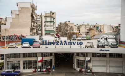 Ο ιστορικός σταθμός αυτοκινήτων «Πανελλήνιο» Athens Experience Car Services στην περιοχή του Μεταξουργείου, μία από τις παλαιότερες γειτονιές της Αθήνας, υποδέχεται την άνοιξη με διάθεση ανανέωσης και περιμένει τους επισκέπτες του να περάσουν από το πλυντήριο του σταθμού για ολοκληρωμένες υπηρεσίες καθαρισμού του οχήματός τους. Με τον ερχομό της άνοιξης, κάνουν την εμφάνισή τους στην ατμόσφαιρα και… στα αυτοκίνητα η γύρη και η σκόνη, και εκδηλώνονται οι γνωστές σε όλους εαρινές αλλεργίες. Μήπως είναι ώρα, λοιπόν, για ένα καλό πλύσιμο του οχήματός σας; Ο σταθμός «Πανελλήνιο», ένας χώρος πλήρως ανανεωμένος και ανακαινισμένος, διαθέτει υπερσύγχρονο αυτόματο πλυντήριο τεχνολογίας Istobal για επιβατικά αυτοκίνητα και χρησιμοποιεί κορυφαία υλικά καθαρισμού και γυαλίσματος διασφαλίζοντας άριστη προστασία και περιποίηση του χρώματος τους αλλά και του σαλονιού. Προσφέρει, έτσι, ποιότητα και ταχύτητα στο πλύσιμο του αυτοκινήτου. Όσο περιμένετε να ολοκληρωθεί η υπηρεσία φροντίδας του αυτοκινήτου σας από το εξειδικευμένο προσωπικό, μπορείτε να απολαύσετε τον καφέ ή το αναψυκτικό σας και παραδοσιακά γλυκίσματα στο καφενείο του σταθμού, ένας χώρος που διατηρεί έντονα στοιχεία από την vintage αισθητική του 1960. Στο καφενείο μπορείτε να βρείτε επίσης μία μεγάλη ποικιλία αξεσουάρ και προϊόντων για το όχημά σας, όπως καθαριστικά, λάδια, είδη συντήρησης και προστασίας για το μηχανισμό των οχημάτων σας σε ανταγωνιστικές τιμές. ‘Όλα αυτά, πάντα με προσήλωση στην ποιοτική και φιλική εξυπηρέτηση. Γιατί για το «Πανελλήνιο» Athens Experience Car Services οι λεπτομέρειες κάνουν τη διαφορά και η εξυπηρέτηση του πελάτη αποτελεί προτεραιότητα!