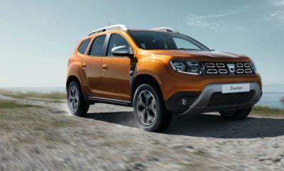 • To Dacia DUSTER είναι τώρα διαθέσιμο και στην Ελλάδα με τον νέο turbo κινητήρα βενζίνης 1.0 TCe 100hp και στην έκδοση ECO-G, με εργοστασιακό σύστημα υγραερίου (LPG). • H Dacia είναι ο μόνος κατασκευαστής αυτοκινήτων που προσφέρει εκδόσεις LPG, σε όλη τη γκάμα των μοντέλων της. • Ο κινητήρας διπλού καυσίμου του DUSTER, που καίει βενζίνη – υγραέριο, αποτελεί μια αξιόπιστη, προσιτή στην κτήση και οικονομική στη χρήση επιλογή, που ταιριάζει απόλυτα στις ανάγκες των Ελλήνων αγοραστών. • H νέα έκδοση 1.0 TCe 100hp ECO-G του Dacia DUSTER διατίθεται από 14.180€, μόλις 600€ παραπάνω από την έκδοση βενζίνης με τον ίδιο κινητήρα. • Με τις δεξαμενές και των δύο καυσίμων γεμάτες, το νέο DUSTER ECO-G έχει αυτονομία έως 1.400 χλμ. Το πιο δημοφιλές μοντέλο στην ιστορία της Dacia, το μοντέλο που βρίσκεται στην κορυφή των πωλήσεων της κατηγορίας του από τη στιγμή που παρουσιάστηκε, τόσο στην Ελλάδα όσο και στην Ευρώπη, το Dacia DUSTER διατίθεται τώρα και στην έκδοση ECO-G, με κινητήρα βενζίνης / υγραερίου. Πιο συγκεκριμένα, το δημοφιλές SUV εξοπλίζεται με τον νέο turbo κινητήρα βενζίνης Energy 1.0 TCe που αποδίδει 100 ίππους και 170 Nm ροπής διαθέσιμα από τις 2.000 σ.α.λ. Ο σύγχρονος αυτός κινητήρας, που έχει αγωνιστικά γονίδια, όπως προκύπτει από την ενασχόληση του Groupe Renault με τη Formula1, συνδυάζεται, στην έκδοση ECO-G, με εργοστασιακό σύστημα υγραερίου (LPG – Liquefied Petroleum Gas). Ο κινητήρας διπλού καυσίμου ECO-G έχει περίπου 10% λιγότερες εκπομπές CO2 από τoν αντίστοιχο κινητήρα βενζίνης. Στην περίπτωση του νέου DUSTER με κινητήρα ECO-G, οι εκπομπές ρύπων δεν ξεπερνάνε τα 111-112 γρ./χλμ. σύμφωνα με το πρωτόκολλο NEDC (121-122 γρ./χλμ. στην απλή έκδοση βενζίνης). Οι χαμηλοί ρύποι, σημαίνουν και σημαντική ελάφρυνση στα τέλη κυκλοφορίας. Ωστόσο τα πλεονεκτήματα του LPG δεν σταματούν εδώ. Το κόστος του καυσίμου(*) στην Ελλάδα είναι 60% (ή και περισσότερο) χαμηλότερο της βενζίνης, και σχεδόν στο μισό του κόστους του diesel κίνησης. Αυτό σημαίνει ότι ο οδηγός κάνει οικονομία σε κάθε γέμισμα, ενώ το συνολικό κόστος ανά χιλιόμετρο είναι χαμηλότερο σε σχέση τόσο με έναν κινητήρα βενζίνης, όσο και με έναν diesel. Παράλληλα, το μεγάλο όφελος για όποιον επιλέξει τη νέα έκδοση με κινητήρα ECΟ-G του DUSTER είναι η αυτονομία. Το αυτοκίνητο είναι εξοπλισμένο με δύο δεξαμενές καυσίμων. Μία για τη βενζίνη, χωρητικότητας 50 λίτρων (όση δηλαδή και στις απλές εκδόσεις βενζίνης του μοντέλου) και μία υγραερίου, χωρητικότητας 34 λίτρων LPG. Αυτό, με βάση τις μετρήσεις κατανάλωσης σύμφωνα με το πρωτόκολλο NEDC (5,5 λτ./100 χλμ. βενζίνης & 6,8-6,9 λτ./100 χλμ. υγραερίου) προσφέρει στο DUSTER με κινητήρα ECO-G μια ασυναγώνιστη αυτονομία που φτάνει τα 1.400 χλμ. με ένα γέμισμα και των δύο δεξαμενών. Αν συνυπολογίσει κανείς το πολύ πυκνό δίκτυο πρατηρίων ανεφοδιασμού που διαθέτουν LPG στη χώρα μας, τότε το πλεονέκτημα είναι περισσότερο από προφανές. Η ενσωμάτωση του συστήματος υγραεριοκίνησης στο DUSTER είναι μία διαδικασία που λαμβάνει χώρα κατευθείαν στο εργοστάσιο κατασκευής του μοντέλου. Αυτό σημαίνει ότι ο πελάτης απολαμβάνει όλα τα πλεονεκτήματα ενός εργοστασιακού τελικού προϊόντος που διέπεται από τα ίδια πρότυπα ασφάλειας και αξιοπιστίας, όπως και κάθε άλλου που βγαίνει από τις γραμμές παραγωγής της Dacia. Ο turbo κινητήρας βενζίνης 1.0 TCe 100hp είναι σχεδιασμένος από την αρχή για να δουλεύει και με LPG. Παράλληλα, η δεξαμενή του υγραερίου είναι φτιαγμένη από ατσάλι υψηλής αντοχής και τοποθετημένη στο χώρο που, στις απλές εκδόσεις, τοποθετείται ο εφεδρικός τροχός (ρεζέρβα), χωρίς να επηρεάζει τη χωρητικότητα του διαμερίσματος των αποσκευών. Η λειτουργία του συστήματος είναι πολύ απλή. Η εναλλαγή ανάμεσα στα δύο καύσιμα γίνεται με δύο τρόπους. Είτε χειροκίνητα, από το διακόπτη που είναι τοποθετημένος μέσα στην καμπίνα των επιβατών, είτε αυτόματα, όταν η δεξαμενή του LPG αδειάσει. Μάλιστα, ένας ειδικός δείκτης αποτυπώνει την πληρότητα καυσίμου στη δεξαμενή υγραερίου. (*) ισχύει με τις τιμές των καυσίμων 16/3/2020 Εγγύηση και τιμές Η Dacia έχοντας απόλυτη εμπιστοσύνη στην αξιοπιστία του προϊόντος της προσφέρει εργοστασιακή εγγύηση 5 ετών σε όλες τις εκδόσεις του DUSTER που καίνε υγραέριο, που συνδυάζεται με παροχή 3 ετών δωρεάν οδικής βοήθειας, όπως και σε όλη τη γκάμα των μοντέλων της στην Ελλάδα. Οι τιμές των εκδόσεων του Duster με κινητήρα ECO-G είναι οι ακόλουθες: • 1.0 TCe 100hp ECO-G AMBIANCE 4x2 14.180€ • 1.0 TCe 100hp ECO-G SPORTIVE 4x2 15.650€ • 1.0 TCe 100hp ECO-G PRESTIGE 4x2 16.450€ Το Dacia DUSTER κυκλοφορεί ως υγραεριοκίνητο (LPG) και σε συνδυασμό με τον ατμοσφαιρικό κινητήρα βενζίνης 1.6 SCe των 115 ίππων, με τις ακόλουθες τιμές εκδόσεων: • 1.6 SCe 115hp AMBIANCE 4x2 LPG 14.480€ • 1.6 SCe 115hp SPORTIVE 4x2 LPG 15.950€ • 1.6 SCe 115hp PRESTIGE 4x2 LPG 16.750€ Λίγα λόγια για το υγραέριο Στην Ευρώπη αυτή τη στιγμή περισσότερα από 15 εκ. αυτοκίνητα κινούνται με LPG, αριθμός που φτάνει τα 26 εκ. σε παγκόσμιο επίπεδο. Η Dacia προσφέρει το LPG στα μοντέλα της από το 2010. Αλλά τι είναι το υγραέριο; Πρόκειται για ένα μείγμα προπανίου και βουτανίου, που η καύση του παράγει λιγότερο μονοξείδιο του άνθρακα, λιγότερους υδρογονάνθρακες και λιγότερα οξείδια του αζώτου από τη βενζίνη. Εξ ου και εκπέμπει κατά 10% λιγότερους ρύπους από ότι ένας ανάλογος κινητήρας βενζίνης.